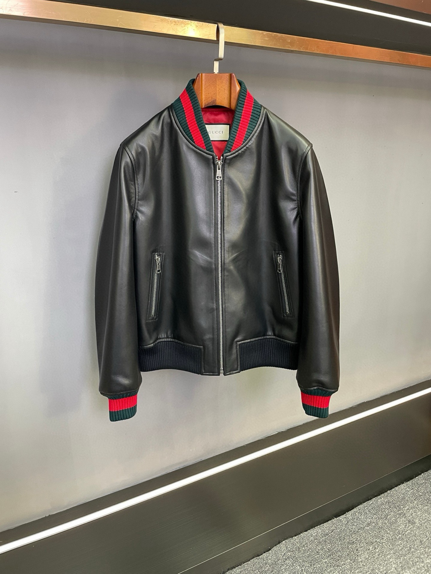 NO:773042,Gucci GUCCI 2026 Spring and Summer Men's Sheepskin Jacket, a classic update!   Inheriting the brand's century-old craftsmanship, GUCCI's 2026 spring and summer series of men's sheepskin jackets make a grand debut, using rare materials and iconic designs to interpret the elegance and edge of contemporary gentlemen. The black sheepskin imported from Australia is carefully tailored, and the leather is fine and flexible. It becomes more moist and lustrous with time, and every inch of the texture contains a unique texture given by nature. The neat silhouette outlines smooth lines, taking into account both style and practicality, making it easy to handle multiple occasions.  The details include the ingenious use of Gucci's signature blue and red contrasting threads on the collar, cuffs and hem. Classic elements and modern tailoring are cleverly blended to highlight the brand's recognition in every detail. The interior is paired with a passionate red lining, which creates a rich layer of visual tension and exudes low-key luxury in every gesture.  Gucci 2026 Spring and Summer Men's Sheepskin Jacket, with material as the bone and design as the soul, creates a wardrobe item that is both warm and fashionable for contemporary men. Explore now and unlock your classic style. Size 48-56,,gucci,gucci,jackets & coats,sheepskin,Top Customize119860909古驰 GUCCI 2026春夏男士羊皮夹克 经典焕新之作！  承袭品牌百年匠心,GUCCI 2026春夏季系列男士羊皮夹克重磅登场,以珍稀材质与标志性设计,诠释当代绅士的优雅锋芒.  精选澳洲进口黑色羊皮匠心裁制,皮质细腻柔韧,随着时光沉淀更显温润光泽,每一寸肌理都蕴藏自然赋予的独特质感.利落廓形勾勒流畅线条,兼顾风度与实穿性,轻松驾驭多元场合.  细节之处更见巧思领口、袖口及下摆采用古驰标志性蓝红撞色螺纹,经典元素与现代剪裁巧妙融合,于细节处彰显品牌辨识度.内里搭配热情红色里布,碰撞出层次丰富的视觉张力,举手投足间流露低调奢华.  古驰2026春夏男士羊皮夹克,以材质为骨,以设计为魂,为当代男士打造兼具保暖性与时尚感的衣橱臻品.即刻探索,解锁属于你的经典风格. 码数48-56,,gucci,gucci,jackets & coats,sheepskin,Top Customize1,Men's clothing