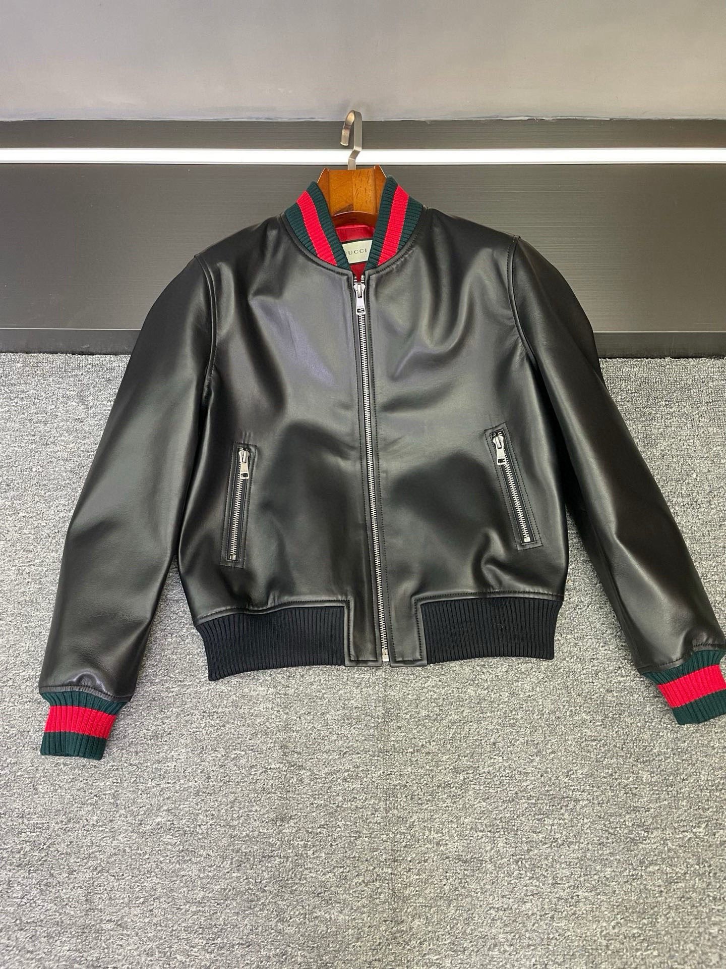 NO:773044,GUCCI's new 2026 spring and summer men's sheepskin jacket directly brings a sense of luxury. Whoever wears it will be the focus of the street!   Selected black sheepskin imported from Australia has an unparalleled texture and is soft and delicate to the touch. This material alone will make your upper body numb. Moreover, the breathability of sheepskin is superb, and it is not stuffy at all when worn. The comfort is perfect~ The collar, cuffs and hem adopt Gucci's classic blue and red contrasting threads.  , retro and fashionable, instantly recognizable, you can tell it is Gucci’s unique logo at a glance. This blue and red color combination is simply the hottest combination in the fashion world. It’s hard not to attract attention when walking on the street!   The inside is matched with red lining. This discreet design not only adds a sense of layering, but also stuns the audience the moment you take it off. The attention to detail is really amazing!  Whether worn with a simple white T-shirt or a formal shirt, there is no pressure and you can easily choose various styles. Whether it is a daily outing, a gathering with friends, or an important business occasion, this jacket can be perfectly adapted and easily enhance your aura. Gucci's 2026 spring and summer new men's sheepskin jacket, fashionistas can close their eyes and enter!   Size 48-56,,gucci,gucci,jackets & coats,shirts,sheepskin,Top Customize119860909GUCCI 古驰 这次的2026春夏新款男士羊皮夹克,直接把高级感拉满,谁穿谁是街头焦点！  精选澳洲进口黑色羊皮,质感无敌,摸起来柔软又细腻,光这材质,上身就赢麻了.而且羊皮的透气性超棒,穿着一点不闷,舒适度满分~  领口、袖口以及下摆,采用了古驰经典的蓝红撞色螺纹 ,复古又时髦,辨识度直接拉满,一眼就知道是古驰的独特标志.这蓝红配色,简直是时尚界的王炸组合,走在街上想不吸睛都难！  里面搭配了红色里布,这小心机设计,不仅增加了层次感,脱下来的瞬间,更是惊艳全场,细节控真的爱惨！不管是内搭简约白T,还是正式衬衫,都毫无压力,轻松拿捏各种风格.  无论是日常出街、朋友聚会,还是重要商务场合,这件夹克都能完美适配,轻松提升气场.  古驰 2026春夏新款男士羊皮夹克,时尚达人们闭眼入！  码数48-56,,gucci,gucci,jackets & coats,shirts,sheepskin,Top Customize1,Men's clothing