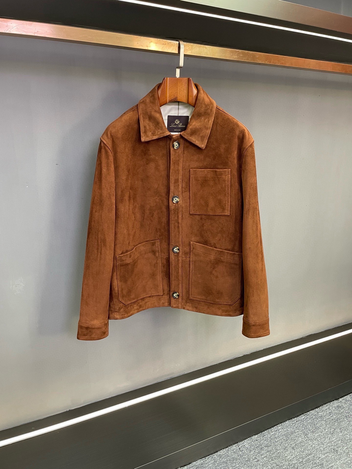 NO:773046,LP Noyou Piana 2026 Spring and Summer New Men's Sheepskin Leather Clothing, a Classic Presentation of Old Money Style and Practical Aesthetics Noyou Piana's 2026 Spring and Summer Series launches men's sheepskin leather jackets with exquisite materials and elegant designs, interpreting contemporary men's pursuit of 'old money style' low-key texture, and injecting classic items with both style and practicality into the autumn and winter wardrobe. Noyou Piana  This leather jacket is crafted from brown suede sheepskin imported from New Zealand. The leather is delicate and flexible, with a warm and mellow touch. The unique suede texture has a retro texture that has accumulated over time. The brown tone is calm and elegant, unobtrusive but full of high-end taste. It perfectly fits the restrained and refined old-money style.  The innovative shirt-style design breaks the toughness of traditional leather jackets and adds relaxation and ease to daily wear. Whether it is a light formal wear in a business setting or a casual combination in a casual setting, it can be easily controlled. The detailed design also shows the ingenuity of the single pocket on the left chest.  The layout of the double pockets on the abdomen not only continues the classic practicality of the shirt jacket, but also enriches the overall layering through the pocket lines; the interior is equipped with Noyo Panya's iconic plaid lining, and the details are exposed when the placket is opened, highlighting the brand recognition and design intentions in a low-key manner.  From material selection to craftsmanship, Loro Piana always interprets quality with strict standards. This sheepskin leather jacket perfectly combines the elegance of the old money style, the practicality of the shirt and the texture of the sheepskin material. It is not only a practical choice for daily wear, but also a style carrier that shows personal taste. It provides contemporary men with an autumn and winter dressing plan that has both connotation and style. Size M-3XL,,loro piana,jackets & coats,shirts,leather  jacket,sheepskin,Top Customize119860909LP 诺优翩雅 2026春夏新款男士羊皮皮衣老钱格调与实用美学的经典呈现 诺悠翩雅2026春夏系列重磅推出男士羊皮皮衣,以精湛材质与优雅设计,诠释当代男士对「老钱风」低调质感的追求,为秋冬衣橱注入兼具格调与实用性的经典单品. 诺优翩雅 这款皮衣甄选新西兰进口棕色反绒羊皮匠心打造,皮质细腻柔韧,触感温润醇厚,独特的绒面肌理自带岁月沉淀的复古质感,棕色调沉稳雅致,不张扬却尽显高级品味,完美契合老钱风格的内敛与精致. 版型上创新采用衬衫式设计,打破传统皮衣的硬朗感,增添日常穿搭的松弛与自在,无论是商务场合的轻正装搭配,还是休闲场景的随性组合,皆能轻松驾驭.细节设计更见巧思左胸单口袋与腹部双口袋的布局,既延续衬衫外套的经典实用性,又通过口袋线条丰富整体层次感；内里搭载诺优翩雅标志性的格纹里布,翻开衣襟时的细节露出,于低调处彰显品牌辨识度与设计用心. 从材质甄选到工艺打磨,诺优翩雅始终以严苛标准诠释品质,这款羊皮皮衣将老钱风的优雅、衬衫版型的实用与羊皮材质的质感完美融合,既是日常穿搭的实用之选,更是彰显个人品味的格调载体,为当代男士提供兼具内涵与风格的秋冬着装方案. 码数M-3XL,,loro piana,jackets & coats,shirts,leather jacket,sheepskin,Top Customize1,Men's clothing