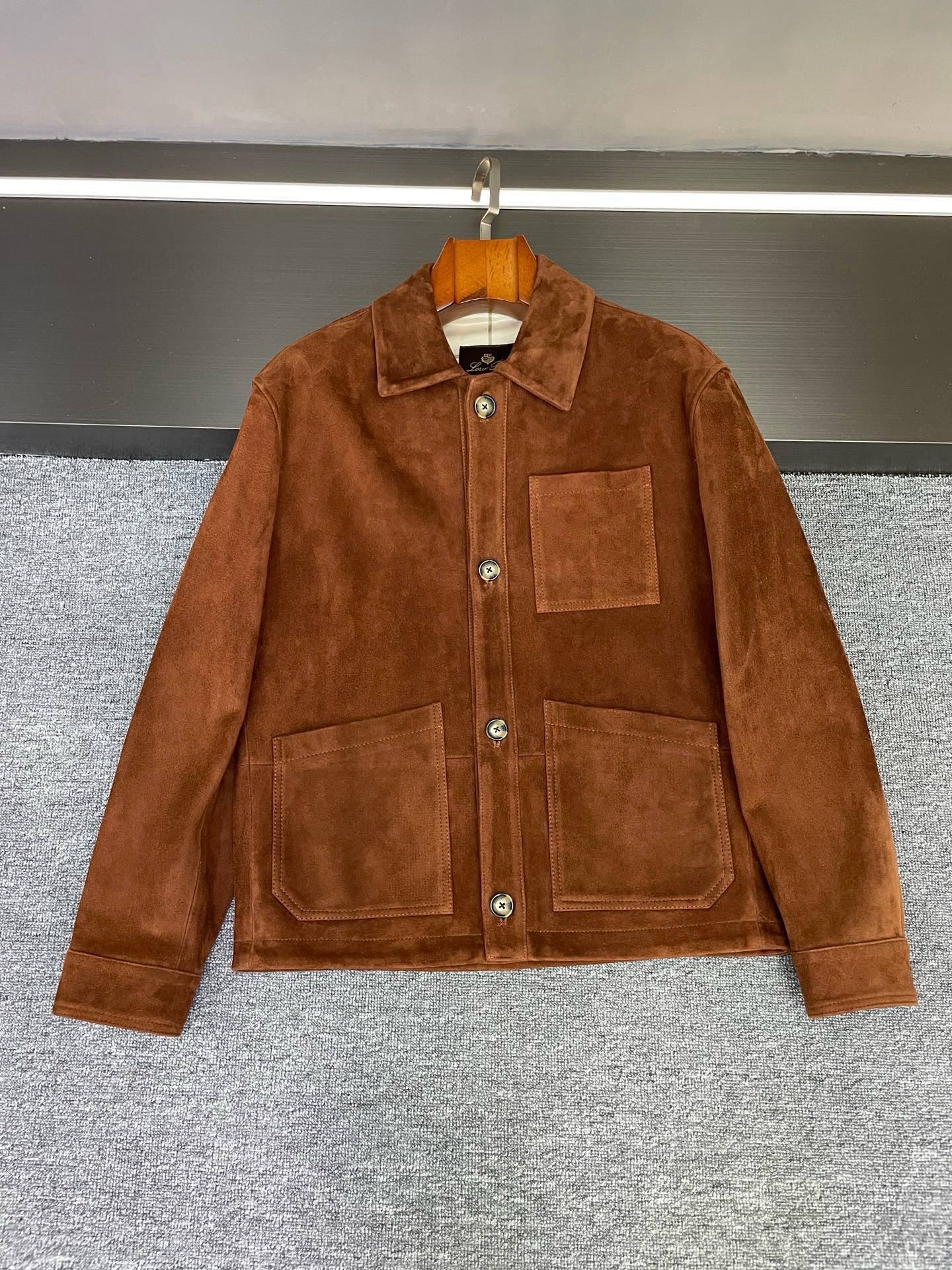NO:773048,This LP Nuoyoupanya suede sheepskin leather jacket wears the elegance of old money style on your body~ In Nouoyoupanya (LP) 2026 spring and summer men's new style, this sheepskin leather jacket hides too many 'knowledgeable' details - it does not deliberately emphasize luxury, but uses texture and version to perfectly interpret the calmness and sophistication of old money style.  Selected New Zealand brown suede sheepskin is the favorite texture carrier of the old money style. It has a delicate velvet feel with a warm retro tone. The brown is not a flamboyant bright brown, but a mellow color that resembles the accumulation of time. It feels soft but sinewy. The upper body has a low-key nobility. It can develop a unique charm as time goes by.  The shirt-style jacket is the finishing touch, breaking the toughness of traditional leather jackets and adding a sense of relaxation and elegance to daily life. Whether it is worn open and worn underneath, or the collar is buttoned up to show a neat look, it can bring out a calm body line without any tightness, but with a 'well-dressed' aura.  The design of three pockets on the left chest and abdomen not only has the practicality of work clothes, but does not destroy the overall simple lines - it is very convenient to put a pocket square or place small items casually. There is unintentional thoughtfulness hidden in the details. The LP signature plaid lining inside is even more surprising. When the plaid is opened, the plaid exposed is like a small easter egg hidden in the exquisiteness, quietly highlighting the brand's recognition.  Boys wear it with khaki pants for a gentle and gentlemanly look, and with dark jeans for a casual yuppie look. Whether it is daily commuting or going to a date on the weekend, you can wear it with 'effortless sophistication'. This kind of design that blends the essence of old money style into the fabric and pattern is probably what fascinates Noyo Piana~ Friends who like low-key and elegant texture, you may wish to pay more attention~ Size 48-56,,loro piana,jeans,jackets &  coats,shirts,leather jacket,sheepskin,Top Customize119860909这件LP 诺优翩雅反绒羊皮皮衣,把老钱风的优雅穿在身上～ 诺优翩雅（LP）2026春夏男士新款里,这件羊皮皮衣藏着太多「懂行」的细节——它不刻意强调奢华,却用质感和版型,把老钱风的从容与精致诠释得恰到好处. 精选的新西兰棕色反绒羊皮,是老钱风最爱的质感载体细腻的绒感带着温润的复古调,棕色不是张扬的亮棕,而是像沉淀过时光的醇厚色泽,摸上去柔软却有筋骨,上身自带低调的贵气,越穿越能养出独有的韵味. 衬衫版型外套是点睛之笔,打破了传统皮衣的硬朗感,多了份日常的松弛与优雅.不管是敞开穿搭内搭,还是扣起领口显利落,都能衬出从容的身形线条,没有紧绷感,却自带「穿得很讲究」的气场. 左胸加腹部的三个口袋设计,既有工装的实用感,又不破坏整体的简洁线条——放个口袋巾或随手放小物件都很方便,细节里藏着不刻意的贴心.内里的LP标志性格纹里布更是惊喜,翻开衣襟时露出的格纹,像藏在精致里的小彩蛋,悄悄彰显品牌的辨识度. 男生穿它,搭卡其裤是温文尔雅的绅士感,配深色牛仔裤又多了份随性的雅痞,不管是日常通勤还是周末赴约,都能穿出「毫不费力的精致」.这种把老钱风的精髓融在面料与版型里的设计,大概就是诺悠翩雅让人着迷的地方吧～ 喜欢低调优雅质感的朋友,不妨多留意一眼呀～ 码数48-56,,loro piana,jeans,jackets & coats,shirts,leather jacket,sheepskin,Top Customize1,Men's clothing