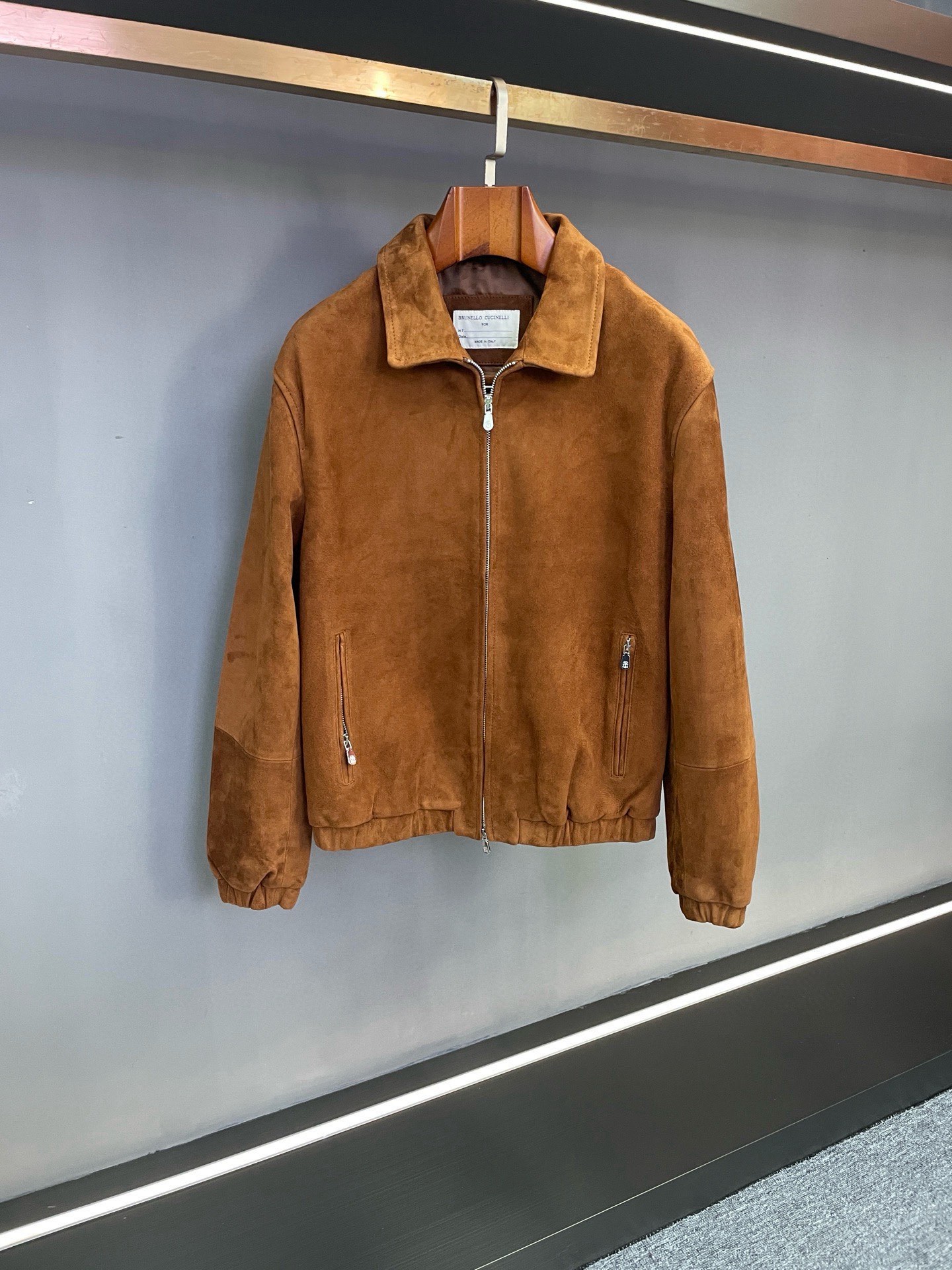 NO:773051,Brunello Cucinelli BC 2026 spring and summer men's suede sheepskin jacket has a warm texture in old money style. When it comes to the elegance of old money style, Brunello Cucinelli can always accurately hit the 'unintentional sophistication' - just like this new 2026 spring and summer men's suede sheepskin jacket, which combines the warmth of brown suede sheepskin imported from New Zealand into the ease of daily wear and tear. At first glance, it gives a comfortable and high-end feel.  That touch of brown really understands the essence of the old money style. It is not a bright off-color, but a mellow tone that has been slowly precipitated by time. It is paired with the unique delicate velvet feel of suede sheepskin. It feels soft but not collapsed. When worn close to the body, you can feel the gentleness of the leather, but it has just the right amount of stiffness hidden in the silhouette. Walking on the streets in autumn, when the sun falls on the hem of the clothes, the suede will have a faint luster. It is not eye-catching, but people can't help but look at it twice.  The lapel style is a classic ingenuity that doesn't pick on body shape or occasion - when worn open, it can accentuate the neat lines of the neck. Paired with a light-colored sweater, it gives a casual gentlemanly feel; the collar is slightly raised, adding a low-key neatness, whether it is for a casual look.  Whether you are meeting clients frequently or taking a walk with your family on weekends, it will not look out of place. The most considerate thing is the double-pull design. Pull it to the top to wrap in the warmth, and pull it to the middle to reveal the inner details. The temperature and style of autumn and winter can be balanced just right with this small design.  There is no exaggerated logo or complicated decoration. Brunello Cucinelli only uses a piece of good leather and a good fit to hide the core of the old money style of 'dress well and live comfortably'. Such a jacket that can be worn for many years and tastes timeless is probably the most reassuring thing in the spring and summer wardrobe. Size M-3XL.,, brunello cucinelli, jackets & coats, sheepskin, Top Customize119860909Brunello Cucinelli BC 2026春夏男士反绒羊皮外套老钱风里的温润质感 提到老钱风的优雅,Brunello Cucinelli总能精准踩中那份“不刻意的精致”——就像这件2026春夏新款男士反绒羊皮外套,把新西兰进口棕色反绒羊皮的温润,揉进了日常穿脱的自在里,一眼望去就是让人舒服的高级感. 那抹棕色太懂老钱风的精髓了,不是鲜亮的跳脱色,而是像被时光慢慢沉淀过的醇厚色调,配上反绒羊皮独有的细腻绒感,摸上去软而不塌,贴身穿时能感受到皮质的温柔,却又在版型上藏着恰到好处的挺括.走在秋日街头,阳光落在衣摆上,绒面会泛出淡淡的光泽,不抢眼,却让人忍不住多看两眼. 翻领版型是经典里的巧思,不挑身形也不挑场合——敞开穿时,能衬得脖颈线条利落,内搭一件浅色系针织衫,就是随性的绅士感；微微立起领口,又多了份低调的利落,不管是通勤见客户,还是周末陪家人散步,都不会显得突兀.最贴心的是双拉头设计,拉到顶能裹住暖意,拉到中间又能露出内搭细节,秋冬的温度与风度,靠这一个小设计就平衡得刚好. 没有浮夸的logo,也没有复杂的装饰,Brunello Cucinelli只用一块好皮料、一个好版型,就把老钱风“穿得讲究,活得自在”的内核藏了进去.这样一件能穿很多年、越穿越有味道的外套,大概就是春夏衣橱里最让人安心的存在吧. 码数M-3XL.,,brunello cucinelli,jackets & coats,sheepskin,Top Customize1,Men's clothing
