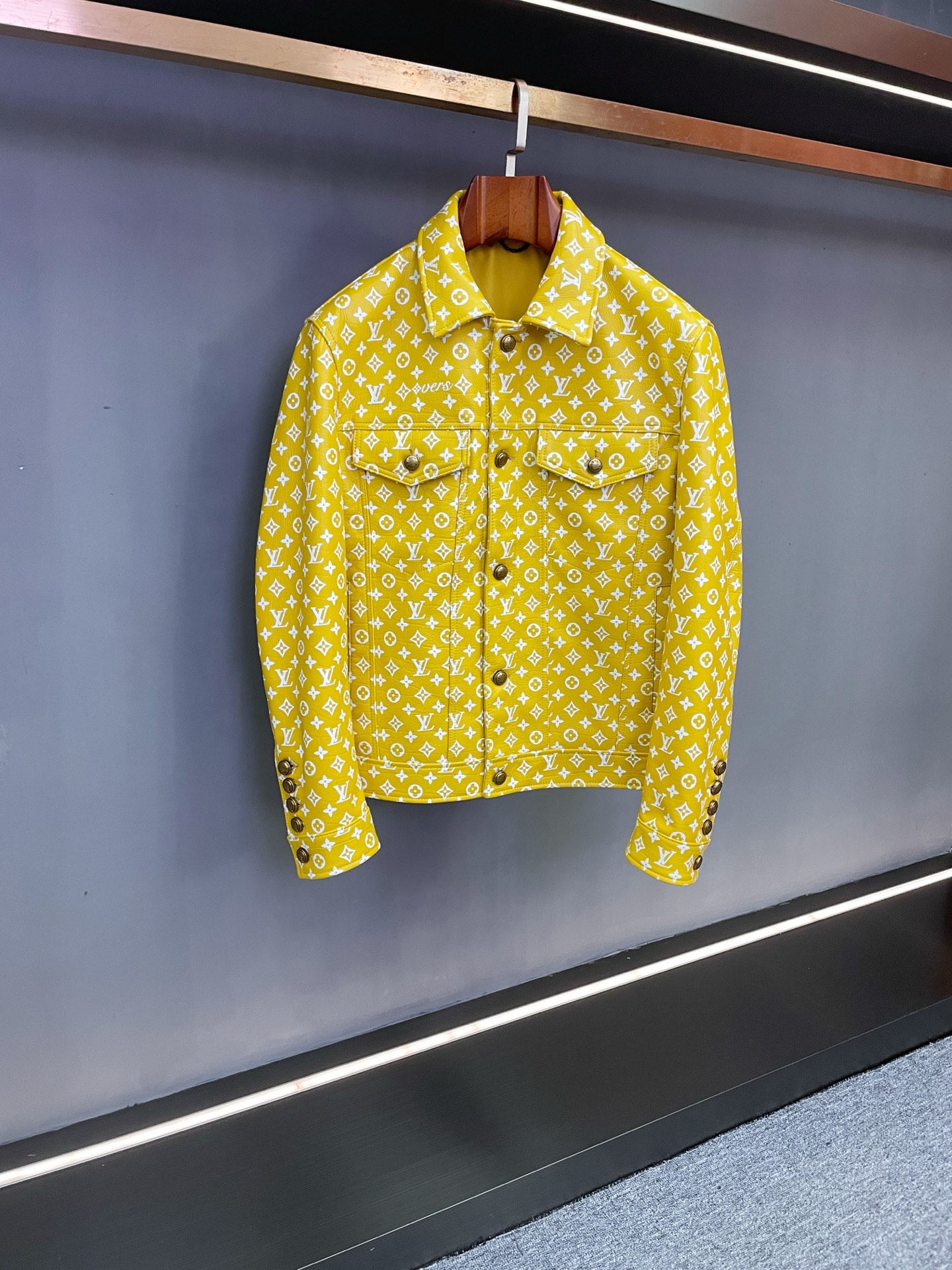 NO:773065,Pharrell Williams and Nigo collaborate!  The new spring and summer 2026 LV cowhide jacket makes a shocking debut. When music genius Pharrell Williams crossed over into fashion and joined hands with Japanese fashion design giant Nigo, the result of this creative storm - the Louis Vuitton yellow cowhide crocodile pattern embossed jacket, is undoubtedly the most dazzling presence in the fashion industry.  The jacket is made of high-quality yellow cowhide, and the crocodile pattern embossing gives it a luxurious texture. Every texture is delicate and lifelike, demonstrating unparalleled taste and style. The LV five-flower LOGO is embossed all over the body, and the classic elements are presented in innovative forms. It is a tribute to the brand's history and a bold prediction of future trends, fully interpreting the brand's iconic symbols.  The heavy metal engraved buttons show ingenuity in every detail. The exquisite craftsmanship and the high-grade metal material collide, which is not only durable, but also tough and handsome. When opening and closing, it is a fashion attitude unique to LV. The LV LOGO presented in the leather embroidery on the back creates a visual focus with exquisite craftsmanship. No matter from which angle you look at it, you can recognize the extraordinary identity of this jacket at a glance.  This jacket is not only a piece of clothing, but also a fashionable work of art, which perfectly combines trend and luxury. Whether paired with casual jeans or formal trousers, it can easily control various occasions and become the center of attention. If you pursue uniqueness and desire to show your personality, then this Louis Vuitton cowhide jacket is definitely your best choice. Size 48-56,,louis vuitton,louis vuitton,jeans,jackets & coats,cowhide,Top  Customize119860909Pharrell Williams与Nigo联名！2026春夏新品LV牛皮夹克震撼登场  当音乐天才Pharrell Williams跨界时尚,与日本潮流设计巨匠Nigo携手,这场创意风暴诞生的结晶——Louis Vuitton黄色牛皮鳄鱼纹压花夹克,无疑是时尚界最耀眼的存在.  夹克选用优质黄色牛皮,鳄鱼纹压花赋予其奢华质感,每一处纹理都细腻逼真,彰显着无与伦比的品味与格调.满身LV五花LOGO压花遍布,经典元素以创新形式呈现,是对品牌历史的致敬,更是对未来潮流的大胆预言 ,将品牌的标志性符号演绎得淋漓尽致.  重工金属刻字纽扣,细节之处尽显匠心.精致的工艺与高级金属材质碰撞,不仅坚固耐用,更添一份硬朗帅气,开合之间,都是独属于LV的时尚态度.后背贴皮绣呈现的LV LOGO,以精湛工艺打造视觉焦点,无论从哪个角度看,都能一眼识别这件夹克的不凡身份.  这件夹克不仅是一件衣物,更是一件时尚艺术品,将潮流与奢华完美融合.无论是搭配休闲牛仔裤,还是正式西裤,都能轻松驾驭各种场合,成为众人瞩目的焦点.如果你追求独特、渴望展现个性,那么这款Louis Vuitton牛皮夹克绝对是你的不二之选 .  码数 48-56,,louis vuitton,louis vuitton,jeans,jackets & coats,cowhide,Top Customize1,Men's clothing