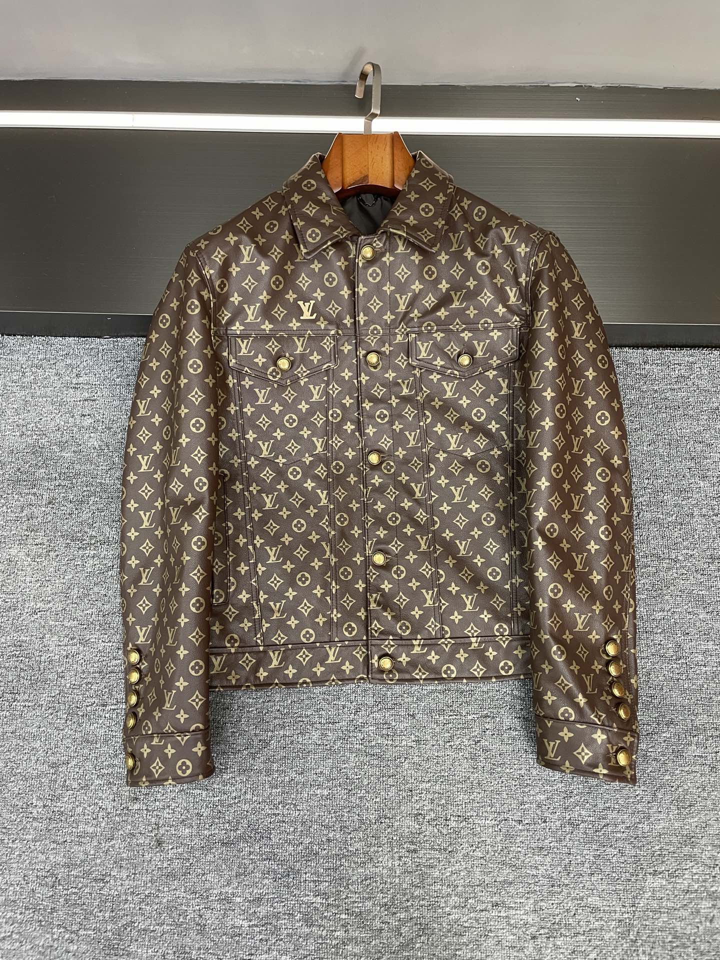 NO:773062,LV was asked about the god-level jacket all the way, so handsome that it’s foul!   Brothers, today I have to share with you a treasured item that I recently discovered - the Louis Vuitton cowhide jacket jointly created by Pharrell Williams and Nigo. The upper body of this jacket from Lujia instantly becomes the focus of the street. The yellow cowhide is paired with crocodile pattern embossing.  , the details highlight the brand's heritage. The heavy-duty metal engraved buttons, when opening and closing, are full of exquisiteness and a sense of quality. The LV LOGO presented in the leather embroidery on the back has a high sense of luxury and is a sight to see when you turn around. As the result of the cooperation between two legendary figures in the fashion industry, this jacket combines Pharrell Williams' pioneering concepts and Nigo's unique aesthetics. Every design contains profound trend connotations and can be called a work of art.  After buying this jacket, my daily dressing has become a lot easier. Just pair it with jeans or overalls and you can look cool to a new level. I sincerely recommend it to everyone who pursues fashion and quality. Just put it on and you're done!   Size 48-56,,louis vuitton,louis vuitton,louis vuitton,louis vuitton,jeans,jackets & coats,cowhide,Top Customize119860909LV 被追问一路的神级夹克,帅到犯规！  兄弟们,今天必须给你们分享一件我最近挖到的宝藏单品——Pharrell Williams与Nigo联手打造的Louis Vuitton牛皮夹克.  驴家这件夹克上身,秒变街头焦点.黄色牛皮搭配鳄鱼纹压花,质感直接拉满,独特又吸睛,走在街上绝对不会撞款.满身LV五花LOGO压花,低调又奢华,每一步都踏出大写的“贵气” ,细节处彰显品牌底蕴.重工金属刻字纽扣,开合之间,尽显精致,品质感扑面而来.后背贴皮绣呈现的LV LOGO,把高级感狠狠拿捏,转身都是风景.  作为潮流界两大传奇人物的合作结晶,这件夹克融合了Pharrell Williams的先锋理念与Nigo的独特美学,每一处设计都蕴含着深厚的潮流内涵,堪称艺术品.  入手这件夹克后,我日常穿搭轻松了不少,随便搭配牛仔裤或工装裤,就能帅出新高度.真心推荐给各位追求潮流与品质的兄弟,冲就完事儿！  码数48-56,,louis vuitton,louis vuitton,louis vuitton,louis vuitton,jeans,jackets & coats,cowhide,Top Customize1,Men's clothing