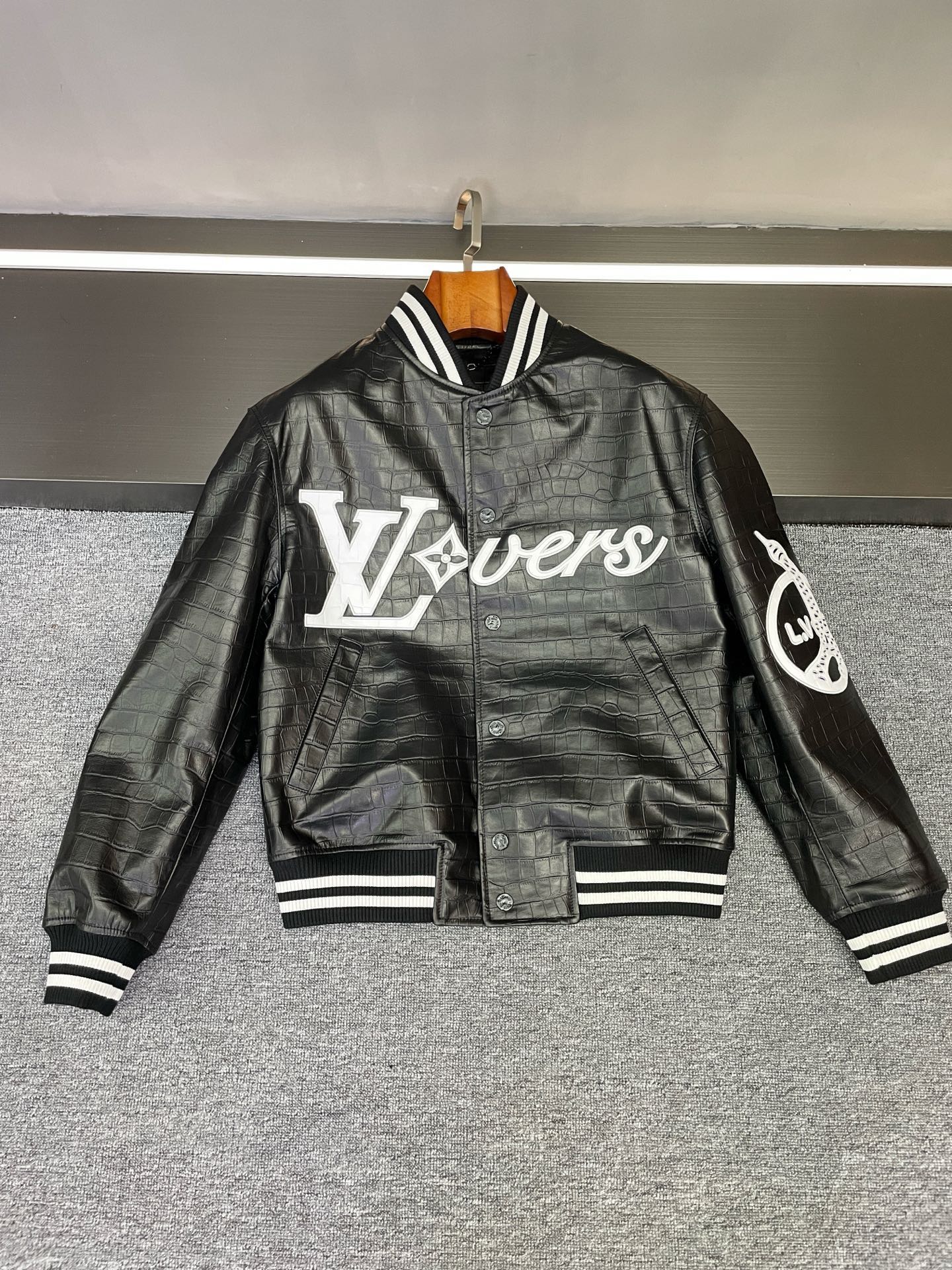 NO:773073,LV’s new 2026 spring and summer men’s cowhide leather jackets are simply stunning to me!  Every detail of the tiled detail picture is so perfectly depicted. The black crocodile pattern embossed cowhide jacket is full of texture!  Black and white contrasting threads, fashionable and unique!  There are also ultra-delicate LV logo embroidery on the chest and left shoulder, which is simply beautiful!  I really love misfortune!  Size 48-58,,louis vuitton,jackets & coats,leather jacket,cowhide,Top Customize119860909LV 2026春夏新款男士牛皮皮衣 简直惊艳到我啦！平铺细节图每个细节都刻画的如此完美那黑色鳄鱼纹压花牛皮外套,质感爆棚！黑白撞色螺纹,时尚又独特！还有胸前和左肩超精致的 LV标志 LOGO 贴皮绣,简直美炸了！我真的爱惨啦！ 码数48-58,,louis vuitton,jackets & coats,leather jacket,cowhide,Top Customize1,Men's clothing