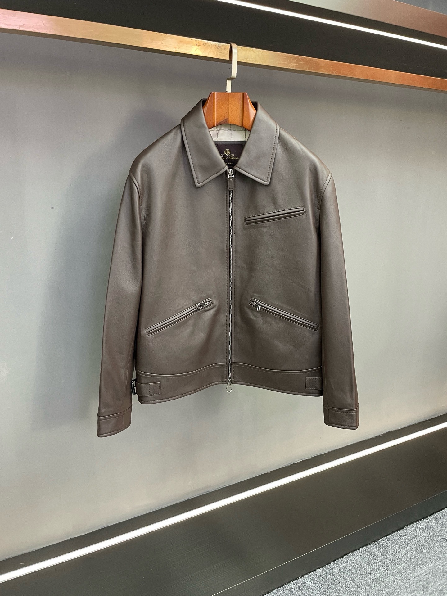 NO:772863,Loro Piana 2026 spring and summer men's cowhide leather jacket is a perfect combination of classics and texture. When the calm atmosphere of spring and summer is getting stronger, a jacket with both style and practicality is a regular choice in men's wardrobe. Loro Piana's new 2026 spring and summer men's cowhide jacket continues the low-key luxury of 'old money style' with century-old ingenuity, presenting contemporary gentlemen with a timeless classic.  Selected New Zealand gray sheepskin is the soul of this jacket. It retains the original delicate texture and natural elasticity of the leather. As time goes by, it will precipitate a unique warm luster. Every texture is a unique mark of the owner's years. The black tone is calm and atmospheric, unobtrusive but has its own aura, making it easy to control business commuting and leisure occasions, showing a restrained style.  The brand's dedication to quality can be seen in the details. The classic plaid design is used on the inside, hiding ingenuity in a low-key manner, and revealing the inadvertent sophistication in the folds; the one-word bag on the chest has neat lines, which not only continues the simplicity of retro aesthetics, but also has practical functions, and it is easy to place small items casually. The overall tailoring fits the body shape but is not restrictive, perfectly integrating the comfort and elegance admired by the 'old money style', without deliberately carving, and it has a relaxed nobility.  From materials to craftsmanship, from design to wearing experience, Loro Piana always interprets what true luxury is with its pursuit of perfection. The new 2026 spring and summer men's cowhide jacket is not only a jacket to resist the cold wind, but also a symbol of accumulated taste - it belongs to you who know how to appreciate texture and cherish classics. Explore the Loro Piana 2026 spring and summer series now, and let this cowhide jacket become the finishing touch of your autumn and winter style.  Size 48-56,,loro piana,jackets & coats,jackets & coats,leather jacket,cowhide,sheepskin,Top Customize119860909Loro Piana 诺悠翩雅2026春夏男士牛皮夹克皮衣 经典与质感的淬炼之作  当春夏的沉稳气息渐浓,一件兼具格调与实穿性的外套,是男士衣橱里的定番之选.Loro Piana诺悠翩雅2026春夏新款男士牛皮夹克,以百年匠心续写“老钱风”的低调奢华,为当代绅士呈现穿越时光的经典之作.  精选新西兰灰色羊皮,是这件夹克的灵魂所在.保留了皮革最原始的细腻肌理与自然弹性,随着时光推移,会沉淀出独特的温润光泽,每一处纹路都是独属于主人的岁月印记.黑色基调沉稳大气,不张扬却自带气场,轻松驾驭商务通勤与休闲场合,尽显内敛格调.  细节之处,更见品牌对品质的执着.内里采用经典格纹设计,于低调中暗藏巧思,翻折间流露不经意的精致；胸前一字袋线条利落,既延续了复古美学的简约感,又兼顾实用功能,随手放置小物亦显从容.整体剪裁贴合身形却不束缚,将“老钱风”所推崇的舒适与优雅完美融合,无需刻意雕琢,便自带松弛的贵气.  从材质到工艺,从设计到穿着体验,Loro Piana始终以对极致的追求,诠释着何为真正的奢华.2026春夏新款男士牛皮夹克,不仅是一件抵御寒风的外套,更是沉淀品味的象征——它属于懂得欣赏质感,更珍视经典的你.  即刻探索 Loro Piana 2026春夏系列,让这件牛皮夹克,成为你秋冬造型的点睛之笔. 码数48-56,,loro piana,jackets & coats,jackets & coats,leather jacket,cowhide,sheepskin,Top Customize1,Men's clothing