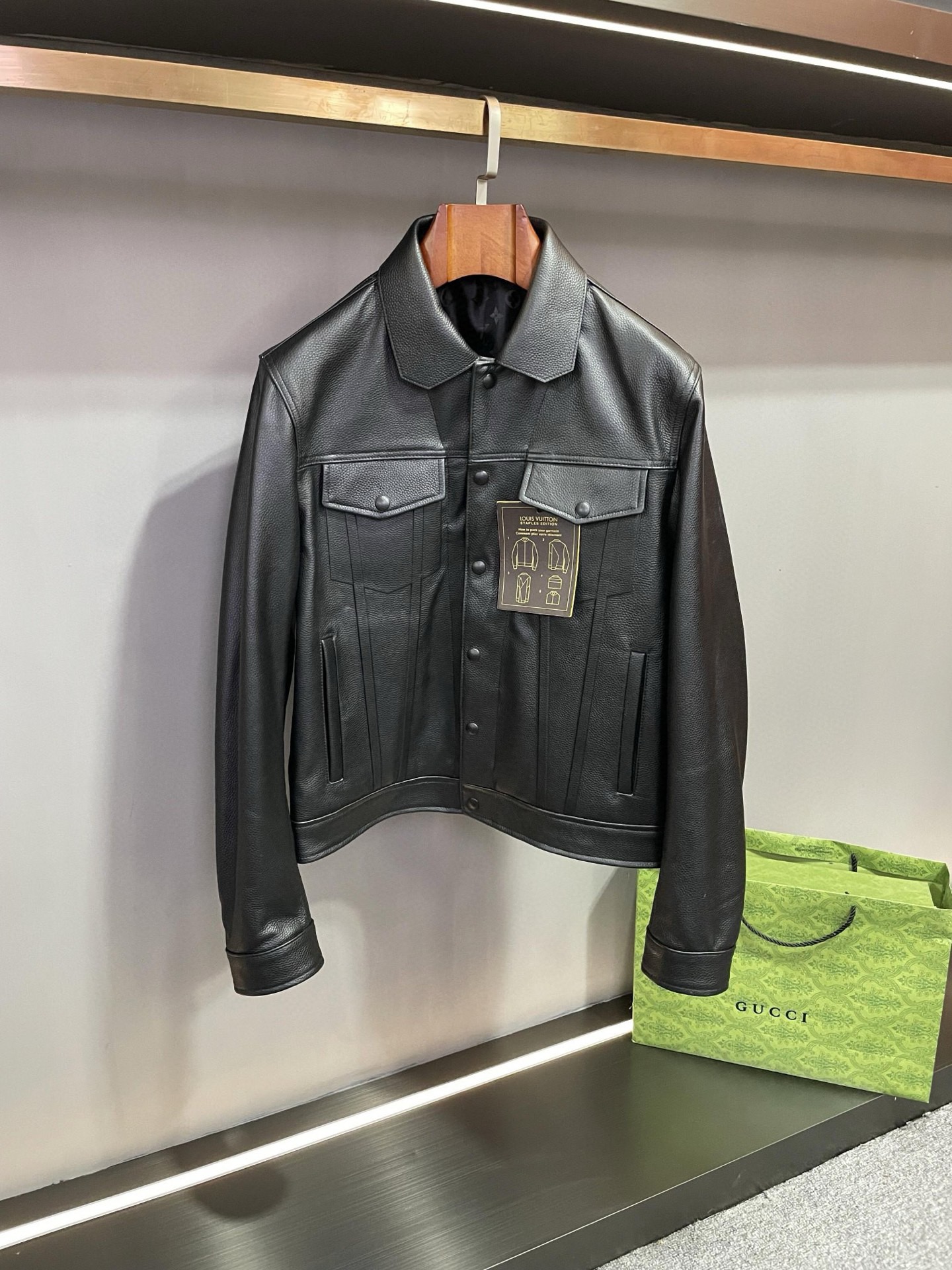 NO:772846,Louis Vuitton LV's 2026 spring and summer new cowhide leather jacket is here. LV's leather jacket is made of imported Spanish first-layer calfskin, which is of high quality and has a delicate touch, highlighting its luxurious texture. The classic denim jacket style is smart and slim, perfectly outlines your body lines, showing your confidence and style. The two flap pockets on the chest are designed to be both practical and beautiful, adding a unique charm to the overall look. The LV hanging from the left breast pocket  The nameplate highlights the nobility and uniqueness of the brand. The two side pockets below are convenient for you to store items, which is considerate and practical. It is particularly worth mentioning that the four embossed patterns from the chest to the hem are like the finishing touch, showing the soul of this dress and making it stand out among many clothing. LV's new cowhide leather jacket is to choose excellence and sophistication, making you the focus of fashion in autumn and winter, exuding endless charm. Size M-3XL, Louis  vuitton,louis vuitton,jackets & coats,leather jacket,cowhide,Top Customize119860909路易威登 LV 2026 春夏新款牛皮皮衣荣耀登场.  LV这款皮衣精选进口西班牙头层小牛皮,材质上乘,触感细腻,彰显奢华质感.经典的牛仔外套版型,干练修身,完美勾勒出您的身材线条,展现出您的自信与风采.  胸前两个揭盖口袋设计,实用与美观兼具,为整体造型增添一份独特韵味.左胸口袋吊挂的 LV 铭牌,彰显品牌的尊贵与独特.下方两个侧插口袋,方便您存放物品,贴心实用.  尤为值得一提的是,从胸前到下摆的四条压纹,犹如画龙点睛之笔,呈现出这件衣服的灵魂所在,使其在众多服饰中脱颖而出.  LV新款牛皮皮衣,即是选择一份卓越与精致,让您在秋冬季节成为时尚焦点,散发无尽魅力. 码数 M-3XL,,louis vuitton,louis vuitton,jackets & coats,leather jacket,cowhide,Top Customize1,Men's clothing