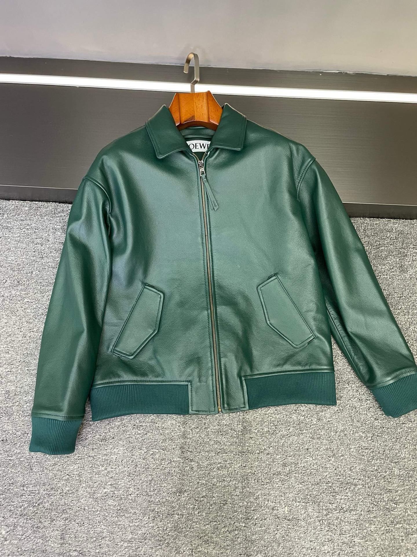 NO:772862,LOEWE's 2026 spring and summer new leather jacket is really crazy!  As soon as I saw this men's sheepskin jacket, I knew it was a solid choice for this autumn and winter!   It is made of Australian dark green sheepskin. The color is wonderful, rich and deep, between retro and modern. It is unobtrusive but highly recognizable. It will turn heads when you walk on the street. The sheepskin has a superb texture, is soft and delicate, and has a natural luster. It is a top-quality product at first glance.  The lapel slip-shoulder version is fashionable and practical, weakening the shoulder lines and adding a sense of casual relaxation. It is very tolerant to all body types. It can be worn by either a strong or a thin brother, and he will become a street trendy man in an instant. The threaded design of the hem not only prevents wind and warmth, but also makes the overall shape more neat and highlights the taste of details. The LOEWE brand LOGO patched under the back collar is simple and low-key, inadvertently revealing the brand identity, and full of high-end sense.  Pairing a simple white T-shirt and jeans on a daily basis can easily create a casual and fashionable atmosphere, casual and comfortable; if you want to be more outstanding, wear a turtleneck sweater, paired with overalls of the same color, and a pair of Martin boots. The retro workwear style is straight away, and it is very eye-catching when going out or at parties. I sincerely recommend that brothers who like to pursue quality and individuality should buy it. Believe me, this jacket will definitely become a treasure in your wardrobe!   Size 48-56,,loewe,loewe,boots,jeans,jackets & coats,jackets & coats,leather jacket,sheepskin,Top Customize119860909LOEWE 罗意威2026春夏新品皮衣外套真的杀疯了！一看到这款男士羊皮夹克,我就知道,今年秋冬的穿搭C位稳了！  它精选澳洲墨绿色羊皮制成,这个颜色太妙了,浓郁深邃,介于复古与现代之间,不张扬却极具辨识度 ,走在街上回头率超高.羊皮质感超绝,柔软细腻,还透着自然光泽,一看就是顶级货.  翻领溜肩版型时髦又实穿,弱化了肩部线条,增添随性松弛感,对各种身材的包容性都很强,不管是健壮还是偏瘦的兄弟都能驾驭,穿上秒变街头潮男.下摆的螺纹设计,不仅防风保暖,还让整体造型更利落,凸显细节品味.  后衣领下方的LOEWE品牌LOGO贴皮,简洁低调,不经意间展露品牌身份,高级感十足.  日常搭配简单的白T和牛仔裤,就能轻松营造出休闲又时尚的氛围,随性又自在；想要更出彩,内搭高领针织衫,搭配同色系工装裤,再加上一双马丁靴,复古工装风直接拉满,出街、聚会都超吸睛.  真心建议喜欢追求品质与个性的兄弟入手,相信我,这件夹克一定会成为你衣橱里的宝藏单品 ！  码数48-56,,loewe,loewe,boots,jeans,jackets & coats,jackets & coats,leather jacket,sheepskin,Top Customize1,Men's clothing
