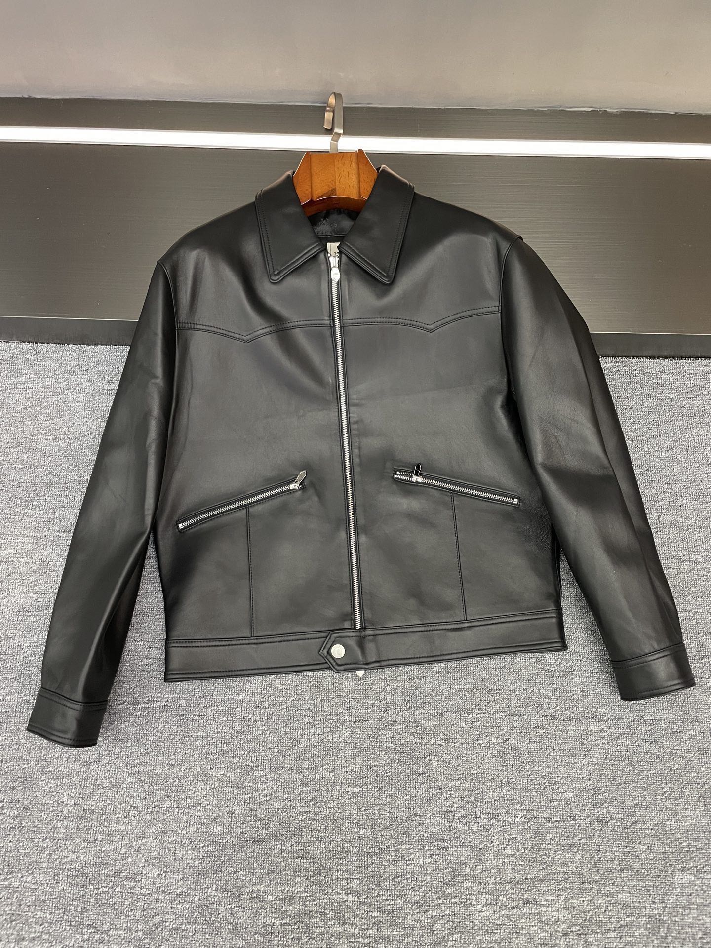 NO:772881,This Hermes sheepskin jacket is the 'low-key trump card' of autumn and winter style. Among the HERMES 2026 spring and summer men's new styles, this sheepskin jacket hides the ingenuity of being too good at taste - it does not deliberately show off the logo, but uses materials and styles to incorporate a 'sensation of high-end' into every detail of daily life.  Selected sheepskin imported from New Zealand is the core. It is delicate and soft at your fingertips, but has just the right amount of stiffness. The matte texture has a calm and noble feel. There is no need to deliberately emphasize it. The fit of the upper body and the naturally drooping outline can quietly reveal the texture.  Both colors highlight the mid-autumn and winter aesthetics. Black is a calm style that never goes wrong, and has a 'well-dressed' aura; earthy yellow is like the warm tone of autumn that has settled, it is warm and not eye-catching, but it can escape from dullness in a low-key manner.  The shape of the lapel jacket is the classic 'comfort style'. It is neither tight nor draggy. It can be worn open for daily wear and the inner layer is loose. Buttoned up, it can also highlight the neat figure. Whether it is commuting, tea or light business occasions, it can be easily held.  When boys wear it, it looks casual and yuppie when paired with jeans, and it becomes a gentle gentleman style when worn with khaki pants. Even if it is worn with a simple white T, it can still be worn with 'effortless sophistication'. This kind of design that hides high-end materials and styles is probably the fascinating size of Hermes. 48-56,,hermes,hermes,jeans,jackets & coats,jackets & coats,sheepskin,Top Customize119860909这件Hermes羊皮夹克,是秋冬型格的「低调王牌」 HERMES2026春夏的男士新款里,这件羊皮外套藏着太懂品味的巧思——它没刻意张扬logo,却用材质和版型,把「高级感」揉进了日常的每一处细节里. 精选的新西兰进口羊皮是核心,触手可及的细腻柔润,却带着恰到好处的挺括筋骨,哑光肌理自带沉稳贵气,不用刻意强调,上身的贴合感和自然垂坠的轮廓,就能悄悄透出质感. 两个颜色都戳中秋冬审美黑色是永不出错的沉稳格调,自带「穿得很讲究」的气场；土黄色像沉淀过的秋日暖调,温润不抢眼,却能在低调中跳出沉闷. 翻领夹克版型是经典里的「舒适派」,不紧绷也不拖沓,日常敞开穿露内搭显松弛,扣起扣子又能衬出利落身形,不管是通勤、约茶还是轻商务场合,都能轻松hold住. 男生穿它,搭牛仔裤是随性的雅痞感,配卡其裤又成了温文的绅士风,哪怕内搭一件简单的白T,也能穿出「毫不费力的精致」.这种把高级藏在材质和版型里的设计,大概就是爱马仕让人着迷的 码数 48-56,,hermes,hermes,jeans,jackets & coats,jackets & coats,sheepskin,Top Customize1,Men's clothing