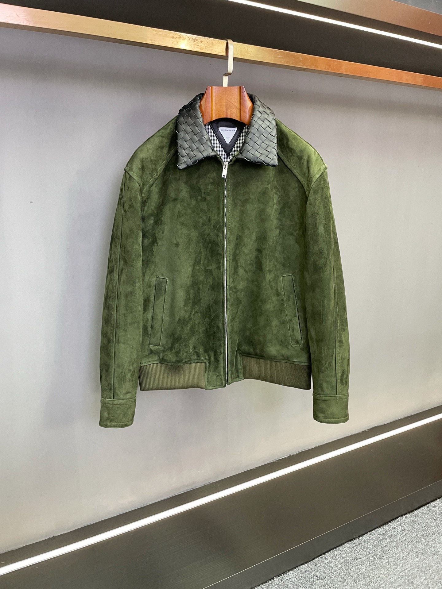 NO:772920,BV Bottega Veneta's 2026 new spring and summer men's sheepskin jacket is presented with originality. Adhering to the brand's founding philosophy of 'Labor et Ingenium' (craftsmanship and creativity), Bottega Veneta's 2026 spring and summer new men's sheepskin jacket makes its grand debut. It uses the exquisite skills of the Italian luxury leather goods family to redefine the texture and style of high-end men's clothing in autumn and winter. BV's jacket uses New Zealand green suede sheepskin as the main fabric. This rare leather is famous for its fine velvet feel and strong texture. It is soft to the skin and durable. It still maintains flexibility in low temperature environments, showing the high-end texture of natural materials. The finishing touch of the design As for the black sheepskin hand-woven collar, the craftsmen followed the traditional leather weaving process and made it by hand through multiple processes such as cutting, weaving, and sewing. Each texture embodies ingenuity. The black and white contrast not only strengthens the visual hierarchy, but also highlights the scarcity value of intangible cultural heritage-level handicrafts. As a representative of Italian luxury goods, BV has integrated the essence of the low-key and noble brand into the design. This jacket combines the solemnity of business occasions with the casualness of daily wear, and perfectly fits the dual pursuit of quality and style by contemporary elite men. A jacket is not only a warm guardian in autumn and winter, but also a quiet identity display. Size 48-56,,bottega veneta,bottega veneta,jackets & coats,sheepskin,Top Customize119860909BV 葆蝶家2026春夏新款男士羊皮外套 匠心呈献 秉承品牌“Labor et Ingenium”（工艺与创意）的创始理念,葆蝶家2026春夏新款男士羊皮外套重磅登场,以意大利奢侈皮具世家的精湛技艺,重新定义秋冬高端男装的质感与格调. BV这件外套甄选新西兰绿色反绒羊皮为主体面料,这种珍稀皮料以细腻绒感与强韧质地著称,触感柔软亲肤且经久耐用,低温环境下依旧保持柔韧特性,尽显天然材质的高端质感.设计的点睛之笔在于黑色羊皮手工编织领子,匠人遵循传统皮革编织工艺,经切割、编织、缝合等多道工序手工打造,每一道纹路都凝聚着匠心,黑白撞色不仅强化了视觉层次,更彰显出非遗级手工艺的稀缺价值. 作为意大利奢侈品的代表,BV家将低调矜贵的品牌精髓融入设计,这款外套兼顾商务场合的庄重与日常穿搭的随性,完美契合当代精英男士对品质与格调的双重追求.一件外套,既是秋冬的温暖守护,亦是不动声色的身份彰显. 码数48-56,,bottega veneta,bottega veneta,jackets & coats,sheepskin,Top Customize1,Men's clothing