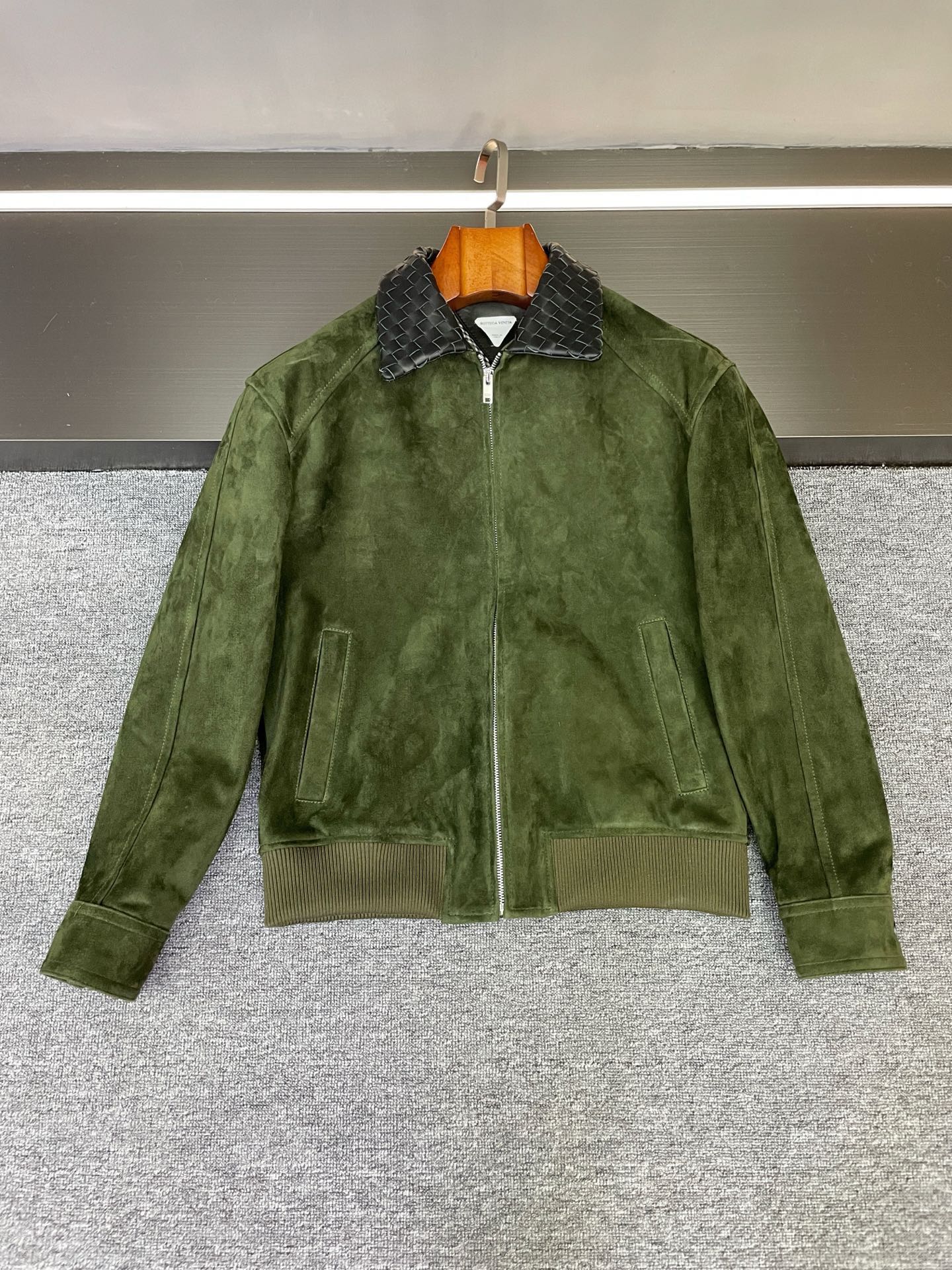 NO:772925,This sheepskin jacket from BV highlights the high-end aesthetic. True luxury never speaks of logos. Just like this men's sheepskin jacket from Bottega Veneta in spring and summer 2026, the texture is hidden in every thoughtful detail.  Selected New Zealand green suede sheepskin is the soul of the entire garment. It is so soft and soft to the touch that it subverts the inherent perception of leather clothing. The delicate texture has a natural warm luster, and the low-key green tone brings a calm aura of old money style. The most eye-catching thing is the hand-woven black sheepskin collar. It takes the craftsman an hour to complete one piece of fine weaving. Every inch of the texture is hidden with warmth. The contrasting black and white colors make the simple version instantly memorable.  There is no complicated design, but the top leather and handmade craftsmanship stand on the high ground of quality. Wear it with a shirt for commuting to show your elite aura, or wear it with a knitted sweater for daily wear to show your lazy elegance. One piece can be used for all important occasions in autumn and winter. Anyone who knows how to dress knows that good clothes are the foundation of the years. This BV sheepskin jacket just understands your low-key and exquisiteness. Size 48-56,,bottega veneta,bottega veneta,jackets &  coats,shirts,leather jacket,sheepskin,Top Customize119860909被BV这件羊皮外套戳中了高阶审美 真正的奢华从不用logo说话,就像葆蝶家2026春夏这件男士羊皮外套,把质感藏在了每一处用心细节里. 精选新西兰绿色反绒羊皮是整件衣服的灵魂,触感软糯到颠覆对皮衣的固有认知,细腻肌理带着自然的温润光泽,低调的绿调自带老钱风的沉稳气场.最点睛的是黑色羊皮手工编织领子,匠人一小时才能完成一张的精细编织,每一寸纹路都藏着温度,黑白撞色让简约版型瞬间有了记忆点. 没有繁复设计,却凭着顶级皮料与手工工艺站稳质感高地.通勤搭衬衫显精英气场,日常配针织衫露慵懒贵气,一件就能贯穿秋冬的所有重要场合. 懂穿搭的人都知道,好衣服是岁月里的底气,这件BV羊皮外套,恰好懂你的低调与讲究. 码数48-56,,bottega veneta,bottega veneta,jackets & coats,shirts,leather jacket,sheepskin,Top Customize1,Men's clothing