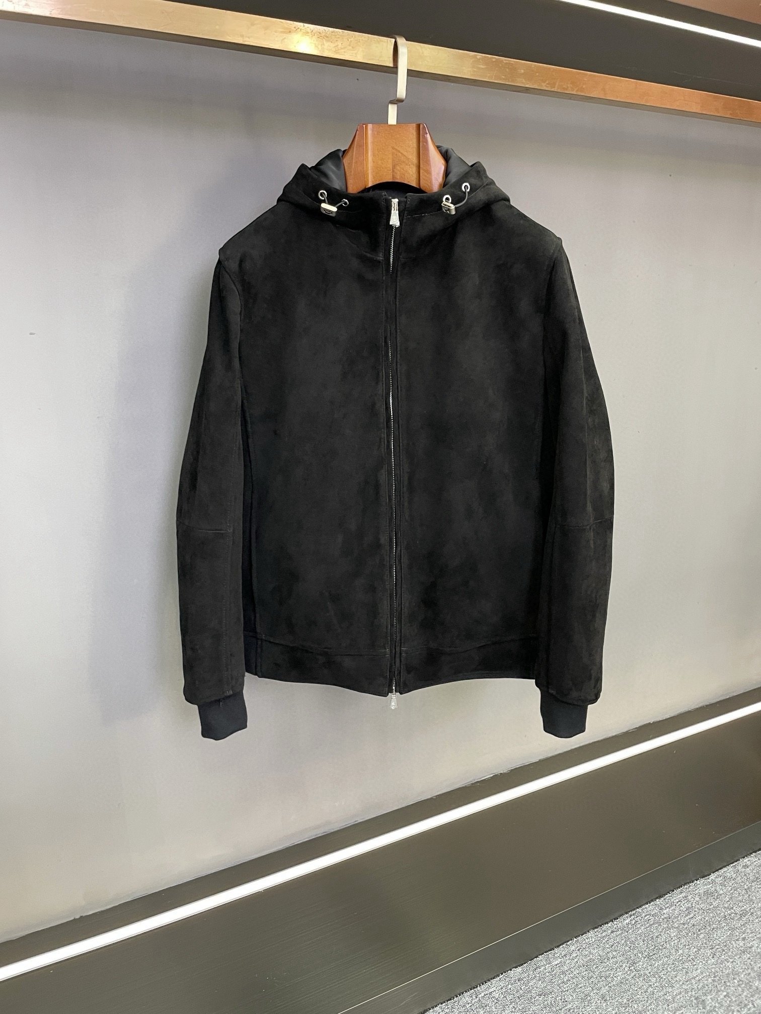 NO:772906,BC Brunello Cucinelli's new 2026 spring and summer men's suede sheepskin hooded jacket reshapes the autumn and winter style. In the long history of fashion, Brunello Cucinelli has always been synonymous with quality and style. For the 2026 spring and summer series, the brand has once again made efforts to bring a men's sheepskin jacket that combines classics and innovation, presenting a fashionable gift to men who pursue excellent taste.  BC's jacket is made of suede sheepskin imported from New Zealand. It has a soft and delicate texture. You can feel the luxurious texture it conveys with a gentle touch. The unique suede effect of suede not only adds to the high-end feel of the clothing, but also brings a warm and comfortable wearing experience. At the same time, it has good breathability, which can keep the skin dry even in cold autumn and winter.  This time, two classic colors, black and off-white, are launched. The black model is calm and restrained, versatile and shows the mature charm of men. It can be easily matched with formal business suits or casual jeans, making it the best choice for business occasions and daily travel. The off-white model is simple and elegant, exuding a fresh and refined temperament, injecting a bright color into the dull atmosphere of autumn and winter. Wearing it will instantly enhance the fashion and sophistication of the overall outfit.  The hooded version design retains the simple style while adding a sense of casualness. The drawstring on the hood can be freely adjusted according to needs, which not only effectively resists the cold wind, but also creates different styling styles. The simple design concept runs throughout, without too many complicated decorations, and uses simple and smooth lines to outline a neat version, which perfectly interprets the low-key luxury connotation of the old money style and shows the wearer's elegant taste and confidence. Whether strolling on the city streets or attending important social occasions, Brunello  Cucinelli's new 2026 spring and summer men's sheepskin jackets can make you the center of attention, showing your unique fashion attitude and extraordinary temperament. Size 48-56,, brunello cucinelli, jeans, jackets & coats, sheepskin, hats, Top Customize119860909BC Brunello Cucinelli 2026春夏新款男士反绒羊皮连帽外套,重塑秋冬型格  在时尚的长河中,Brunello Cucinelli始终是品质与格调的代名词.2026春夏系列,品牌再度发力,带来一款融合经典与创新的男士羊皮外套,为追求卓越品味的男士们呈上一份时尚厚礼.  BC这款外套精选新西兰进口反绒羊皮,质地柔软细腻,轻轻抚摸,便能感受到其传递出的奢华质感.反绒皮独特的绒面效果,不仅增添了衣物的高级感,还带来温暖舒适的穿着体验.同时,它具有良好的透气性,即使在寒冷的秋冬,也能保持肌肤干爽.  此次推出黑色与米白色两个经典颜色.黑色款沉稳内敛,百搭且尽显男士的成熟魅力,无论是搭配正式的商务套装,还是休闲的牛仔裤,都能轻松驾驭,是商务场合与日常出行的不二之选；米白色款简约优雅,散发着清新脱俗的气质,为秋冬的沉闷氛围注入一抹亮色,穿上它,瞬间提升整体穿搭的时尚度与精致感.  连帽版型设计,在保留简约风格的同时,增添了一份休闲随性.帽子上的抽绳可根据需求自由调节,不仅能有效抵御寒风,还能塑造出不同的造型风格.简约风的设计理念贯穿始终,没有过多繁杂的装饰,以简洁流畅的线条勾勒出利落的版型,完美诠释了老钱风低调奢华的内涵,展现出穿着者的高雅品味与自信从容.  无论是漫步在都市街头,还是出席重要社交场合,Brunello Cucinelli 2026春夏新款男士羊皮外套都能让您成为众人瞩目的焦点,彰显独特的时尚态度与非凡气质. 码数48-56,,brunello cucinelli,jeans,jackets & coats,sheepskin,hats,Top Customize1,Men's clothing