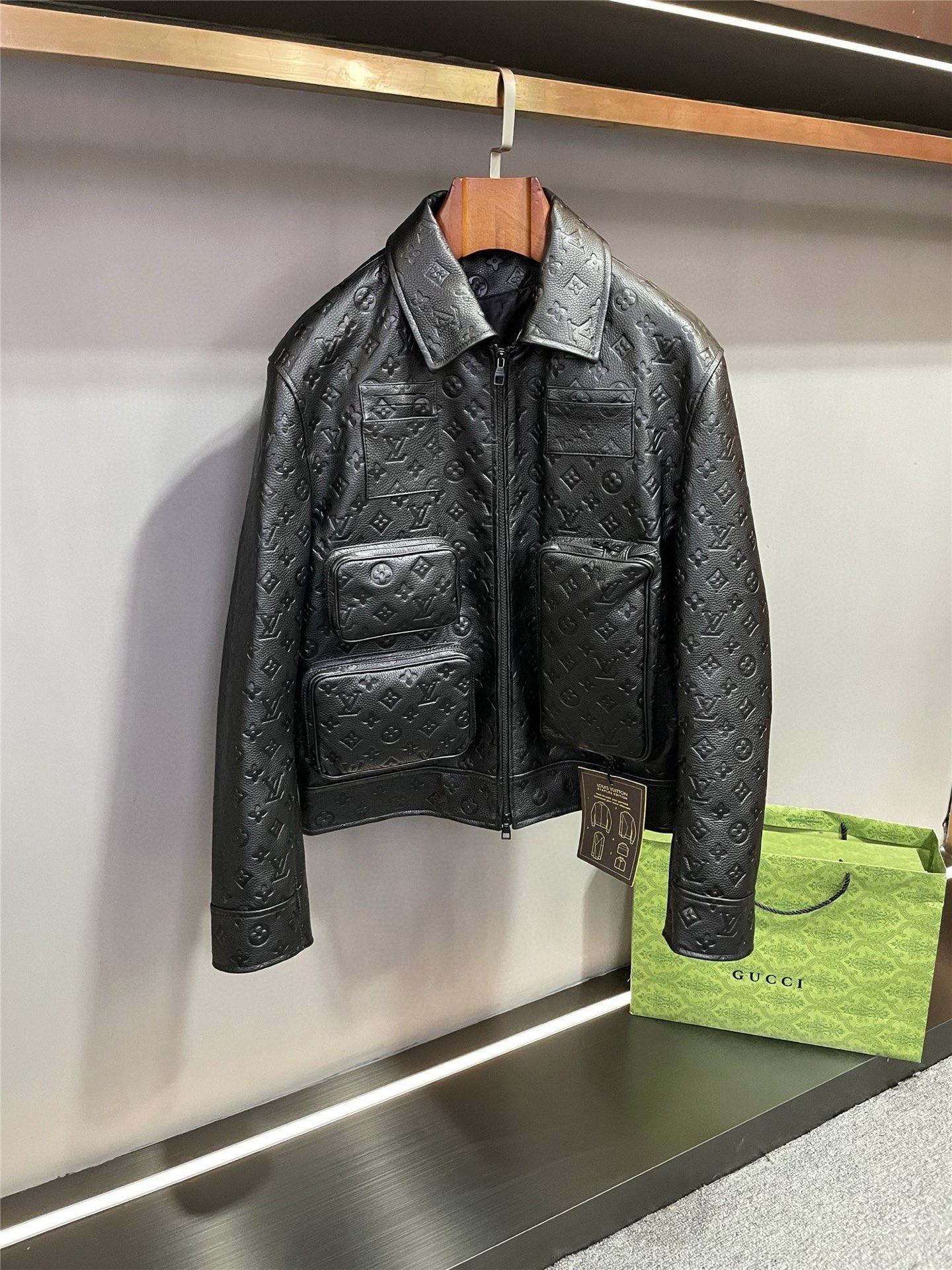 NO:772883,Louis Vuitton LV 2026 spring and summer new cowhide embossed men's leather jacket - shocking!  On the fashion stage, Louis Vuitton has always led the trend and brought unique and charming masterpieces to men. This season, Louis Vuitton's 2026 spring and summer men's cowhide embossed leather jackets are gloriously launched. This leather jacket from Lujia is selected from Spanish imported first-layer calfskin, and its excellent quality demonstrates the brand's strict requirements for materials. The LV signature five-flower embossing all over the body is like an artistic stroke, outlining the perfect fusion of luxury and classics.  The front panel is carefully inlaid with three bag-style pockets of different sizes. The unique design not only adds practicality, but also shows a unique fashion taste. A large bag pocket inlaid on the back further enhances the overall functionality. At the hem of the front panel, the hanging LV nameplate shines brightly, becoming a symbol of identity and quality. The LV five-pattern jacquard lining inside exudes delicacy and sophistication from the inside out. LV  The 2026 spring and summer men's cowhide embossed leather jacket is undoubtedly a model of fashion and quality, waiting for your appreciation and collection. Size 46-58,,louis vuitton,louis vuitton,louis vuitton,louis vuitton,jackets & coats,leather jacket,cowhide,Top Customize119860909路易威登 LV 2026春夏新款牛皮压花男士皮衣外套--震撼来袭！ 在时尚的舞台上,路易威登 始终引领潮流,为男士们带来独具魅力的佳作.今季,路易威登 2026春夏男士牛皮压花皮衣荣耀登场.  驴家这款皮衣精选西班牙进口头层小牛皮,其卓越的品质彰显着品牌对材质的严苛要求.满身的 LV 标志性五花压花,宛如艺术的笔触,勾勒出奢华与经典的完美融合.  前幅精心镶嵌三个大小不一的包包式口袋,独具匠心的设计,不仅增添了实用性,更展现出别具一格的时尚品味.而后背镶嵌的一个大号包包口袋,进一步提升了整体的功能性.  在前幅下摆处,吊挂的 LV 铭牌熠熠生辉,成为身份与品质的象征.内里的 LV 五花提花里布,从内而外散发出细腻与精致.  LV 2026春夏男士牛皮压花皮衣,无疑是时尚与品质的典范之作,静待您的品鉴与珍藏. 码数46-58,,louis vuitton,louis vuitton,louis vuitton,louis vuitton,jackets & coats,leather jacket,cowhide,Top Customize1,Men's clothing