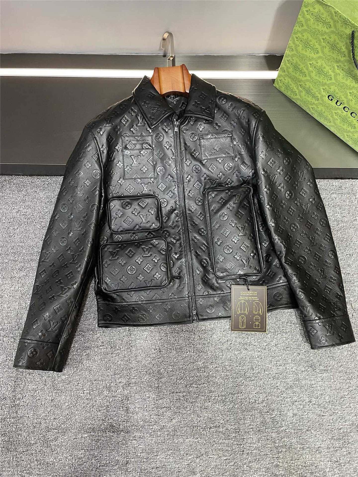 NO:772889,Detailed picture of the tiling of Louis Vuitton's 2026 spring and summer men's cowhide embossed leather jacket. LV's leather jacket is made of first-layer calfskin imported from Spain. The texture is simply amazing!   The whole body is embossed with LV's signature five-flower pattern, which is exquisite and vividly demonstrates the brand's luxury and elegance. Look at the front, which is inlaid with three bag-style pockets of different sizes, which is full of creativity and very practical. The back is not to be outdone, with a large bag pocket inlaid, so stylish!   The LV nameplate hanging at the hem of the front panel shows the noble status, and the details show the charm of the big name. There is also the Louis Vuitton five-pattern jacquard lining inside, which is so exquisite that it makes people scream. I have to say that LV's men's leather jackets this season have really achieved the ultimate in details, and every detail is worth savoring. Size S-XXL,, louis vuitton, louis vuitton, leather jacket, cowhide, Top Customize119860909路易威登 LV 2026春夏男士牛皮压花皮衣的平铺细节图.  LV这款皮衣选用的可是西班牙进口头层小牛皮,那质感,简直绝了！  满身 LV 标志性的五花压花,精美绝伦,将品牌的奢华与优雅展现得淋漓尽致  再瞧瞧这前幅,镶嵌了三个大小不一的包包式口袋,创意十足又非常实用.  后背也不甘示弱,镶嵌着一个大号包包口袋,太有范儿啦！  前幅下摆处吊挂的 LV 铭牌,彰显尊贵身份,细节之处尽显大牌魅力.  还有内里的 路易威登五花提花里布,精致到让人尖叫.  不得不说,LV这一季的男士皮衣,真的是把细节做到了极致,每一处都值得细细品味.  码数S-XXL,,louis vuitton,louis vuitton,leather jacket,cowhide,Top Customize1,Men's clothing