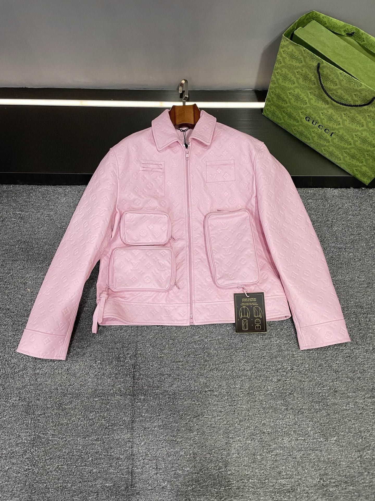 NO:772901,Detailed picture of the tiling of Louis Vuitton's 2026 spring and summer men's cowhide embossed leather jacket. LV's leather jacket is made of first-layer calfskin imported from Spain. The texture is simply amazing!   The whole body is embossed with LV's signature five-flower pattern, which is exquisite and vividly demonstrates the brand's luxury and elegance. Look at the front, which is inlaid with three bag-style pockets of different sizes, which is full of creativity and very practical. The back is not to be outdone, with a large bag pocket inlaid, so stylish!   The LV nameplate hanging at the hem of the front panel shows the noble status, and the details show the charm of the big name. There is also the Louis Vuitton five-pattern jacquard lining inside, which is so exquisite that it makes people scream. I have to say that LV's men's leather jackets this season have really achieved the ultimate in details, and every detail is worth savoring. Size S-XXL,, louis vuitton, louis vuitton, leather jacket, cowhide, Top Customize119860909路易威登 LV 2026春夏男士牛皮压花皮衣的平铺细节图.  LV这款皮衣选用的可是西班牙进口头层小牛皮,那质感,简直绝了！  满身 LV 标志性的五花压花,精美绝伦,将品牌的奢华与优雅展现得淋漓尽致  再瞧瞧这前幅,镶嵌了三个大小不一的包包式口袋,创意十足又非常实用.  后背也不甘示弱,镶嵌着一个大号包包口袋,太有范儿啦！  前幅下摆处吊挂的 LV 铭牌,彰显尊贵身份,细节之处尽显大牌魅力.  还有内里的 路易威登五花提花里布,精致到让人尖叫.  不得不说,LV这一季的男士皮衣,真的是把细节做到了极致,每一处都值得细细品味.  码数S-XXL,,louis vuitton,louis vuitton,leather jacket,cowhide,Top Customize1,Men's clothing