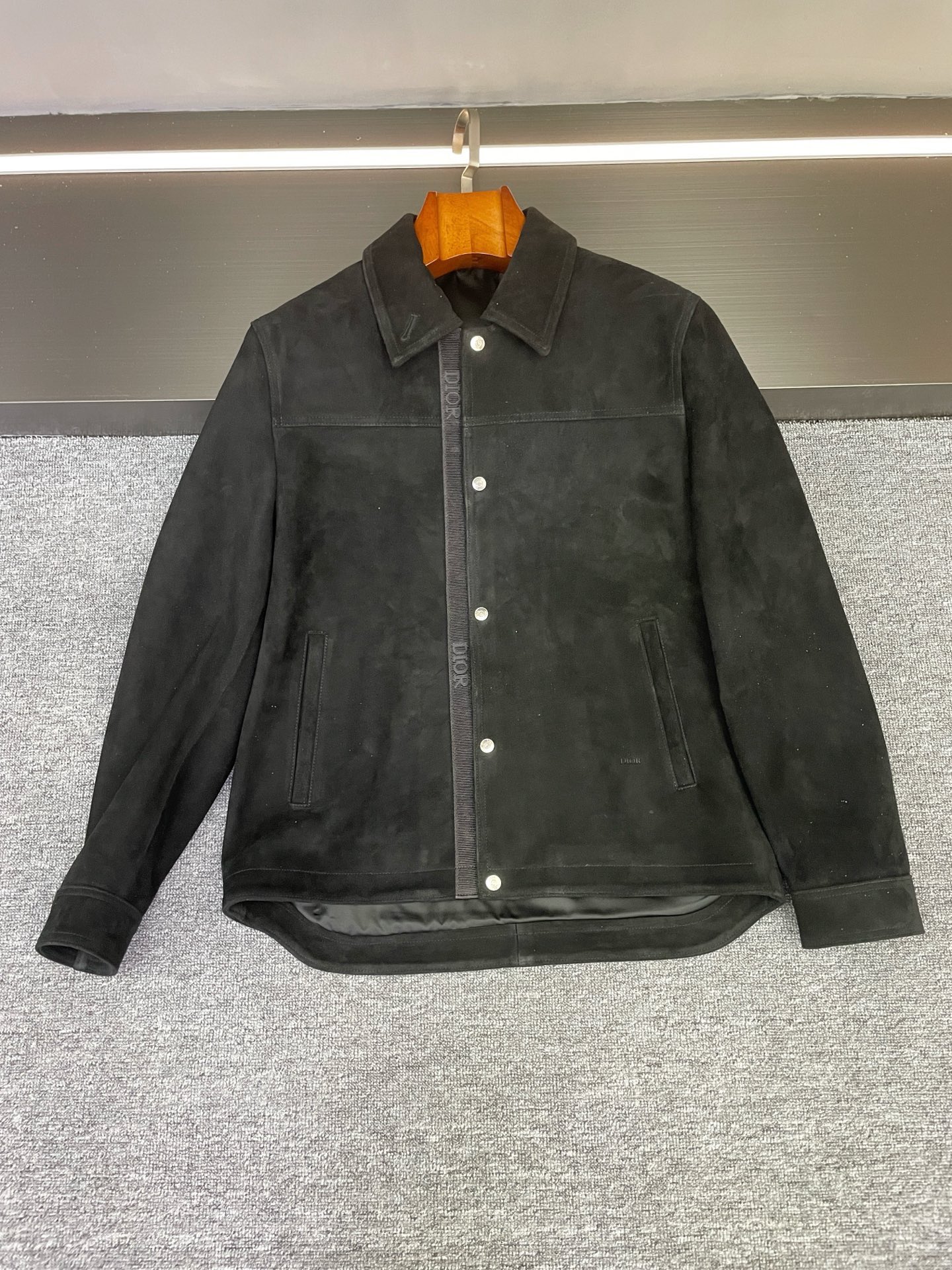 NO:772928,Dior 2026 Spring and Summer Men's Sheepskin Jacket | A top accessory for men's high-quality wardrobe. Who knows? Dior's new season sheepskin jacket directly welds 'low-key luxury' into autumn and winter outfits~  The selected suede sheepskin imported from New Zealand is really amazing. It has a soft, waxy and textured touch on the hand. It is not cold and hard like ordinary leather jackets, but has a warm and high-end feel. It is not irritating when worn close to the body. The classic gray is calm and elegant, and the black is neat and elegant. Both colors are not picky. Whether it is daily commuting or a date party, it can easily hold the scene. The design details really highlight the high emotional intelligence aesthetic!  The Dior webbing running through the placket is unobtrusive but highly recognizable, low-key echoing the brand's tone; the logo embossing on the lower left is delicate and restrained, and the texture is only revealed when you raise your hand and turn around, which is more tasteful than the exaggerated logo. The H-shaped tailoring continues Dior's smooth lines this season, which does not make you bloated and weighs you down, but can also quietly modify your body shape, and is neat and relaxed.  Needless to say, the warmth of suede sheepskin can withstand cold winds in autumn and winter, and it has a retro charm as you wear it, and the texture will become more and more flavorful as you wear it. Paired with a turtleneck sweater, you will be an elegant gentleman, and you can wear it with a simple T-shirt and jeans for a casual and handsome look. One piece unlocks N possible outfits, close your eyes and enter the code number 48-56, dior, dior, jeans, jackets & coats, tees, t-shirt, leather jacket, sheepskin, Top  Customize119860909迪奥 2026春夏男士羊皮外套｜质感男生的衣橱顶配 谁懂啊 Dior 新季这件羊皮外套直接把“低调奢华”焊在秋冬穿搭里了～ 精选新西兰进口反绒羊皮真的绝,上手是那种柔糯又带肌理感的触感,不像普通皮衣的冷硬,反而透着温润的高级感,贴身穿都不扎人.经典的灰色沉静雅致,黑色利落大气,两个颜色都不挑风格,不管是日常通勤还是约会聚会,都能轻松hold住场面. 设计细节真的戳中高情商审美！贯穿门襟的Dior织带不张扬却辨识度拉满,低调呼应品牌调性；左下的Logo压花做得细腻内敛,抬手转身间才显露的质感,比浮夸标识更显品味.H型剪裁延续了迪奥本季的流畅线条,既不会臃肿压个子,又能悄悄修饰身形,利落中带着松弛感. 反绒羊皮的保暖性不用多说,秋冬抵御寒风妥妥的,而且越穿越有复古韵味,质感会随着穿着沉淀得更有味道.搭配高领针织衫就是儒雅绅士,配简单T恤牛仔裤又能穿出随性帅感,一件解锁N种穿搭可能,闭眼入 码数48-56,,dior,dior,jeans,jackets & coats,tees，t-shirt,leather jacket,sheepskin,Top Customize1,Men's clothing