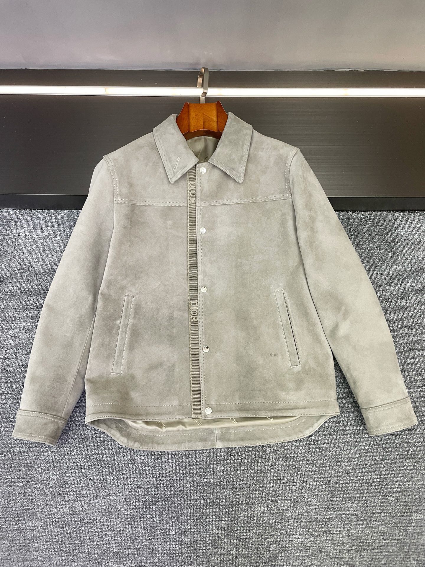 NO:772936,Dior 2026 Spring and Summer Men's Sheepskin Jacket | A top accessory for men's high-quality wardrobe. Who knows? Dior's new season sheepskin jacket directly welds 'low-key luxury' into autumn and winter outfits~  The selected suede sheepskin imported from New Zealand is really amazing. It has a soft, waxy and textured touch on the hand. It is not cold and hard like ordinary leather jackets, but has a warm and high-end feel. It is not irritating when worn close to the body. The classic gray is calm and elegant, and the black is neat and elegant. Both colors are not picky. Whether it is daily commuting or a date party, it can easily hold the scene. The design details really highlight the high emotional intelligence aesthetic!  The Dior webbing running through the placket is unobtrusive but highly recognizable, low-key echoing the brand's tone; the logo embossing on the lower left is delicate and restrained, and the texture is only revealed when you raise your hand and turn around, which is more tasteful than the exaggerated logo. The H-shaped tailoring continues Dior's smooth lines this season, which does not make you bloated and weighs you down, but can also quietly modify your body shape, and is neat and relaxed.  Needless to say, the warmth of suede sheepskin can withstand cold winds in autumn and winter, and it has a retro charm as you wear it, and the texture will become more and more flavorful as you wear it. Paired with a turtleneck sweater, you will be an elegant gentleman, and you can wear it with a simple T-shirt and jeans for a casual and handsome look. One piece unlocks N possible outfits, close your eyes and enter the code number 48-56, dior, dior, jeans, jackets & coats, tees, t-shirt, leather jacket, sheepskin, Top  Customize119860909迪奥 2026春夏男士羊皮外套｜质感男生的衣橱顶配 谁懂啊 Dior 新季这件羊皮外套直接把“低调奢华”焊在秋冬穿搭里了～ 精选新西兰进口反绒羊皮真的绝,上手是那种柔糯又带肌理感的触感,不像普通皮衣的冷硬,反而透着温润的高级感,贴身穿都不扎人.经典的灰色沉静雅致,黑色利落大气,两个颜色都不挑风格,不管是日常通勤还是约会聚会,都能轻松hold住场面. 设计细节真的戳中高情商审美！贯穿门襟的Dior织带不张扬却辨识度拉满,低调呼应品牌调性；左下的Logo压花做得细腻内敛,抬手转身间才显露的质感,比浮夸标识更显品味.H型剪裁延续了迪奥本季的流畅线条,既不会臃肿压个子,又能悄悄修饰身形,利落中带着松弛感. 反绒羊皮的保暖性不用多说,秋冬抵御寒风妥妥的,而且越穿越有复古韵味,质感会随着穿着沉淀得更有味道.搭配高领针织衫就是儒雅绅士,配简单T恤牛仔裤又能穿出随性帅感,一件解锁N种穿搭可能,闭眼入 码数48-56,,dior,dior,jeans,jackets & coats,tees，t-shirt,leather jacket,sheepskin,Top Customize1,Men's clothing