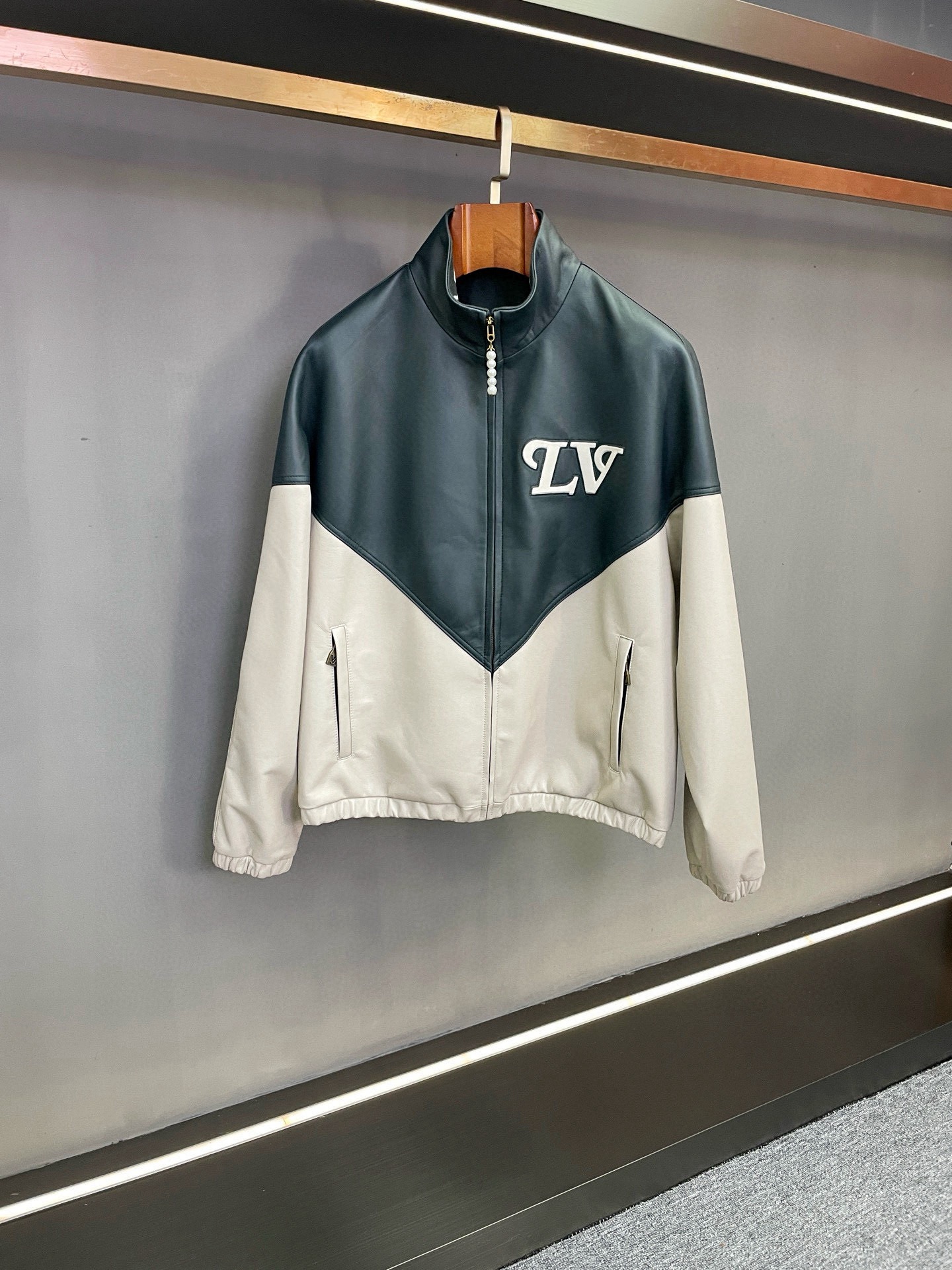 NO:772940,LV Louis Vuitton's 2026 spring and summer men's sheepskin jacket is a classic and innovative interpretation of style. As the core item of the LV2026 spring and summer men's wear series, this men's sheepskin jacket uses exquisite craftsmanship and iconic design to interpret the low-key luxury style of contemporary gentlemen. It perfectly fits the 'fusion of classic and contemporary' series concept jointly created by Pharrell Williams and Nigo.  In terms of material, the jacket is crafted from sheepskin imported from New Zealand. The leather is delicate, flexible and has a warm luster. It shows a natural texture with the flow of light and shadow. It not only retains the stiff silhouette of the leather, but also provides a skin-friendly and comfortable wearing experience. The design breaks through the tradition and adopts the ingenious idea of contrasting colors from top to bottom - the calm blue sheepskin in the upper part and the elegant off-white sheepskin in the lower part form a distinct layer, breaking the dullness of autumn and winter wear and highlighting the design tension in the details.  The presentation of the brand mark is also exquisite. The LV Logo on the chest is carved with embossing technology. The texture is clear and three-dimensional, blending naturally with the leather texture, revealing the brand recognition in a low-key manner. The LV Logo embroidery on the back collar has fine stitching, which strengthens the brand mark and makes it more refined. The LV Logo jacquard thread on the inner circle of the collar continues the brand's ultimate pursuit of details, taking both texture and practicality into consideration.  This jacket from Lujia perfectly balances the needs of business and leisure scenes. It can be paired with shirts and trousers to show an elegant gentleman's demeanor, or it can be matched with T-shirts and jeans to create a casual trendy style. As an investment-grade item with both texture and design, it will accompany the wearer through the seasons and become a timeless classic in the wardrobe. Size 48-56.,,louis vuitton,louis vuitton,louis vuitton,louis vuitton,jeans,jackets &  coats,shirts,tees,t-shirt,sheepskin,Top Customize119860909LV 路易威登2026春夏男士羊皮夹克经典与创新的格调演绎 作为LV2026春夏男装系列的核心单品,这款男士羊皮夹克以精湛工艺与标志性设计,诠释当代绅士的低调奢华格调,完美契合Pharrell Williams与Nigo联手打造的“融合经典与当代”系列理念. 材质上,夹克甄选新西兰进口羊皮匠心打造,皮质细腻柔韧且自带温润光泽,随光影流转呈现自然质感,既保留了皮革的挺括廓形,又赋予亲肤舒适的穿着体验.设计上突破传统,采用上下撞色巧思——上半部分沉稳蓝色羊皮与下半部分雅致米白色羊皮形成鲜明层次,打破秋冬穿搭的沉闷感,于细节处彰显设计张力. 品牌印记的呈现同样考究胸前LV Logo以压花工艺雕琢,纹路清晰立体,与皮革纹理自然融合,低调中透着品牌辨识度；后衣领的LV Logo刺绣针脚细密,强化品牌印记的同时更显精致；衣领内圈的LV Logo提花螺纹,则延续了品牌对细节的极致追求,兼顾质感与实用性. 驴家这款夹克完美平衡了商务与休闲场景需求,既能搭配衬衫西裤展现儒雅绅士气度,也可适配T恤牛仔裤打造随性潮流风格.作为一件兼具质感与设计的投资级单品,它将陪伴穿着者穿越季节,成为衣橱中历久弥新的经典. 码数48-56.,,louis vuitton,louis vuitton,louis vuitton,louis vuitton,jeans,jackets & coats,shirts,tees，t-shirt,sheepskin,Top Customize1,Men's clothing