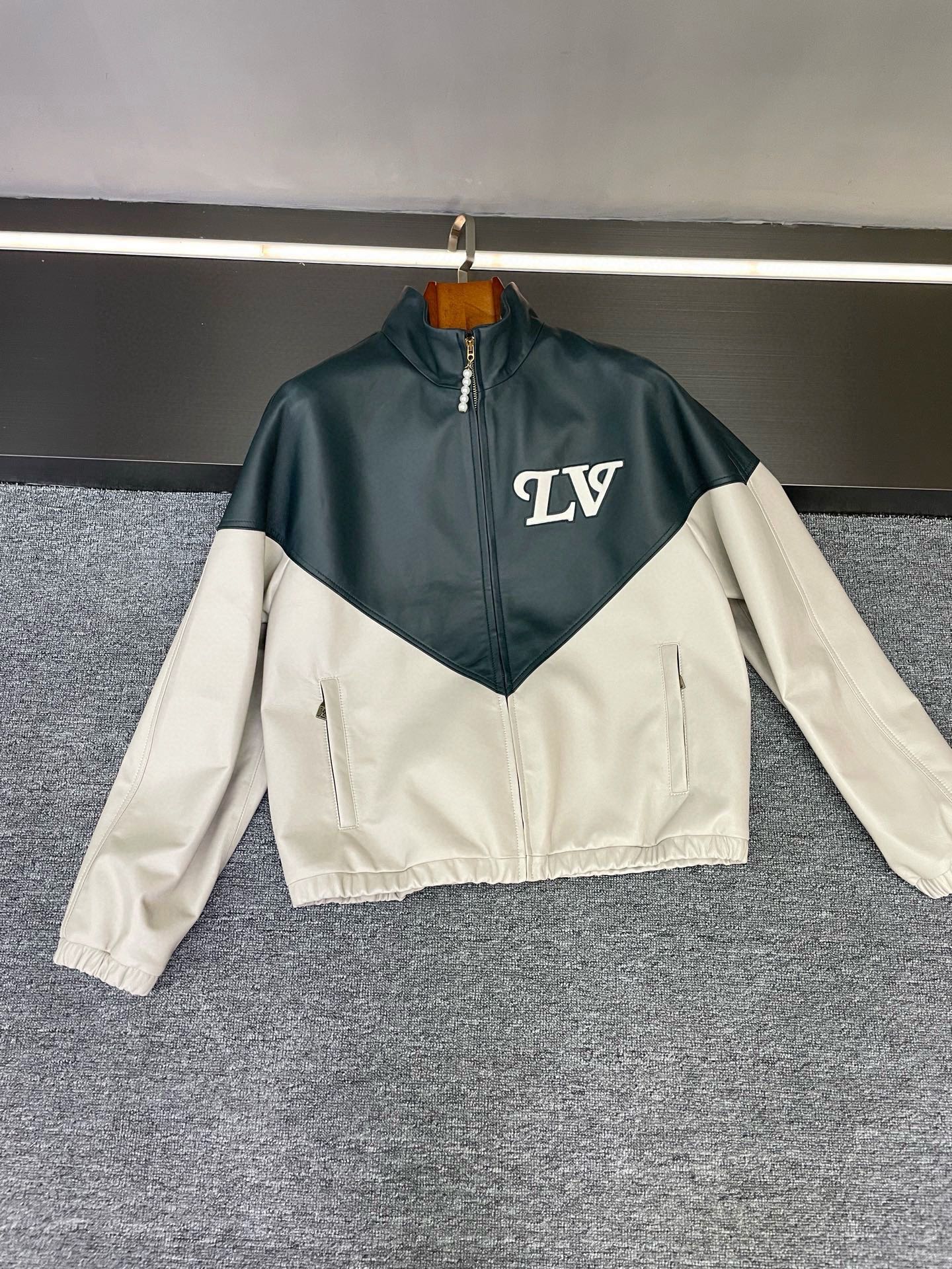 NO:772944,LV Louis Vuitton 2026 spring and summer contrasting color jacket!  Wearing a high-end feel into daily life. The LV 2026 spring and summer series jointly launched by Fei Dong and Nigo is very understanding of boys. This contrasting sheepskin jacket hit the aesthetic mark when it was first unveiled. It perfectly welds the street trend with the texture of luxury brands.  For texture enthusiasts, first look at the material of sheepskin imported from New Zealand and you will know how amazing it is when you first try it. It is so delicate that you can touch the natural texture, and it also has a warm luster. It will develop its own soft texture after being worn for a long time. The most unique thing is the contrasting design of the upper and lower parts - the upper part is calm blue sheepskin, and the lower part is matched with soft off-white, which breaks the dull feeling of autumn and winter. It also quietly optimizes the body proportions visually, making it neat and not exaggerated.  LV's details always hide surprises. The classic logo embossed on the chest is low-key and recognizable, without being piled up, but has its own luxury brand aura; the embroidered logo on the back collar is a careful reminder when turning around, and it is very stylish when exposed accidentally. Even the inner circle of the collar has a logo jacquard thread, which is soft and skin-friendly when applied to the skin, taking into account both beauty and practicality. This is the intention of high-end design.  Whether it is a street style with jeans and sneakers, or a light business look with casual trousers, it can hold up. A textured item that will not go out of style after being worn for three to five years is a style worth investing in this spring and summer. Sizes M-3XL,,louis vuitton,louis vuitton,sneakers,jeans,jackets & coats,sheepskin,Top Customize119860909LV 路易威登 2026春夏撞色夹克！把高级感穿成日常 菲董和Nigo联手的 Lv 2026春夏系列太懂男生了 这件撞色羊皮夹克刚亮相就戳中审美,把街头潮流与奢牌质感焊得死死的. 质感党先看材质新西兰进口羊皮上手就知道多惊艳,细腻得能摸到自然纹理,还带着温润光泽,穿久了会养出专属的柔软质感.最绝的是上下撞色设计——上半部分是沉静的蓝色羊皮,下半部分搭配柔和的米白色,打破秋冬的沉闷感,视觉上还悄悄优化了身形比例,利落又不浮夸. LV的细节永远藏着惊喜胸前的经典Logo压花低调有辨识度,不堆砌却自带奢牌气场；后衣领的刺绣Logo是转身时的小心机,不经意露出来就很有格调.连衣领内圈都做了Logo提花螺纹,贴肤时柔软亲肤,兼顾了美观与实穿性,这才是高端设计该有的用心. 不管是搭配牛仔裤配运动鞋的街头风,还是搭休闲西裤的轻商务造型,它都能hold住.一件穿三五年都不过时的质感单品,才是这个春夏值得投资的穿搭底气 尺码M-3XL,,louis vuitton,louis vuitton,sneakers,jeans,jackets & coats,sheepskin,Top Customize1,Men's clothing