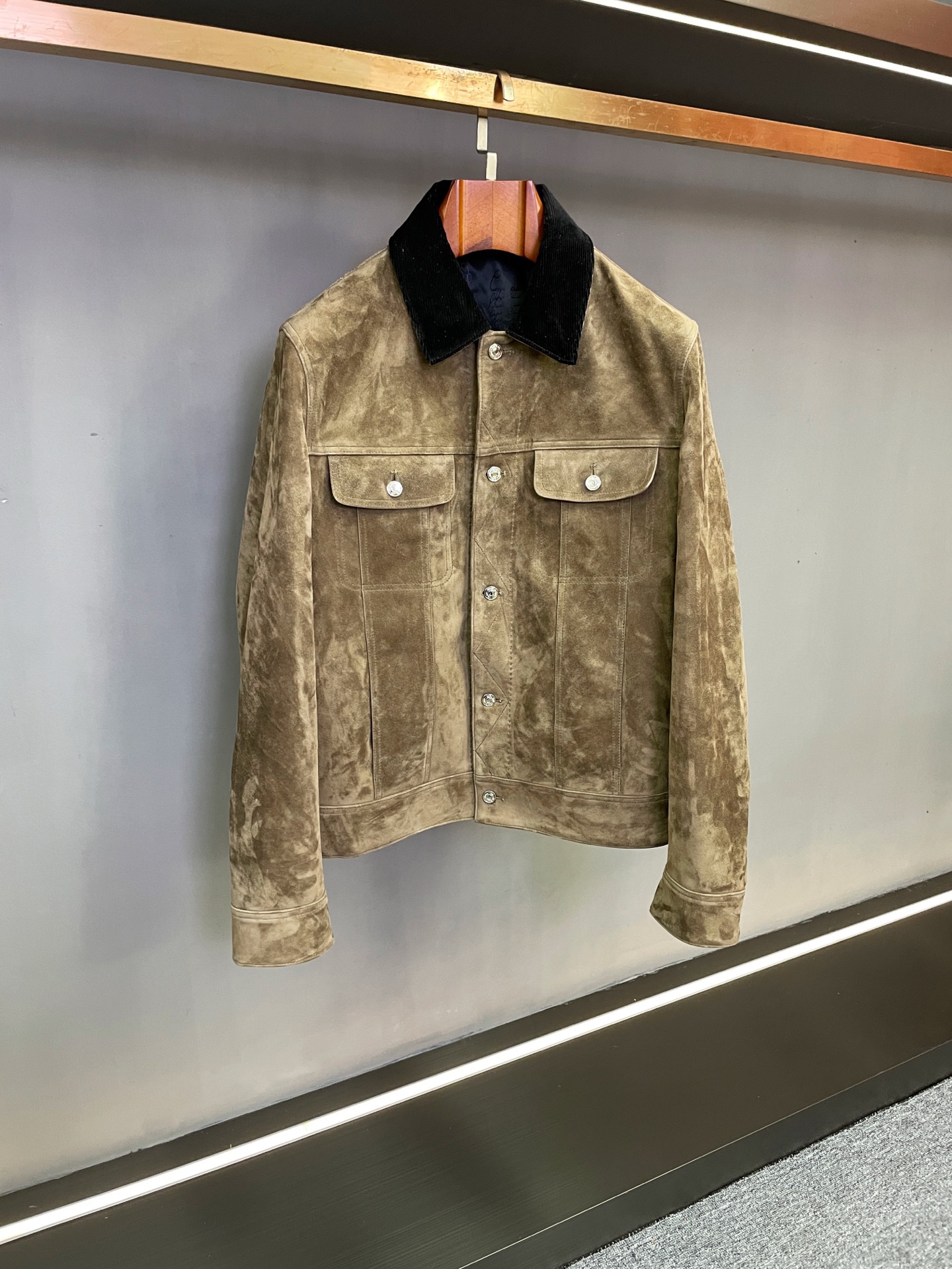 NO:772963,Bruti's 2026 spring and summer men's suede sheepskin jacket is an elegant gift of texture and craftsmanship. The style upgrade of the spring and summer wardrobe starts with a coat that combines quality and design. Bruti's new spring and summer 2026 suede sheepskin jacket for men reinterprets the aesthetics of contemporary gentlemen with strict material selection and ingenious details.  Fabric is the core foundation of quality. The jacket is made of high-quality khaki suede sheepskin from New Zealand. Thanks to the nourishment of the pure local pasture environment, the leather fibers are fine and tight, and feel as warm and dense as velvet. It has a low-key matte luster under natural light, making it more restrained and high-end than ordinary leather. In order to enhance the retro texture and warmth, the collar is specially spliced with black corduroy fabric. The texture and suede sheepskin form a clever collision, which not only continues the classic charm, but also injects layered tension into the overall look.  The pattern design takes both practicality and style into account. It adopts a classic denim jacket silhouette with neat and smooth lines, crisp and stylish shoulders, and a natural fit at the waist. It does not pick on the body shape but can precisely modify the proportions. It can be easily controlled whether it is daily commuting or social occasions. As a continuation of Bruti's iconic design, the inside of the jacket is made of love letter jacquard fabric, with love letter embossed details hidden inside the cuffs and hem. It integrates romantic connotation into practical design and demonstrates the brand's ingenuity and humanistic warmth in every detail.  From material selection to craftsmanship, this jacket perfectly balances warmth and fashion. The suede sheepskin is treated with a special process and has both windproof properties and durability. It is warm and not bulky in autumn and winter. The detailed design of corduroy splicing and jacquard lining makes every outfit an expression of taste. Pairing it with a turtleneck sweater and trousers can create an elegant gentleman image, while pairing it with a sweater and jeans shows a casual style. It is a versatile item throughout autumn and winter. Bruti  The new 2026 spring and summer men's suede sheepskin jacket carries style with quality and conveys attitude with details, providing a high-end choice for contemporary men's autumn and winter wear. Size M-3XL,,hoodie,sweatshirts,jeans,jackets & coats,sheepskin,Top Customize119860909布鲁提 2026春夏男士反绒羊皮外套质感与匠心的优雅献礼 春夏衣橱的格调升级,始于一件兼具品质与设计的外套.布鲁提2026春夏新款男士反绒羊皮外套,以严苛选材与细节巧思,重新诠释当代绅士的穿搭美学. 面料是品质的核心底气.外套甄选新西兰优质卡其色反绒羊皮,得益于当地纯净牧场环境滋养,皮革纤维细腻紧实,触感如绒般温润绵密,自然光下泛着低调哑光光泽,比普通皮革更具内敛高级感.为强化复古质感与保暖性,领子特别拼接黑色灯芯绒面料,纹理肌理与反绒羊皮形成巧妙碰撞,既延续经典韵味,又为整体造型注入层次张力. 版型设计兼顾实穿与格调,采用经典牛仔外套版型,线条利落流畅,肩部剪裁挺括有型,腰部自然贴合,不挑身形却能精准修饰比例,无论是日常通勤还是社交场合都能轻松驾驭.作为布鲁提标志性设计的延续,外套内里采用情书提花面料,袖口及下摆内里更暗藏情书压花细节,将浪漫意蕴融入实用设计,于细微处彰显品牌匠心与人文温度. 从材质选择到工艺打磨,这件外套完美平衡了保暖性与时尚感.反绒羊皮经特殊工艺处理,兼具防风特性与耐用性,秋冬穿着温暖不臃肿；灯芯绒拼接与提花内里的细节设计,让每一次穿搭都成为品味的表达.搭配高领羊毛衫与西裤可塑造优雅绅士形象,搭配卫衣与牛仔裤则尽显随性格调,是贯穿秋冬的百搭单品. 布鲁提 2026春夏新款男士反绒羊皮外套,以品质承载格调,用细节传递态度,为当代男士的秋冬穿搭提供高阶之选. 码数M-3XL,,hoodie,sweatshirts,jeans,jackets & coats,sheepskin,Top Customize1,Men's clothing