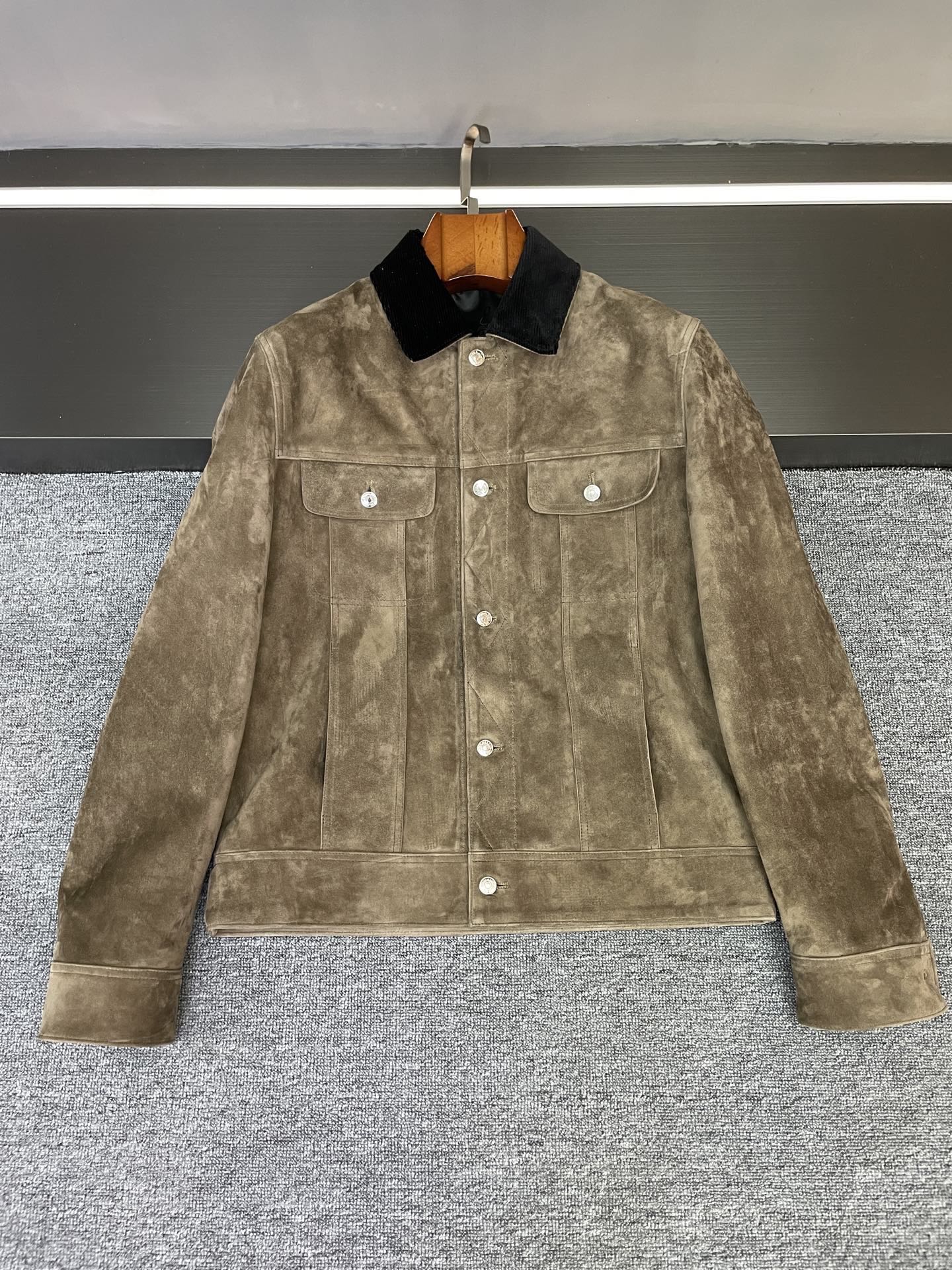 NO:772968,Bruti's spring and summer style!  This suede sheepskin jacket is full of gentle details. For boys who understand quality, autumn and winter jackets should have jumped out of the 'basic cycle' long ago!  Bruti's 2026 spring and summer new suede sheepskin jacket, once you get it, you will know that it is a hard-quality material that can be worn for several years. The fabric is really good!  Selected New Zealand high-quality khaki suede sheepskin, it feels like a delicate and soft velvet, with a natural texture and luster, and is low-key and full of high-end feeling. Khaki is an all-purpose color for autumn and winter, warmer than black, and it will go with any inner wear. It is a 'versatile king' in the wardrobe. The design details are pleasing to the eye!  The classic denim jacket has a relaxed feel and is friendly to all body shapes. The short cut can also quietly raise the waistline and lengthen the legs. The most amazing thing is the black corduroy spliced ​​on the collar, which instantly fills up the retro feel. It collides with the suede sheepskin texture to create a sense of layering. It is low-key and not monotonous. What is more surprising is the 'inside'!  The lining is Bruti's signature love letter jacquard fabric, and there are hidden love letter embossings on the cuffs and hem. This kind of 'both inside and outside' design hides gentleness and taste where others can't see it, which is too annoying for boys who pay attention to details. It's practical and wearable!  Suede sheepskin has its own thermal properties, which can be worn in autumn and winter to keep out the wind without being bulky; the fit is neat, and a white T-shirt inside is a refreshing and casual style. Changing a sweater with overalls becomes a retro trend, and it can be worn for commuting, dating, and traveling. People who really know how to wear pay attention to the details. This jacket with hidden little thoughts is a proof of taste in autumn and winter~ Size M-3XL.,,jackets & coats,jackets &  coats,sweaters,sheepskin,Top Customize119860909布鲁提春夏封神款！这件反绒羊皮夹克藏满温柔细节 懂品质的男生,秋冬外套早该跳出“基础款循环”了！布鲁提2026春夏新款反绒羊皮夹克,上手就知道是能穿好几年的质感硬货 面料真的赢麻了！精选新西兰优质卡其色反绒羊皮,摸上去是那种细腻软糯的绒感,带着自然的肌理光泽,低调里全是高级感.卡其色更是秋冬万能色,比黑色更有温度,配什么内搭都不违和,妥妥的衣橱“百搭王”. 设计细节戳中审美心巴！经典牛仔外套版型自带松弛感,对各种身形都友好,短款剪裁还能悄悄拉高腰线显腿长.最绝的是领子拼接的黑色灯芯绒,复古感瞬间拉满,和反绒羊皮的质感碰撞出层次感,低调不单调. 更藏惊喜的是“内在”！内里是布鲁提标志性的情书提花面料,袖口和下摆内里还有隐蔽的情书压花,这种“内外兼修”的设计,把温柔和品味藏在别人看不到的地方,太戳注重细节的男生了. 实穿性也没话说！反绒羊皮自带保暖属性,秋冬穿挡风又不臃肿；版型利落,内搭白T是清爽休闲风,换件毛衣配工装裤又成复古潮人,通勤、约会、出游都能hold住. 真正懂穿的人都在细节里较劲,这件藏着小心思的夹克,就是秋冬不露声色的品位证明～ 码数M-3XL.,,jackets & coats,jackets & coats,sweaters,sheepskin,Top Customize1,Men's clothing