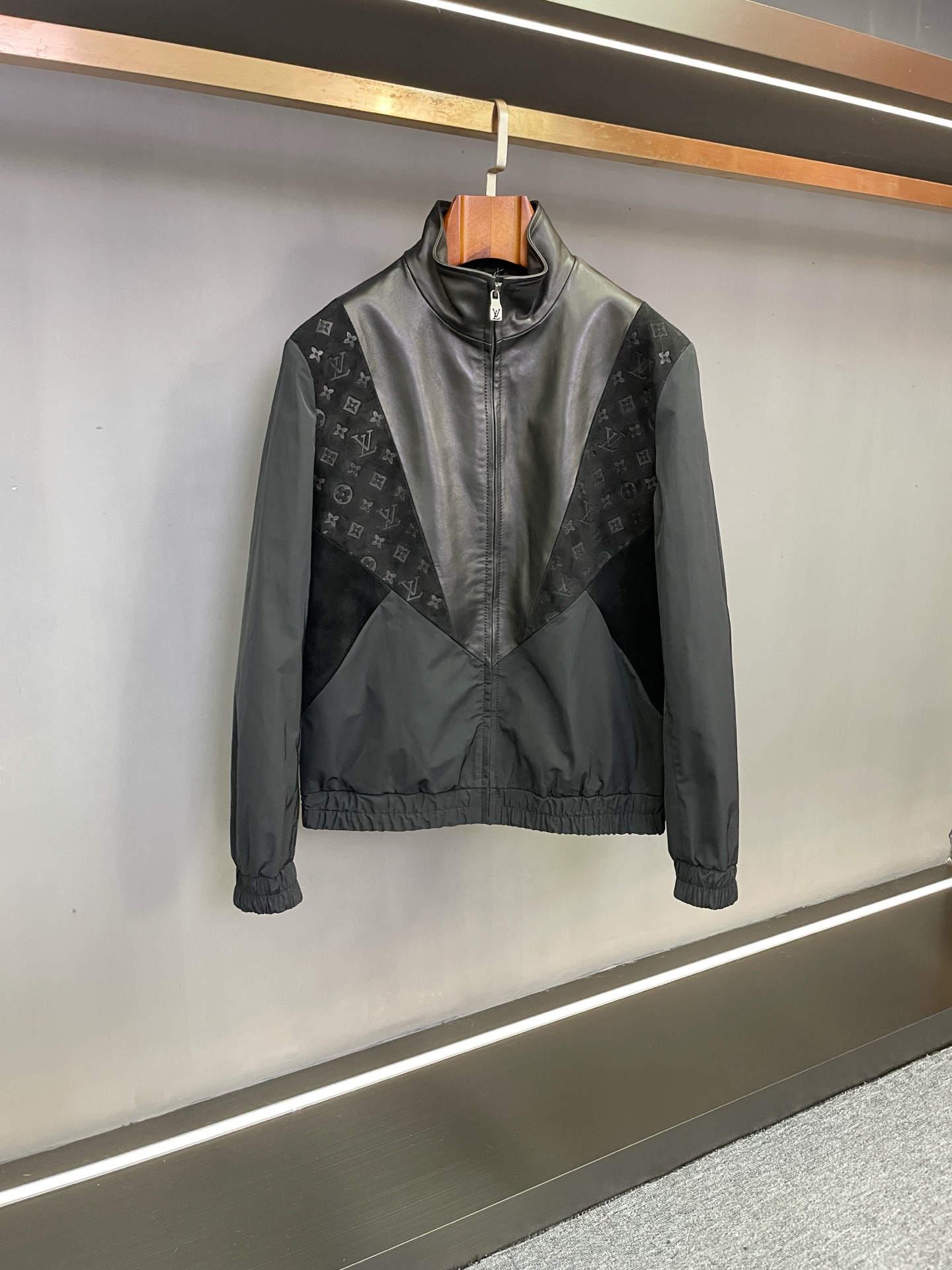 NO:772972,LV Louis Vuitton 2026 spring and summer new men's sheepskin patchwork jacket officially released  Inheriting the Louis Vuitton 2026 spring and summer men's collection's design concept of combining classics and innovation, this men's sheepskin spliced jacket uses rare materials and exquisite craftsmanship to redefine the luxurious style of high-end men's autumn and winter clothing. The item is crafted from sheepskin imported from New Zealand. This world-renowned high-quality raw material has been treated with fine tanning techniques. It has a delicate and soft touch and a tough and durable texture, showing the high-end texture of natural materials.  The jacket cleverly combines the two core fabrics of black glossy sheepskin and black suede embossed sheepskin. The delicate luster of the glossy leather and the three-dimensional texture of the suede embossing form a layered contrast. The exquisite details of the embossing process hide the brand's century-old aesthetic heritage. At the same time, it is supplemented by precise splicing of polyester fiber, which not only optimizes wearing comfort and warmth, but also further strengthens the crisp silhouette of the body, taking into account both fashion and practicality.  Starting from the design inspiration of the Paris show, this jacket of Lujia perfectly matches the brand's classic genes with the dressing needs of modern gentlemen. Whether it is a rigorous occasion of business commuting or a casual scene of daily travel, it can rely on its neat shape and luxurious texture to highlight the wearer's extraordinary taste and low-key demeanor, becoming an irreplaceable classic item in the autumn and winter wardrobe. M-3XL,, louis vuitton, louis vuitton, louis vuitton, louis vuitton, jackets &  coats,sheepskin,Top Customize119860909Lv 路易威登2026春夏新款男士羊皮拼接夹克 正式发布 承袭路易威登2026春夏男装系列融合经典与创新的设计理念,本款男士羊皮拼接夹克,以珍稀材质与精湛工艺,重新定义高端男士秋冬着装的奢华格调.单品精选新西兰进口羊皮匠心打造,这份享誉全球的优质原料,经精细鞣制工艺处理,兼具细腻柔软的触感与坚韧耐用的质地,尽显天然材质的高阶质感. 夹克巧妙融合黑色亮面羊皮与黑色反绒压花羊皮两大核心面料,亮面皮革的细腻光泽与反绒压花的立体纹路形成层次对比,压花工艺的精致细节更暗藏品牌百年积淀的美学底蕴.同时辅以聚酯纤维精准拼接,在优化穿着舒适度与保暖性的同时,进一步强化了衣身的挺括轮廓,兼顾时尚感与实用性. 从巴黎秀场的设计灵感出发,驴家这款夹克将品牌经典基因与现代绅士着装需求完美契合.无论是商务通勤的严谨场合,还是日常出行的休闲场景,都能凭借利落版型与奢华质感,彰显穿着者的非凡品味与低调气度,成为秋冬衣橱中不可替代的经典单品. M-3XL,,louis vuitton,louis vuitton,louis vuitton,louis vuitton,jackets & coats,sheepskin,Top Customize1,Men's clothing