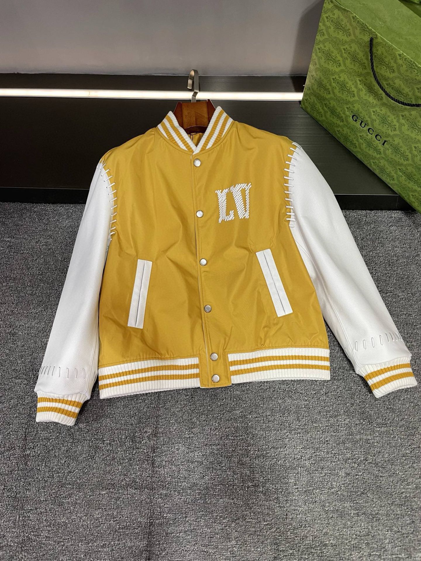NO:772949,Detailed tiling of LV Louis Vuitton's 2026 spring and summer new men's leather baseball uniform!  The body of Lujia’s baseball uniform is made of bright yellow polyester fabric, which is full of vitality and fashion. The sleeves are made of white first-layer calfskin imported from Spain, which has excellent texture. The most amazing thing is that the hand-woven craftsmanship is all over the body, which is vividly displayed at the shoulder joints and cuffs. The details are full of exquisiteness and luxury. What’s more, the special thing is that the LV brand is hand-woven with sheepskin on the left chest and back.  LOGO, this craftsmanship is absolutely exquisite, highlighting the unique charm and high-end quality of the brand. Even the buttons adopt LV’s latest design language, which are pearl engraved buttons, so exquisite!   Louis Vuitton’s baseball uniforms this season are a perfect fusion of fashion and craftsmanship, I love it!   Code number 48-56,,louis vuitton,louis vuitton,louis vuitton,louis vuitton,cowhide,sheepskin,Top Customize119860909LV 路易威登 2026春夏新款男士牛皮棒球服的平铺细节图！ 驴家这款棒球服的身子采用了明亮的黄色聚酯纤维面料,充满活力与时尚感.而袖子则是西班牙进口的白色头层小牛皮,质感绝佳.  最让人惊叹的是,全身遍布手工编制工艺,在肩膀连接处和袖口处展现得淋漓尽致,细节之处尽显精致与奢华.  还有哦,特别的地方在于左胸前和后背用羊皮纯手工编制出 LV 品牌 LOGO,这工艺简直绝绝子,彰显出品牌的独特魅力与高端品质.  就连纽扣都采用了 LV 最新的设计语言,是珍珠刻字纽扣,太精美啦！  路易威登 LV 今季的棒球服真的是将时尚与工艺完美融合,爱了爱了！  码数48-56,,louis vuitton,louis vuitton,louis vuitton,louis vuitton,cowhide,sheepskin,Top Customize1,Men's clothing