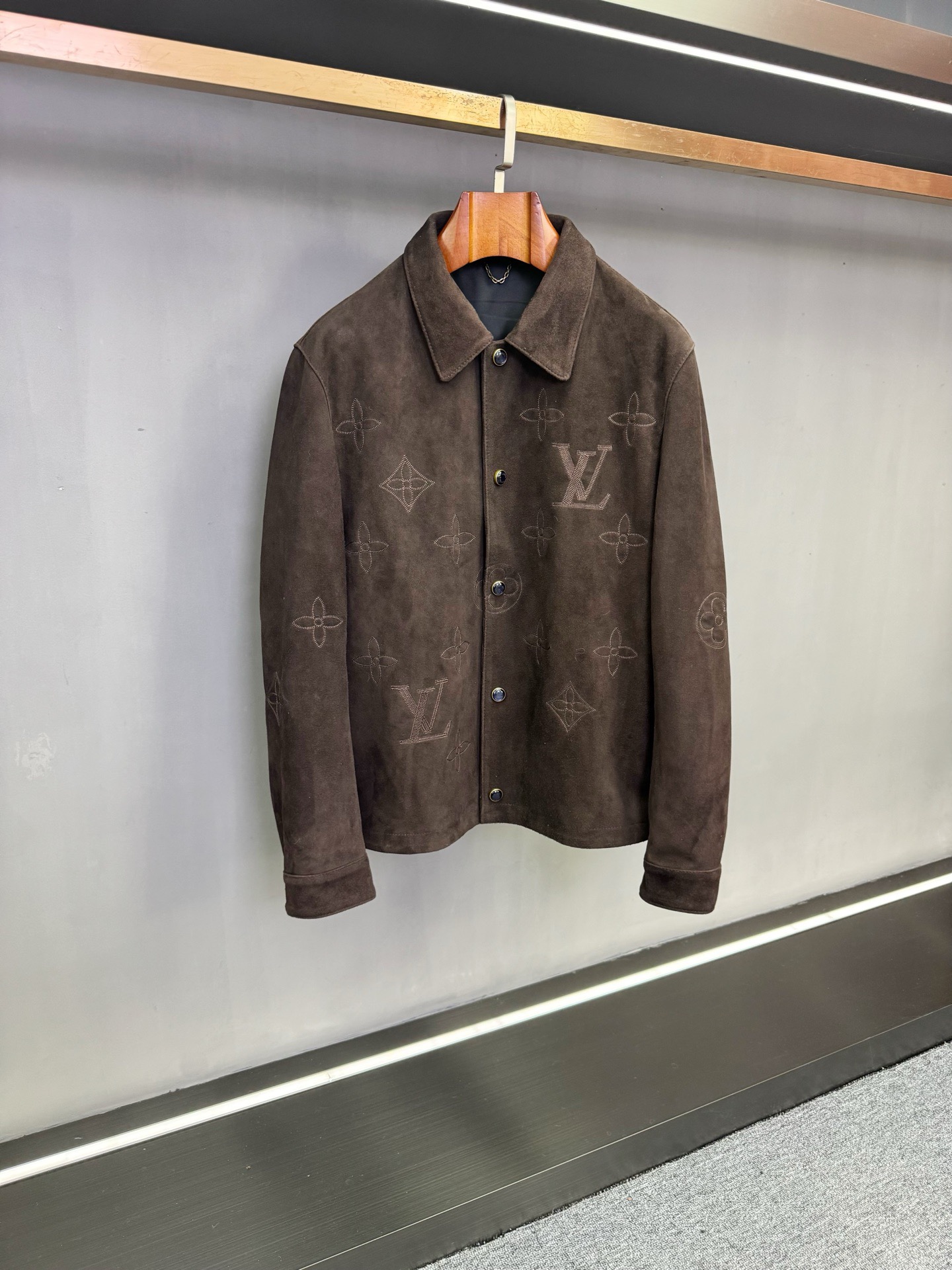 NO:772960,LV Louis Vuitton's new 2026 spring and summer men's brown suede sheepskin jacket makes its debut. LV's 2026 spring and summer series adds another luxury masterpiece, launching this brown suede sheepskin jacket specially designed for high-end men. It perfectly integrates the brand's century-old craftsmanship with contemporary men's aesthetics, injecting a low-key and majestic luxury aura into autumn and winter wear.  The jacket is carefully crafted from brown suede sheepskin imported from New Zealand. The leather is fine, flexible and full of natural texture. It has both a soft and waxy touch and a solid texture when touched. It will gradually develop a unique warm luster as you wear it, fully demonstrating the scarcity value of natural materials. The body of the jacket is transparent  The body adopts LV's classic five-flower LOGO embroidery process. The embroidery threads are fine and tight, and the patterns are arranged in an orderly manner. Each stitch embodies the exquisite skills of the craftsmen, which not only highlights the brand identity, but also avoids visual exaggeration, allowing the luxury heritage to be hidden in the details.  The detailed design is even more ingenious, with custom-made black pearl engraved buttons as the finishing touch. The warm texture of pearls and the rough texture of sheepskin form a clever balance. The exquisite engraving on the buttons hides the brand password, showing extraordinary taste in every detail. The neat style is suitable for various scenes, whether it is a business meeting or a formal occasion, allowing the wearer to easily show a calm and elegant gentleman style.  As the core item of LV's autumn and winter series, this sheepskin jacket is not only a piece of clothing, but also a concrete expression of a high-end man's identity and aesthetics. It is worthy of being included in a private wardrobe and accompanying the four seasons. Size 48-56,,louis vuitton,louis vuitton,jackets & coats,sheepskin,Top Customize119860909LV 路易威登2026春夏新款男士棕色反绒羊皮外套 耀世登场 LV2026春夏系列再添奢品力作,推出这款专为高阶男士打造的棕色反绒羊皮外套,将品牌百年工艺积淀与当代男装美学完美融合,为秋冬穿搭注入低调而磅礴的奢华气场. 外套甄选新西兰进口棕色反绒羊皮匠心打造,皮质细腻柔韧且富有自然肌理感,触摸时兼具软糯触感与扎实质感,随着穿着会逐渐呈现独特的温润光泽,尽显天然材质的稀缺价值.衣身通体采用LV经典五花LOGO绣花工艺,绣线细密紧实,图案排布规整有序,每一针都凝聚着匠人的精湛技艺,既彰显品牌标识性,又避免了视觉上的浮夸感,让奢华底蕴暗藏于细节之中. 细节设计更见巧思,定制黑珍珠刻字纽扣作为点睛之笔,珍珠的温润质感与羊皮的粗犷肌理形成巧妙平衡,纽扣上的精致刻字更是暗藏品牌密码,于细微处彰显不凡品位.利落的版型适配多元场景,无论是商务会晤还是正式场合,都能让穿着者轻松展现沉稳优雅的绅士风范. 作为LV秋冬系列的核心单品,这款羊皮外套不仅是一件服饰,更是高阶男士身份与审美的具象表达,值得纳入私藏衣橱,陪伴四季流转. 码数48-56,,louis vuitton,louis vuitton,jackets & coats,sheepskin,Top Customize1,Men's clothing