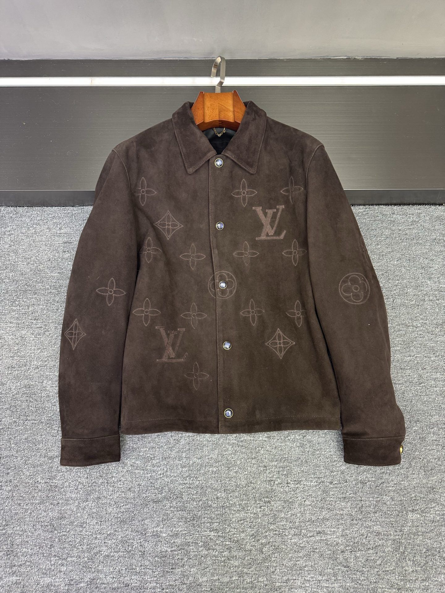 NO:772964,Lujia This suede sheepskin jacket is the texture ceiling of spring 26. Those who truly understand luxury men’s clothing will be impressed by this LV 2026 spring and summer new style at a glance!  It is made of selected New Zealand brown suede sheepskin. It feels soft and waxy with a grainy feel. It is warm and not stiff on the hand. It has a retro and aged high-grade luster. The upper body is light and stress-free, and can be worn in cold winter to show a neat figure. The classic five-flower LOGO embroidery all over the body is amazing!  It is not an exaggerated pile, but fine stitching is used to hide the texture of the body. Every texture reveals exquisite craftsmanship, showing the brand's heritage in a low-key manner. Paired with exclusive black pearl engraved buttons, the exquisiteness of the details is directly filled, and the good taste cannot be hidden when raising your hands.  Brown suede leather is versatile. Paired with suit trousers, it looks like a business elite. Paired with jeans, it instantly transforms into a slouchy man. A classic that can be worn for many years, welding luxury and practicality together, it is enough to have it in your autumn and winter wardrobe~ Size 48-56,, louis vuitton, louis vuitton, louis vuitton, jeans, jackets & coats, business suit, sheepskin, Top Customize119860909驴家 这件反绒羊皮外套,是26春季的质感天花板 真正懂奢品男装的人,一眼就会被这件LV 2026春夏新款戳中！精选新西兰棕色反绒羊皮打造,触感是那种带着颗粒感的软糯,上手温润不僵硬,自带复古做旧的高级光泽,上身轻盈无压,寒冬也能穿出利落身形. 全身布满的经典五花LOGO绣花太绝了！不是浮夸的堆砌,而是用细密针脚藏进衣身肌理,每一处纹路都透着精湛工艺,低调中尽显品牌底蕴.搭配专属黑珍珠刻字纽扣,细节处的精致感直接拉满,抬手间都是藏不住的好品位. 棕色反绒皮自带百搭属性,配西装裤是商务精英范儿,搭牛仔裤又秒变松弛型男.一件能穿多年的经典款,把奢华与实穿焊在了一起,秋冬衣橱有它就够了～ 码数48-56,,louis vuitton,louis vuitton,louis vuitton,jeans,jackets & coats,business suit,sheepskin,Top Customize1,Men's clothing