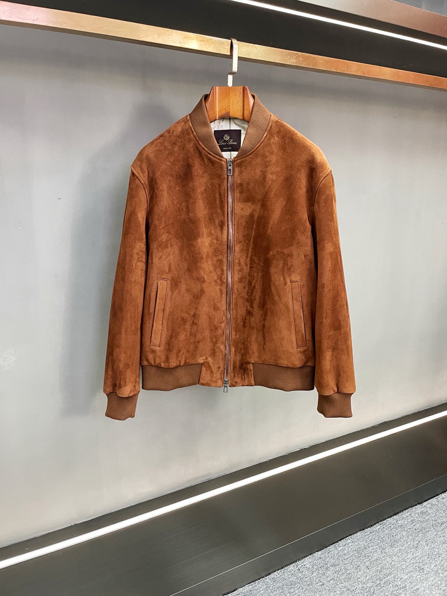 NO:772969,LP Noyo Panya's 2026 spring and summer men's sheepskin jacket is a statement of old-money style texture. When the coldness of autumn and winter gets stronger, a jacket with both warmth and style becomes the core item of men's wardrobe. LP 1826 spring and summer new men's sheepskin jacket uses selected materials and classic design to interpret the low-key luxury of old-money style, creating a choice for contemporary gentlemen to wear across all occasions.  Material is the cornerstone of luxury. The jacket is carefully crafted from New Zealand brown suede sheepskin. Thanks to the local high-quality ranch environment, the sheepskin fiber is fine and flexible, and the suede surface feels as warm as velvet. You can feel its outstanding texture as soon as you touch it. After careful tanning process, the leather not only retains its natural breathability and warmth, but also presents a layered retro color. It shows a low-key luster with the flow of light and shadow, giving it a high-end aura without the need for exaggerated logos.  The design is well versed in the essence of the old money style of 'simplicity meets quality'. The neat baseball collar lines are classic and elegant, which not only continues the looseness of sports items, but also balances the elegant temperament through the stiffness of the leather material, easily adapting to commuting and social scenes. The interior is dark  The hidden plaid elements reveal retro details between the opening and closing, injecting exquisite ingenuity into the simple version; the practical double-pull design takes into account the convenience of putting on and taking off and the diversity of styles. It can be freely adjusted according to the outfit needs, highlighting the pragmatic aesthetics in the details.  As a 'long-lasting investment' in the wardrobe, this sheepskin jacket breaks the restrictions of seasons and trends with the durability of natural materials and the timeless attribute of classic design. Paired with a shirt and trousers, he is a calm gentleman in the workplace; combined with a sweater and casual pants, it can switch to a relaxed and comfortable daily style, perfectly interpreting 'effortless elegance'. Noyou Elegant  The 2026 spring and summer men's sheepskin jacket pays tribute to quality with material and interprets style with design, so that every wearer can feel the dual gifts of texture and temperature in autumn and winter. Size M-3XL.,,loro piana,jackets & coats,shirts,sheepskin,Top Customize119860909LP 诺优翩雅2026春夏男士羊皮外套老钱风的质感宣言. 当秋冬寒意渐浓,一件兼具温度与格调的外套成为男士衣橱的核心单品.LP 1826春夏新款男士羊皮外套,以精选材质与经典设计,诠释老钱风的低调奢华,为当代绅士打造跨越场合的穿搭选择. 材质是奢华的基石.外套甄选新西兰咖啡色反绒羊皮匠心打造,得益于当地优质牧场环境,羊皮纤维细腻柔韧,绒面触感温润如绒,上手即能感知其出众质感.经过精细鞣制工艺处理,皮料不仅保留了天然的透气性与保暖性,更呈现出富有层次的复古色泽,随光影流转展现低调光泽,无需浮夸标识便自带高级气场. 设计上深谙老钱风'简约见质感'的精髓.利落的棒球领线条经典大气,既延续了运动单品的松弛感,又通过皮革材质的挺括感平衡出儒雅气质,轻松适配通勤与社交场景.内里暗藏的格纹元素,在开合间流露复古细节,为简约版型注入精致巧思；实用的双拉头设计,则兼顾穿脱便捷性与造型多样性,可根据穿搭需求自由调节,于细节处彰显实用主义美学. 作为衣橱中的'长效投资品',这件羊皮外套以天然材质的耐用性与经典设计的 timeless 属性,打破季节与潮流限制.搭配衬衫与西裤,是职场中的沉稳绅士；组合针织衫与休闲裤,又能切换为松弛惬意的日常格调,完美演绎'不费力的优雅'. 诺优翩雅 2026春夏男士羊皮外套,以材质致敬品质,以设计诠释格调,让每一位穿着者在秋冬时节,都能感受质感与温度的双重馈赠. 码数 M-3XL.,,loro piana,jackets & coats,shirts,sheepskin,Top Customize1,Men's clothing