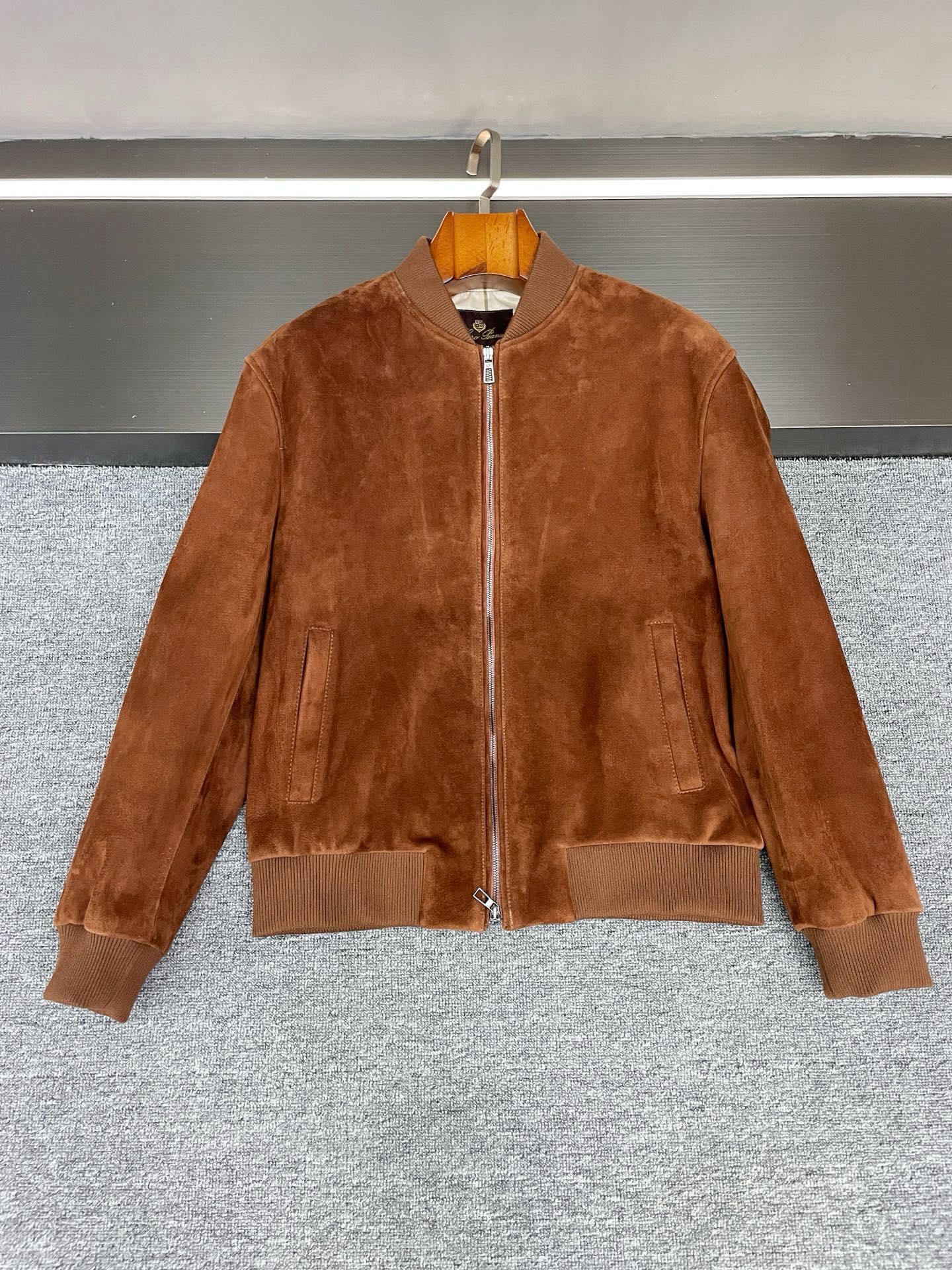 NO:772973,LP Noyo Panya’s new leather jacket｜You can’t hide the old-money style texture. Noyo Panya’s 2026 spring and summer sheepskin jacket hits the mark on aesthetics!  Anyone who really knows the industry knows that the essence of high-end men's clothing is never in the logo, but in the texture that can be touched. The selected New Zealand brown suede sheepskin is amazing. It has a delicate touch with a warm luster. Every inch of the texture has a natural sense of high-end, and it is more soft and noble than ordinary leather. There is no exaggerated design, but the four words 'low-key luxury' are firmly grasped by the material itself. Isn't this the core code of old money style!  The details are full of ingenuity and neatness. The baseball collar neutralizes the heavy feeling of the leather. It looks energetic when worn alone, and it is not bulky when layered with a coat. The plaid lining reveals the texture, and the double-pull design is both practical and adds a retro charm. Every aspect of it touches the pragmatist preference.  Matching is more worry-free. Wearing a high-neck knitted inner with trousers will give you a commuter elite feel. Wearing a white T-shirt with casual pants will give you a relaxed daily style. A classic style that can be worn for many years, this is the hard currency worth investing in autumn and winter~ Size 48-56,,loro piana,jackets & coats,jackets & coats,sheepskin,Top Customize119860909LP 诺优翩雅新皮夹克｜老钱风的质感藏都藏不住 诺悠翩雅2026春夏这件羊皮外套戳中审美！真正懂行的都知道,高端男装的精髓从不在logo,而在能摸得到的质感里. 精选的新西兰咖啡色反绒羊皮太绝了,上手是那种带着温润光泽的细腻触感,每一寸纹理都透着天然高级感,比普通皮质多了份柔和的贵气.没有浮夸设计,却靠材质本身把'低调奢华'四个字拿捏得死死的,这不就是老钱风的核心密码嘛！ 细节里全是巧思利落的棒球领中和了皮质的厚重感,单穿显精神,叠穿大衣也不臃肿；格纹内里暗戳戳露质感,双拉头设计既实用又添了复古韵味,每处都戳中实用派的喜好. 搭配更是省心,内搭高领针织配西裤就是通勤精英感,换件白T搭休闲裤又有松弛的日常格调.一件能穿好多年的经典款,这才是值得投资的秋冬硬通货～ 码数48-56,,loro piana,jackets & coats,jackets & coats,sheepskin,Top Customize1,Men's clothing