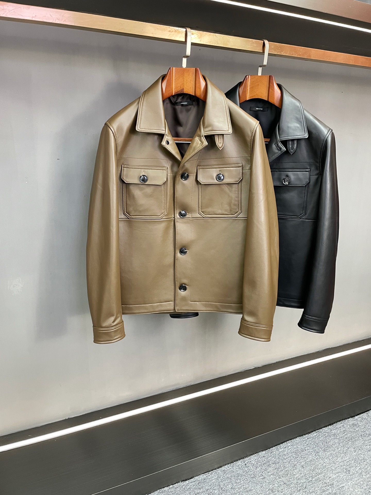 NO:772975,TF Tom Ford's new 2026 spring and summer men's sheepskin jacket is the ultimate interpretation of style and texture. Tom Ford's 2026 spring and summer series has launched a men's sheepskin jacket. With exquisite craftsmanship and classic design, it creates a must-have autumn and winter item for contemporary men that combines style and practicality, demonstrating the brand's unremitting pursuit of high-end dress aesthetics. TF  This jacket is handcrafted from high-quality sheepskin imported from New Zealand. The leather is delicate and pliable, with a warm and mellow touch. It has a soft texture and a crisp silhouette. It can show a unique wearing charm over time. The two classic colors of black and brown are launched, both showing men's calm aura. Black is concise and neat, with a low-key nobility; brown is retro and warm, contains an elegant style, and is suitable for a variety of wearing scenes and aesthetic preferences.  The design combines classics and ingenuity, using the popular flight jacket shape. The neat lines outline a tall and straight figure. It not only retains the coolness of the motorcycle style, but also has a relaxed feeling for daily wear. What is particularly eye-catching is the double-layer collar design with a large collar and a small collar, which is divided into layers.  It is clear and full of design tension, and the wearing form can be freely adjusted according to the occasion, unlocking different style expressions; the two flap pockets on the chest not only continue the practical genes of the flight jacket, but the simple line design also complements the overall version, taking into account the balance of functionality and aesthetics.  From daily commuting to casual gatherings, Tom Ford's sheepskin jacket can be easily worn. Whether it is paired with casual pants for a casual yuppie style or with trousers for a light business style, it can demonstrate the wearer's good taste with its excellent texture and exquisite design. Tom Ford, with its iconic luxury aesthetics, perfectly integrates materials, styles and details, and presents an autumn and winter product with both practical value and collection significance for men who pursue a high-quality life. Size M-3XL,, tom ford, tom  ford,jackets & coats,jackets & coats,sheepskin,Top Customize119860909TF 汤姆福特2026春夏新款男士羊皮外套型格与质感的极致诠释 汤姆福特（Tom Ford）2026春夏系列重磅推出男士羊皮外套,以精湛工艺与经典设计,为当代男士打造兼具格调与实用性的秋冬必备单品,尽显品牌对高级着装美学的不懈追求. TF 这款外套甄选新西兰进口优质羊皮匠心打造,皮质细腻柔韧,触感温润醇厚,兼具柔软质感与挺括廓形,随时间沉淀更能呈现独特的穿着韵味.推出的黑色与棕色两大经典色系,皆彰显男士沉稳气场黑色凝练利落,自带低调贵气；棕色复古温润,蕴藏雅致格调,适配多元穿搭场景与审美偏好. 设计上融合经典与巧思,采用备受青睐的飞行夹克版型,利落线条勾勒出挺拔身形,既保留了机车风格的飒爽,又兼具日常穿着的松弛感.尤为亮眼的是大领子加小领子的双层领设计,层次分明且富有设计张力,可根据场合自由调整穿着形态,解锁不同风格表达；胸前两个翻盖口袋,不仅延续了飞行夹克的实用基因,简洁的线条设计更与整体版型相得益彰,兼顾功能性与美学平衡. 从日常通勤到休闲聚会,汤姆福特 这款羊皮外套皆能轻松驾驭,无论是搭配休闲裤展现随性雅痞,还是配以西裤演绎轻商务格调,都能凭借卓越质感与精致设计,彰显穿着者的不俗品味.汤姆福特以其标志性的奢华美学,将材质、版型与细节完美融合,为追求高品质生活的男士,献上一件兼具实用价值与收藏意义的秋冬臻品. 码数M-3XL,,tom ford,tom ford,jackets & coats,jackets & coats,sheepskin,Top Customize1,Men's clothing