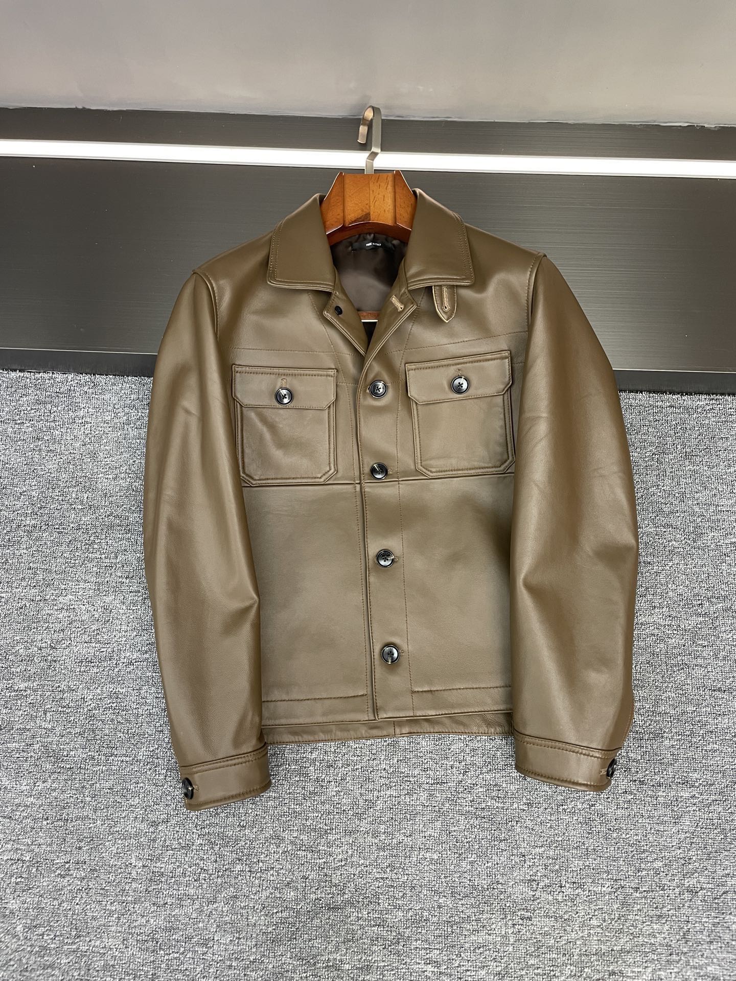 NO:772978,This TF sheepskin jacket combines the sophistication and handsomeness of autumn and winter style. Among Tom Ford's 2026 spring and summer men's new models, this sheepskin jacket hides an ingenuity that makes people's hearts flutter at first sight - it does not deliberately show off skills, but uses the shape, material and details to balance the 'high-end sense' and 'daily sense' just right, and has an effortless fashionable aura.  The selected high-quality sheepskin imported from New Zealand has a delicate and soft texture that is within reach, but has firm muscles. Black has a calm and cool feeling, and brown has a retro warmth. Both colors highlight the mid-autumn and winter aesthetics. The warm touch and the neat outline of the upper body hide the brand's extreme pickiness with materials.  The shape of the flight jacket has its own handsomeness, and the design of 'big collar plus small collar' is the finishing touch. The big collar looks casual and relaxed when open, and the stacked small collar adds a sense of layering. The two ways of wearing it switch different styles, whether it is exposed or worn alone. The two flap pockets on the chest are both practical and add a bit of detail to the neat silhouette. They are convenient for storing small items and are visually more refined and not monotonous.  Boys wear it with jeans, which is a street yuppie style. With dark trousers, you can wear it with light business sophistication. Even with sports pants, it can create a casual and high-end feel. This kind of design that hides 'handsomeness' in the pattern and blends 'exquisiteness' in the details is probably what fascinates Tom Ford ~ Friends who like low-key style, you may wish to pay more attention ~ Size 48-56,, tom ford,jeans,jackets & coats,jackets &  coats,sheepskin,Top Customize119860909这件TF羊皮外套,把秋冬型格的精致与帅气焊在身上 汤姆福特2026春夏的男士新款里,这件羊皮外套藏着让人一眼心动的巧思——它没刻意炫技,却用版型、材质和细节,把「高级感」与「日常感」平衡得恰到好处,自带不费力的时髦气场. 精选的新西兰进口优质羊皮,是触手可及的质感细腻柔软却带着挺括筋骨,黑色自带沉稳酷感,棕色透着复古温润,两个颜色都戳中秋冬审美,摸上去的温润触感、上身的利落轮廓,藏着品牌对材质的极致挑剔. 飞行夹克版型本就自带帅感,而「大领子加小领子」的设计更是点睛之笔大领敞开时显随性松弛,叠搭小领又多了份层次感,两种穿法切换不同风格,不管是露内搭还是单穿都好看；胸前两个翻盖口袋,既有实用属性,又为利落版型添了几分细节感,放小物件方便,视觉上也更显精致不单调. 男生穿它,搭牛仔裤是街头雅痞风,配深色西裤又能穿出轻商务的精致,甚至搭运动裤都能碰撞出休闲高级感.这种把「帅气」藏在版型里,把「精致」融在细节中的设计,大概就是汤姆福特让人着迷的地方吧～ 喜欢低调型格的朋友,不妨多留意一眼呀～ 码数 48-56,,tom ford,jeans,jackets & coats,jackets & coats,sheepskin,Top Customize1,Men's clothing