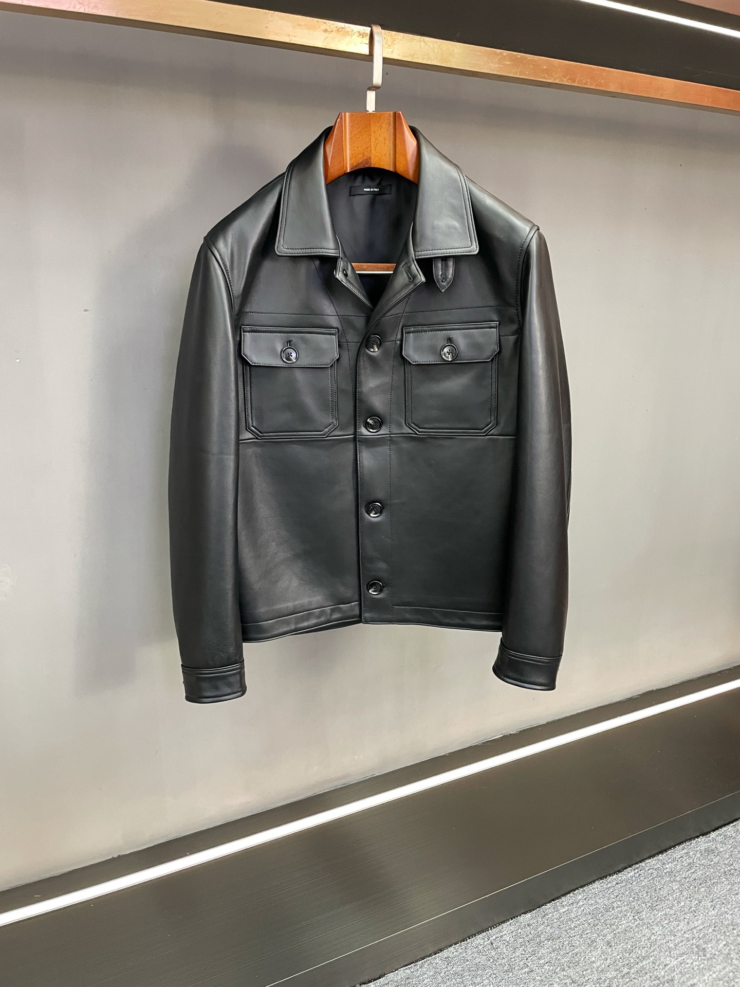NO:772981,TF Tom Ford's new 2026 spring and summer men's sheepskin jacket is the ultimate interpretation of style and texture. Tom Ford's 2026 spring and summer series has launched a men's sheepskin jacket. With exquisite craftsmanship and classic design, it creates a must-have autumn and winter item for contemporary men that combines style and practicality, demonstrating the brand's unremitting pursuit of high-end dress aesthetics. TF  This jacket is handcrafted from high-quality sheepskin imported from New Zealand. The leather is delicate and pliable, with a warm and mellow touch. It has a soft texture and a crisp silhouette. It can show a unique wearing charm over time. The two classic colors of black and brown are launched, both showing men's calm aura. Black is concise and neat, with a low-key nobility; brown is retro and warm, contains an elegant style, and is suitable for a variety of wearing scenes and aesthetic preferences.  The design combines classics and ingenuity, using the popular flight jacket shape. The neat lines outline a tall and straight figure. It not only retains the coolness of the motorcycle style, but also has a relaxed feeling for daily wear. What is particularly eye-catching is the double-layer collar design with a large collar and a small collar, which is divided into layers.  It is clear and full of design tension, and the wearing form can be freely adjusted according to the occasion, unlocking different style expressions; the two flap pockets on the chest not only continue the practical genes of the flight jacket, but the simple line design also complements the overall version, taking into account the balance of functionality and aesthetics.  From daily commuting to casual gatherings, Tom Ford's sheepskin jacket can be easily worn. Whether it is paired with casual pants for a casual yuppie style or with trousers for a light business style, it can demonstrate the wearer's good taste with its excellent texture and exquisite design. Tom Ford, with its iconic luxury aesthetics, perfectly integrates materials, styles and details, and presents an autumn and winter product with both practical value and collection significance for men who pursue a high-quality life. Size M-3XL,, tom ford, tom  ford,jackets & coats,jackets & coats,sheepskin,Top Customize119860909TF 汤姆福特2026春夏新款男士羊皮外套型格与质感的极致诠释 汤姆福特（Tom Ford）2026春夏系列重磅推出男士羊皮外套,以精湛工艺与经典设计,为当代男士打造兼具格调与实用性的秋冬必备单品,尽显品牌对高级着装美学的不懈追求. TF 这款外套甄选新西兰进口优质羊皮匠心打造,皮质细腻柔韧,触感温润醇厚,兼具柔软质感与挺括廓形,随时间沉淀更能呈现独特的穿着韵味.推出的黑色与棕色两大经典色系,皆彰显男士沉稳气场黑色凝练利落,自带低调贵气；棕色复古温润,蕴藏雅致格调,适配多元穿搭场景与审美偏好. 设计上融合经典与巧思,采用备受青睐的飞行夹克版型,利落线条勾勒出挺拔身形,既保留了机车风格的飒爽,又兼具日常穿着的松弛感.尤为亮眼的是大领子加小领子的双层领设计,层次分明且富有设计张力,可根据场合自由调整穿着形态,解锁不同风格表达；胸前两个翻盖口袋,不仅延续了飞行夹克的实用基因,简洁的线条设计更与整体版型相得益彰,兼顾功能性与美学平衡. 从日常通勤到休闲聚会,汤姆福特 这款羊皮外套皆能轻松驾驭,无论是搭配休闲裤展现随性雅痞,还是配以西裤演绎轻商务格调,都能凭借卓越质感与精致设计,彰显穿着者的不俗品味.汤姆福特以其标志性的奢华美学,将材质、版型与细节完美融合,为追求高品质生活的男士,献上一件兼具实用价值与收藏意义的秋冬臻品. 码数M-3XL,,tom ford,tom ford,jackets & coats,jackets & coats,sheepskin,Top Customize1,Men's clothing