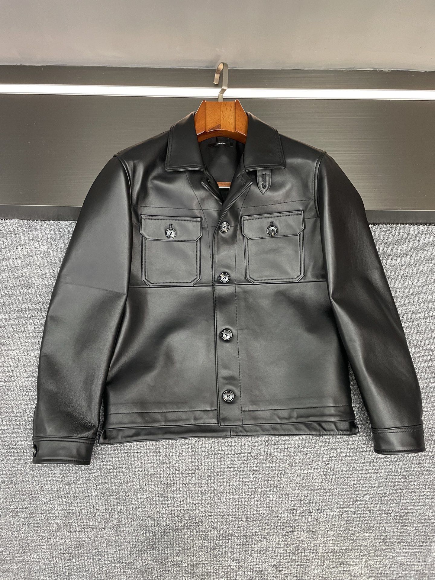 NO:772983,This TF sheepskin jacket combines the sophistication and handsomeness of autumn and winter style. Among Tom Ford's 2026 spring and summer men's new models, this sheepskin jacket hides an ingenuity that makes people's hearts flutter at first sight - it does not deliberately show off skills, but uses the shape, material and details to balance the 'high-end sense' and 'daily sense' just right, and has an effortless fashionable aura.  The selected high-quality sheepskin imported from New Zealand has a delicate and soft texture that is within reach, but has firm muscles. Black has a calm and cool feeling, and brown has a retro warmth. Both colors highlight the mid-autumn and winter aesthetics. The warm touch and the neat outline of the upper body hide the brand's extreme pickiness with materials.  The shape of the flight jacket has its own handsomeness, and the design of 'big collar plus small collar' is the finishing touch. The big collar looks casual and relaxed when open, and the stacked small collar adds a sense of layering. The two ways of wearing it switch different styles, whether it is exposed or worn alone. The two flap pockets on the chest are both practical and add a bit of detail to the neat silhouette. They are convenient for storing small items and are visually more refined and not monotonous.  Boys wear it with jeans, which is a street yuppie style. With dark trousers, you can wear it with light business sophistication. Even with sports pants, it can create a casual and high-end feel. This kind of design that hides 'handsomeness' in the pattern and blends 'exquisiteness' in the details is probably what fascinates Tom Ford ~ Friends who like low-key style, you may wish to pay more attention ~ Size 48-56,, tom ford,jeans,jackets & coats,jackets &  coats,sheepskin,Top Customize119860909这件TF羊皮外套,把秋冬型格的精致与帅气焊在身上 汤姆福特2026春夏的男士新款里,这件羊皮外套藏着让人一眼心动的巧思——它没刻意炫技,却用版型、材质和细节,把「高级感」与「日常感」平衡得恰到好处,自带不费力的时髦气场. 精选的新西兰进口优质羊皮,是触手可及的质感细腻柔软却带着挺括筋骨,黑色自带沉稳酷感,棕色透着复古温润,两个颜色都戳中秋冬审美,摸上去的温润触感、上身的利落轮廓,藏着品牌对材质的极致挑剔. 飞行夹克版型本就自带帅感,而「大领子加小领子」的设计更是点睛之笔大领敞开时显随性松弛,叠搭小领又多了份层次感,两种穿法切换不同风格,不管是露内搭还是单穿都好看；胸前两个翻盖口袋,既有实用属性,又为利落版型添了几分细节感,放小物件方便,视觉上也更显精致不单调. 男生穿它,搭牛仔裤是街头雅痞风,配深色西裤又能穿出轻商务的精致,甚至搭运动裤都能碰撞出休闲高级感.这种把「帅气」藏在版型里,把「精致」融在细节中的设计,大概就是汤姆福特让人着迷的地方吧～ 喜欢低调型格的朋友,不妨多留意一眼呀～ 码数 48-56,,tom ford,jeans,jackets & coats,jackets & coats,sheepskin,Top Customize1,Men's clothing