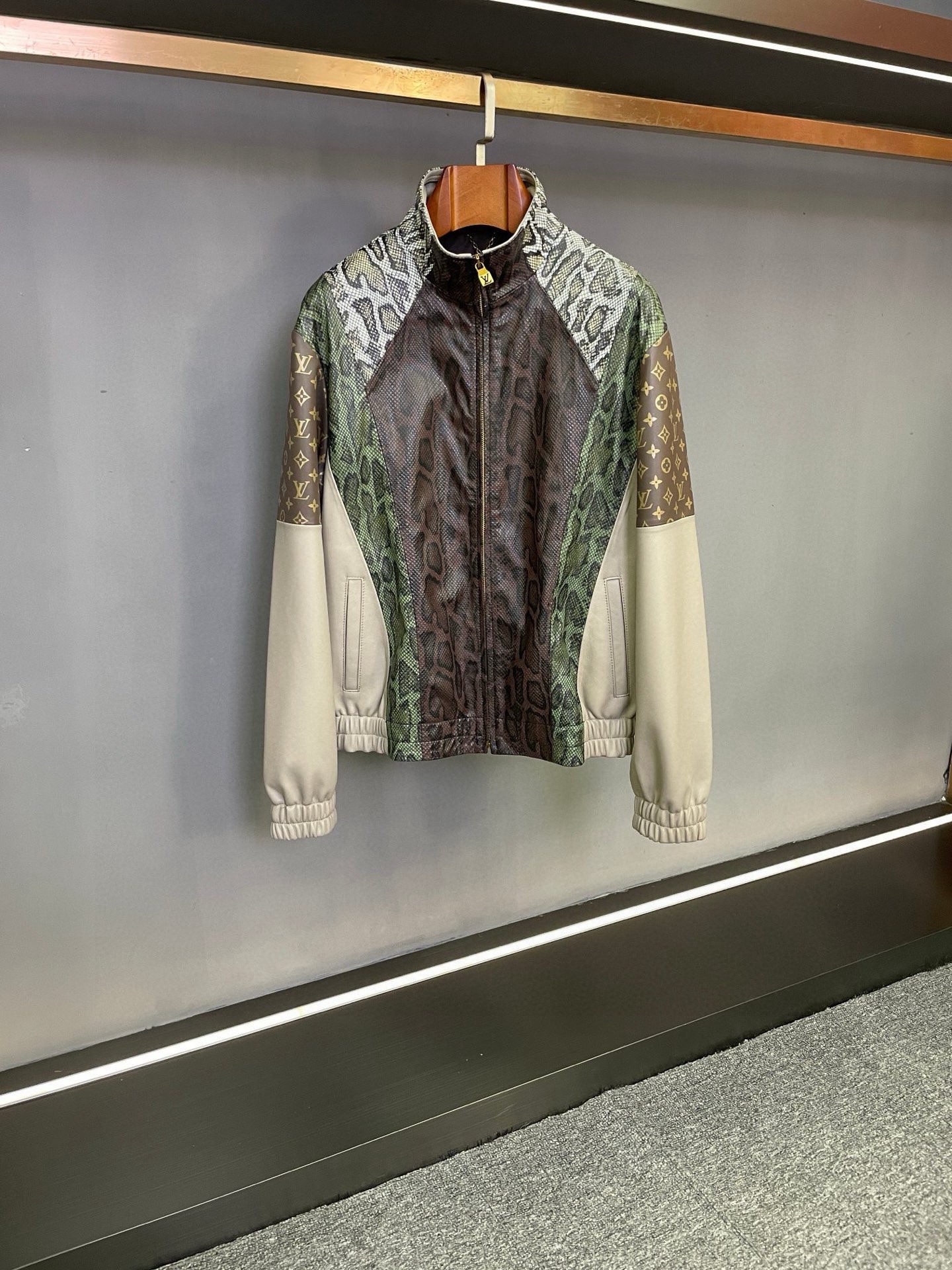 NO:772985,Louis Vuitton LV's new 2026 spring and summer men's sheepskin leather jacket is undoubtedly a star in the fashion field. This leather jacket from Lujia is carefully made of sheepskin imported from Australia. It is of high quality and has a delicate and soft touch, which fully demonstrates the brand's strict selection of materials.  Its overall design is unique and incorporates snake-print design elements. The large amount of sheep leather on the main body has been processed with snake-print embossing and snake-print printing, showing a perfect fusion of wildness and fashion. The unique snake-print texture seems to tell the story of bravery and adventure, adding a mysterious and charming temperament to the wearer. And the LV spliced sleeves  The classic five-flower printed leather cleverly combines the brand's classic heritage with modern fashion. This design detail not only displays Louis Vuitton's unique logo, but also highlights the brand's exquisite craftsmanship and ultimate pursuit of details. Whether attending important occasions or daily wear, this Louis Vuitton men's sheepskin leather jacket can make you the focus of attention. It is not just a piece of clothing, but also an expression of a fashion attitude and a pursuit of quality life. Choose LV  2026 spring and summer new men's sheepskin leather jackets, start your fashion journey and show your unique charm. Size 48-56,,louis vuitton,louis vuitton,louis vuitton,louis vuitton,leather jacket,sheepskin,Top Customize119860909路易威登 LV 2026春夏新款男士羊皮皮衣,这无疑是时尚领域的一颗明星.  驴家这款皮衣采用澳洲进口羊皮精心打造,品质上乘,触感细腻柔软,充分彰显了品牌对材质的严格甄选.  其整体设计独具匠心,融入了蛇纹设计元素.主体大量羊皮革经过蛇纹压花以及蛇纹印花处理,呈现出一种野性与时尚的完美融合.独特的蛇纹纹理,仿佛在诉说着勇敢与冒险的故事,为穿着者增添了一份神秘而迷人的气质.  而袖子拼接的 LV 经典五花印花皮革,更是将品牌的经典传承与现代时尚巧妙结合.这一设计细节,不仅展现了路易威登的独特标识,更凸显了品牌的精湛工艺和对细节的极致追求.  无论是出席重要场合还是日常穿着,这款路易威登男士羊皮皮衣都能让你成为众人瞩目的焦点.它不仅仅是一件衣服,更是一种时尚态度的表达,一种对品质生活的追求.  选择 LV 2026春夏新款男士羊皮皮衣,开启你的时尚之旅,展现属于你的独特魅力. 码数48-56,,louis vuitton,louis vuitton,louis vuitton,louis vuitton,leather jacket,sheepskin,Top Customize1,Men's clothing