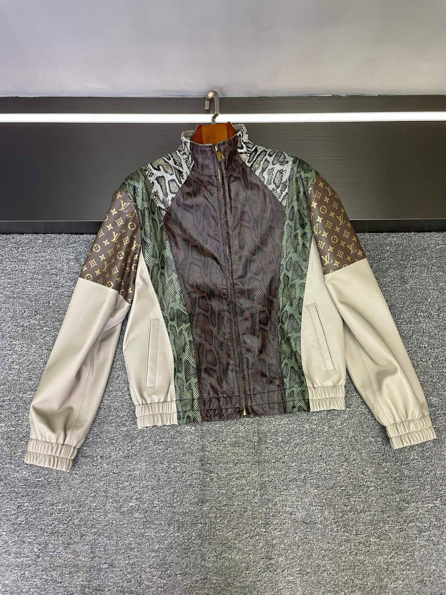 NO:772989,Tile details | Louis Vuitton. The beauty of the details of the new 2026 spring and summer men's sheepskin leather jackets. It must be mentioned that this leather jacket from Lujia is made of sheepskin imported from Australia. It is of excellent quality, warm to the touch, and full of luxurious texture. The overall snake pattern design element of the clothing adds a mysterious and wild charm to it. The large amount of snake embossing and snake print on the main body of sheep leather have exquisite craftsmanship and fine texture, as if every texture is telling a fashion story.  Look at the LV classic five-flower printed leather spliced on the sleeves, which perfectly combines the brand's classics with fashion innovation. The printing is clear and the colors are bright, highlighting Louis Vuitton's unique charm and profound heritage. Carefully observe every stitching, uniform and neat, and fine workmanship, reflecting the brand's ultimate pursuit of quality. Every detail is handled just right, making people have to admire Louis Vuitton's ingenuity.  This LV men's sheepskin leather jacket is not only a piece of clothing, but also a work of art. The beauty of its details is enough to make you stand out from the crowd and become the focus of fashion. Men, come and experience this ultimate charm!  Size M-3XL,,louis vuitton,louis vuitton,louis vuitton,louis vuitton,leather jacket,sheepskin,Top Customize119860909平铺细节图 | 路易威登.2026春夏新款男士羊皮皮衣细节之美  不得不提驴家这款皮衣是由澳洲进口羊皮打造而成,品质卓越,触手温润,尽显奢华质感.  衣服整体的蛇纹设计元素,为其增添了神秘而狂野的魅力.主体大量羊皮革上的蛇纹压花以及蛇纹印花,工艺精湛,纹理细腻,仿佛每一道纹路都在诉说着时尚的故事.  再看袖子拼接的 LV 经典五花印花皮革,将品牌的经典与时尚创新完美融合.印花清晰,色彩鲜艳,彰显着路易威登的独特魅力与深厚底蕴.  仔细观察每一处缝线,均匀整齐,做工精细,体现了品牌对品质的极致追求.每一个细节都处理得恰到好处,让人不得不赞叹路易威登的匠心独运.  这款LV男士羊皮皮衣,不仅仅是一件衣物,更是一件艺术品.它的细节之美,足以让你在人群中脱颖而出,成为时尚的焦点.男士们,快来感受这份极致魅力吧！ 码数M-3XL,,louis vuitton,louis vuitton,louis vuitton,louis vuitton,leather jacket,sheepskin,Top Customize1,Men's clothing