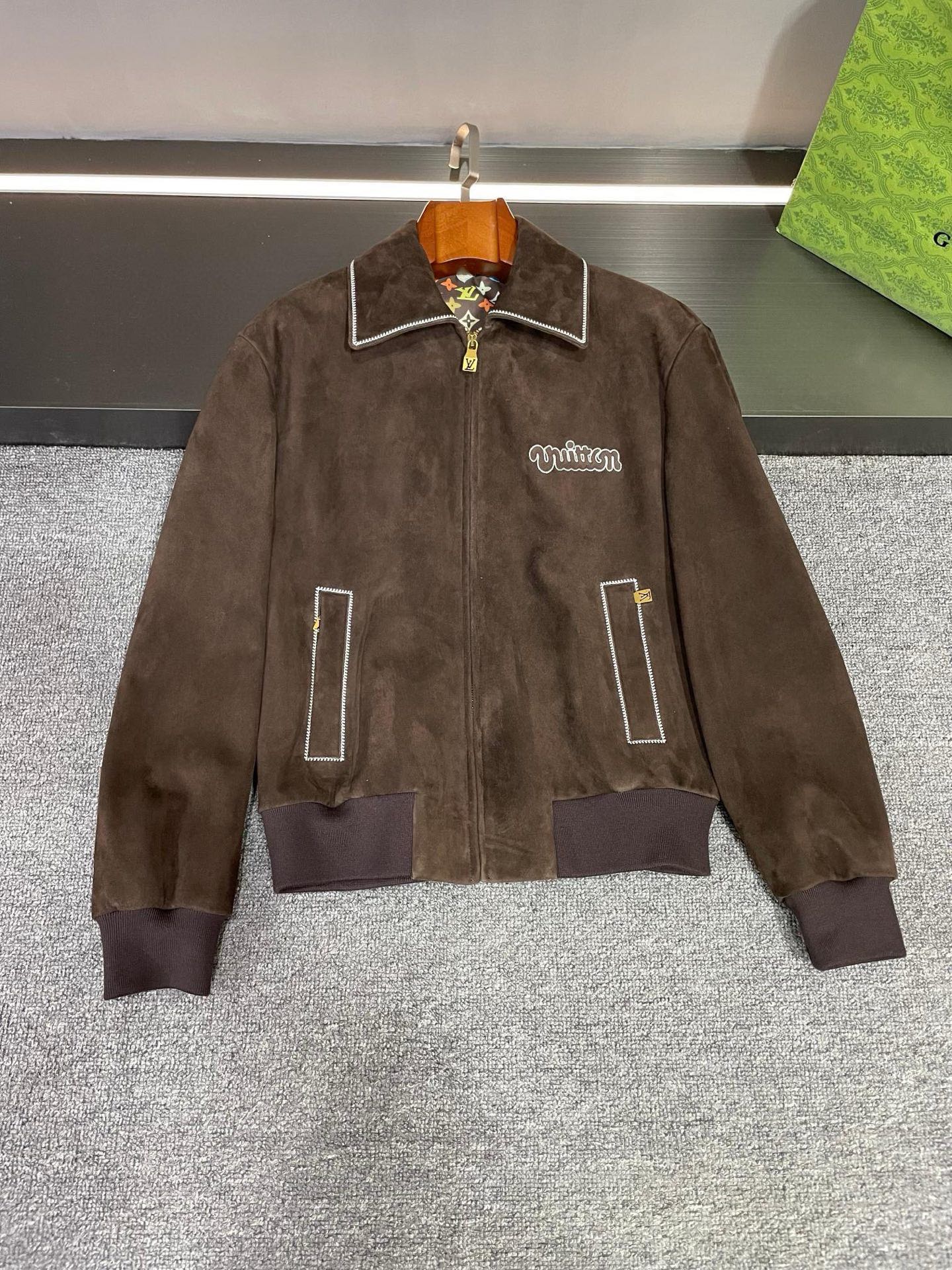 NO:772720,Detailed view of LV Louis Vuitton's 2026 spring and summer new men's suede sheepskin leather jacket. On the fashion stage, LV has always led the trend with its exquisite craftsmanship and unique design. This season, the debut of Louis Vuitton's 2026 spring and summer new men's suede sheepskin leather jacket has once again become the focus of attention. This leather jacket from Lujia is made of suede brown sheepskin imported from Australia. It is of high quality, soft and delicate to the touch, showing unparalleled quality. The LV brand LOGO is on the chest.  Embossed and carefully outlined with white stitching, it not only highlights the brand's iconic elements, but also adds a sense of sophistication and elegance. The neckline and side pockets are also outlined with white stitching, showing ingenuity in every detail. This delicate treatment makes the overall design more harmonious and unified, and also enhances the three-dimensional sense and layering of the clothing. And the LV inside  The iconic colorful five-flower printed lining is a highlight of this leather jacket. The unique printed pattern, bright and vibrant, brings unique visual enjoyment to the wearer and also highlights the brand's persistent pursuit of intrinsic quality. LV 26 spring and summer men's new suede sheepskin leather jacket is not only a piece of clothing, but also a perfect fusion of fashion and quality. It is the best choice for men to show their charm and taste in autumn and winter. Size 48-56, Louis  vuitton,louis vuitton,louis vuitton,louis vuitton,leather jacket,sheepskin,Top Customize119860909LV 路易威登 2026春夏新款男士反绒羊皮皮衣平铺细节图 在时尚的舞台上,LV始终以其精湛的工艺和独特的设计引领潮流.今季,路易威登 26春夏男士新款反绒羊皮皮衣的登场,再次成为瞩目的焦点.  驴家这款皮衣精选澳洲进口反绒棕色羊皮,材质上乘,触感柔软细腻,展现出无与伦比的品质.其胸前的 LV 品牌 LOGO 压花,以白色缝线精心描边,不仅凸显了品牌的标志性元素,更增添了一份精致与优雅.  领口和侧插口袋同样采用白色缝线描边,细节之处尽显匠心.这种细腻的处理方式,使得整体设计更加和谐统一,同时也提升了服装的立体感和层次感.  而内里的 LV 标志性炫彩五花印花里布,则是这款皮衣的一大亮点.独特的印花图案,色彩鲜艳且富有活力,为穿着者带来独特的视觉享受,同时也彰显了品牌对于内在品质的执着追求.  LV 26春夏男士新款反绒羊皮皮衣,不仅是一件衣物,更是时尚与品质的完美融合,是男士们在秋冬季节展现魅力与品味的不二之选. 码数48-56,,louis vuitton,louis vuitton,louis vuitton,louis vuitton,leather jacket,sheepskin,Top Customize1,Men's clothing