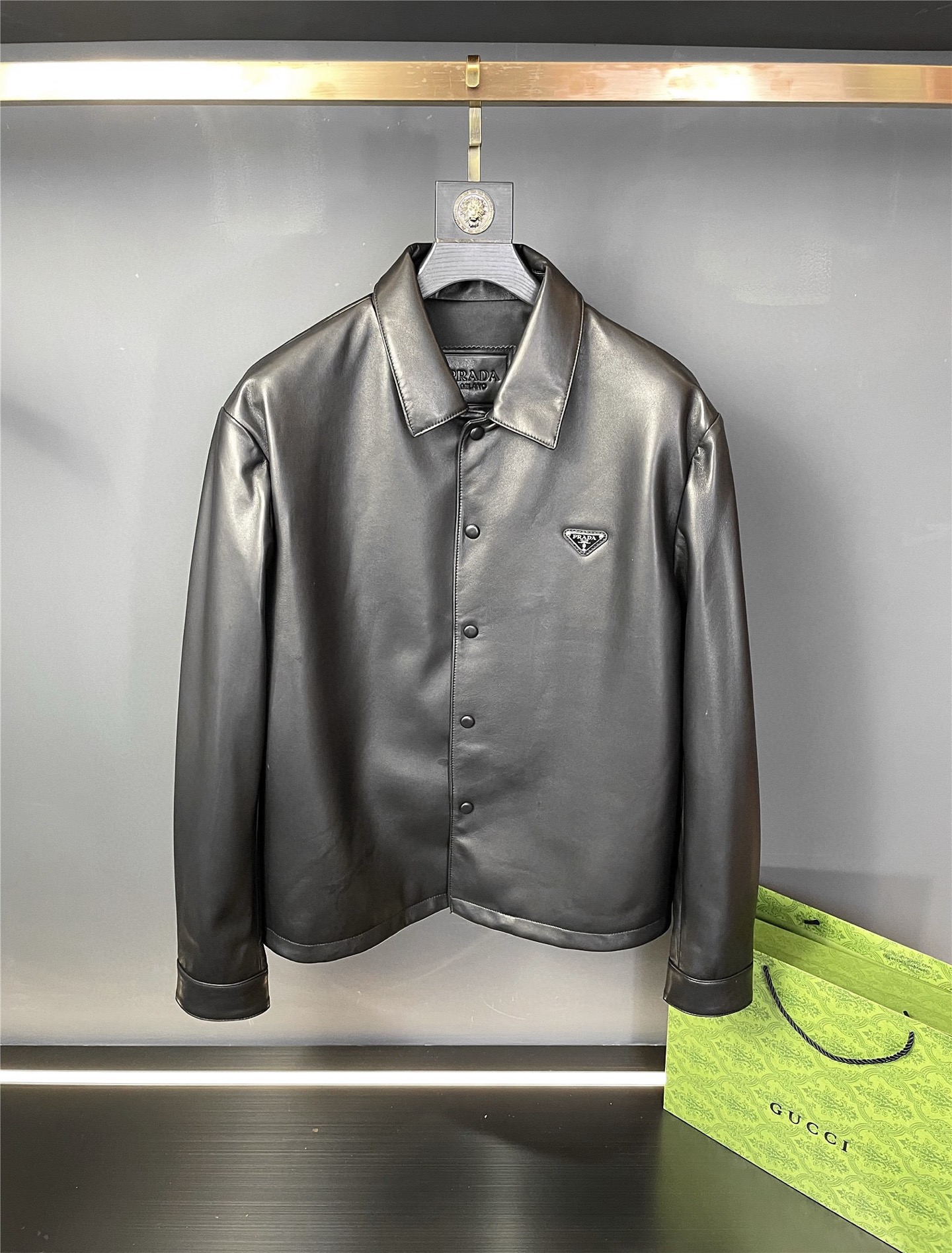 NO:772724,PRADA 2026 Spring/Summer New Men's Sheepskin Leather Jacket On the fashion stage, Prada has always led the trend with its unique design and exquisite craftsmanship. This season, Prada 2026 Spring/Summer New Sheepskin Jacket makes its glorious debut, showing you unparalleled charm and quality. Prada  This jacket is made of high-quality sheepskin material, with a delicate and soft touch, highlighting luxury and sophistication. Its simple lapel shape not only outlines elegant lines, but also shows a classic and timeless fashion style. What is particularly eye-catching is the iconic PRADA triangle logo on the chest. This classic element is like a bright star, shining brightly in simplicity and becoming a symbol of identity and taste. Whether traveling through the bustling streets of the city or attending important social occasions, Prada  The new 26 spring and summer sheepskin jacket will be your ideal choice. It is not only a piece of clothing, but also an expression of fashion attitude and your unremitting pursuit of quality life. Choose Prada, choose to be different, let this sheepskin jacket become the bright pearl in your autumn and winter wardrobe, blooming your unique charm. Size 48-56,, prada, prada, jackets & coats, leather jacket, sheepskin, Top Customize119860909普拉达 PRADA 2026春夏新款男士羊皮皮衣 在时尚的舞台上,普拉达始终以其独特的设计和精湛的工艺引领潮流.今季,普拉达 2026春夏新款羊皮夹克荣耀登场,为您展现无与伦比的魅力与品质.  普拉达 这款夹克采用优质羊皮材质,细腻柔软的触感,彰显着奢华与精致.其简约翻领版型,不仅勾勒出优雅的线条,更展现出一种经典而永恒的时尚格调.  尤为瞩目的是胸前的 PRADA 标志性三角标,这一经典元素,宛如璀璨星辰,在简约中绽放出耀眼光芒,成为身份与品味的象征.  无论是穿梭于都市的繁华街道,还是出席重要的社交场合,普拉达 26春夏新款羊皮夹克都将是您的理想之选.它不仅仅是一件衣物,更是一种时尚态度的表达,是您对品质生活的不懈追求.  选择普拉达,选择与众不同,让这款羊皮夹克成为您秋冬衣橱中的璀璨明珠,绽放属于您的独特魅力. 码数48-56,,prada,prada,jackets & coats,leather jacket,sheepskin,Top Customize1,Men's clothing