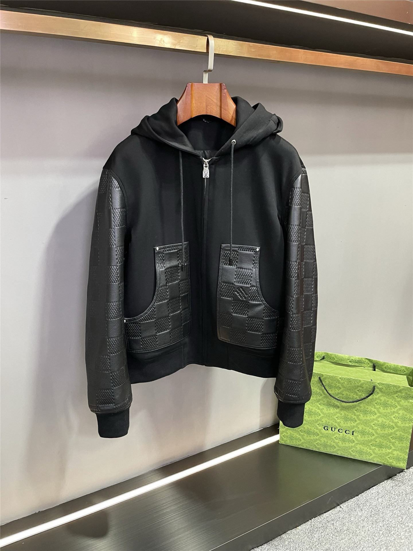 NO:772731,LV Louis Vuitton's 2026 spring and summer new sheepskin leather spliced hooded cardigan jacket LV's unique design demonstrates the brand's unremitting pursuit of quality and fashion. The sleeves and chest pockets are carefully made of imported sheepskin. The delicate texture and exquisite craftsmanship complement each other. LV's iconic checkerboard embossing is the finishing touch, highlighting the brand's charm and luxury temperament.  The body part of the sweatshirt is made of high-weight terry cloth, which not only provides a comfortable wearing experience, but also shows excellent quality and durability. Whether it is daily leisure or attending important occasions, this Louis Vuitton 2026 spring and summer new men's sheepskin splicing cardigan hooded sweatshirt can allow you to show your extraordinary fashion taste and unique charm. It is the perfect fusion of fashion and practicality, and is an indispensable classic choice in your wardrobe. Size 48-56, Louis  vuitton,louis vuitton,hoodie,sweatshirts,jackets & coats,leather jacket,sheepskin,hats,Top Customize119860909LV 路易威登 2026春夏新款羊皮皮衣拼接连帽开衫外套 LV 这款独具匠心的设计,彰显了品牌对品质与时尚的不懈追求.袖子与胸前口袋精心选用进口羊皮打造,细腻的质感与精湛的工艺相得益彰,LV 家标志性的棋盘格压花更是点睛之笔,凸显品牌魅力与奢华气质.  而卫衣的身子部分则采用高克重毛圈布,不仅提供了舒适的穿着体验,更展现出卓越的品质与耐用性.  无论是日常休闲还是出席重要场合,这件路易威登 2026春夏新款男式羊皮拼接开衫连帽卫衣都能让您展现出非凡的时尚品味与独特魅力.它是时尚与实用的完美融合,是您衣橱中不可或缺的经典之选. 码数48-56,,louis vuitton,louis vuitton,hoodie,sweatshirts,jackets & coats,leather jacket,sheepskin,hats,Top Customize1,Men's clothing