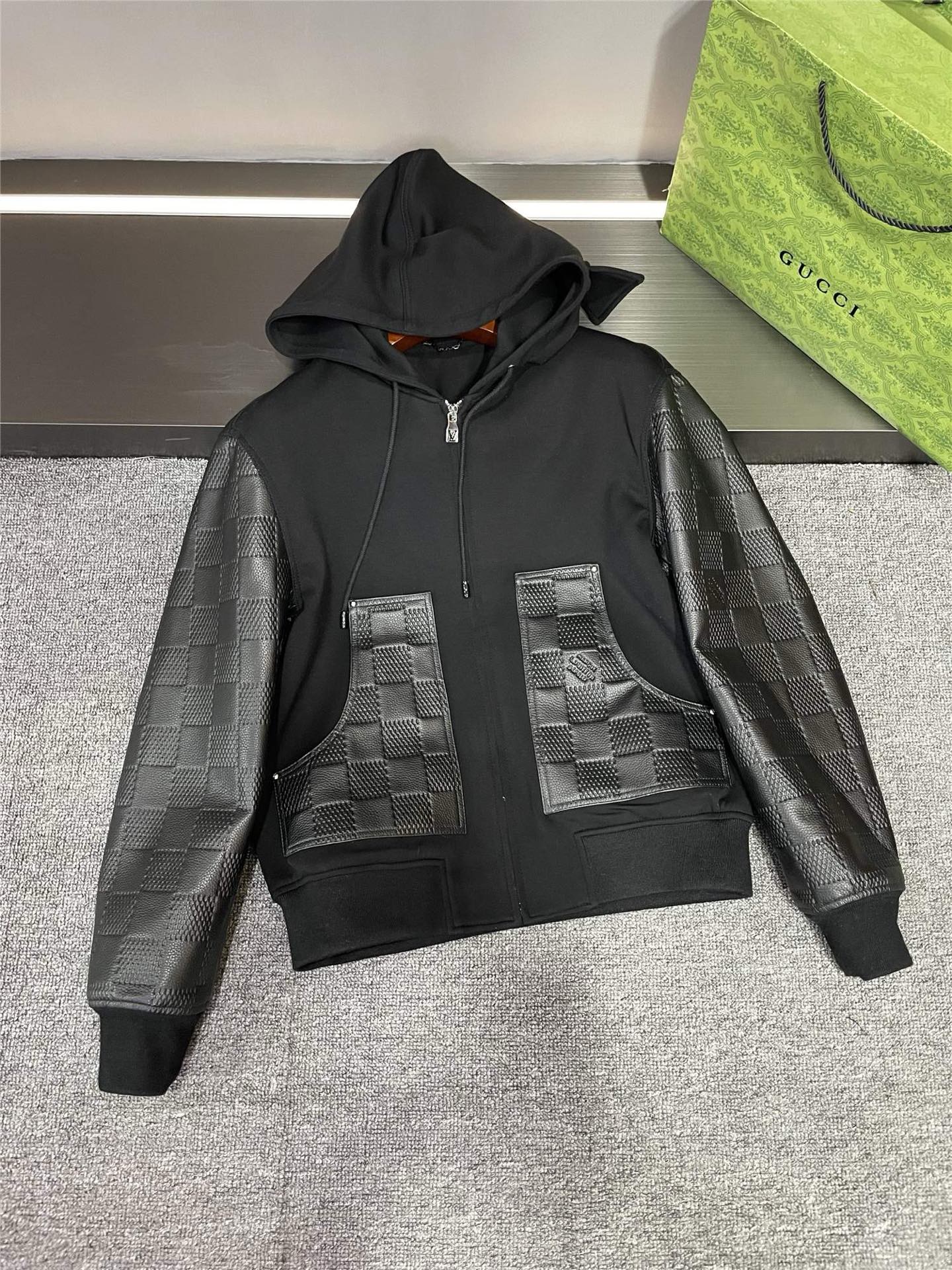 NO:772734,LV hooded sheepskin spliced ​​jacket,,louis vuitton,jackets & coats,sheepskin,hats,Top Customize119860909LV连帽羊皮拼接外套,,louis vuitton,jackets & coats,sheepskin,hats,Top Customize1,Men's clothing