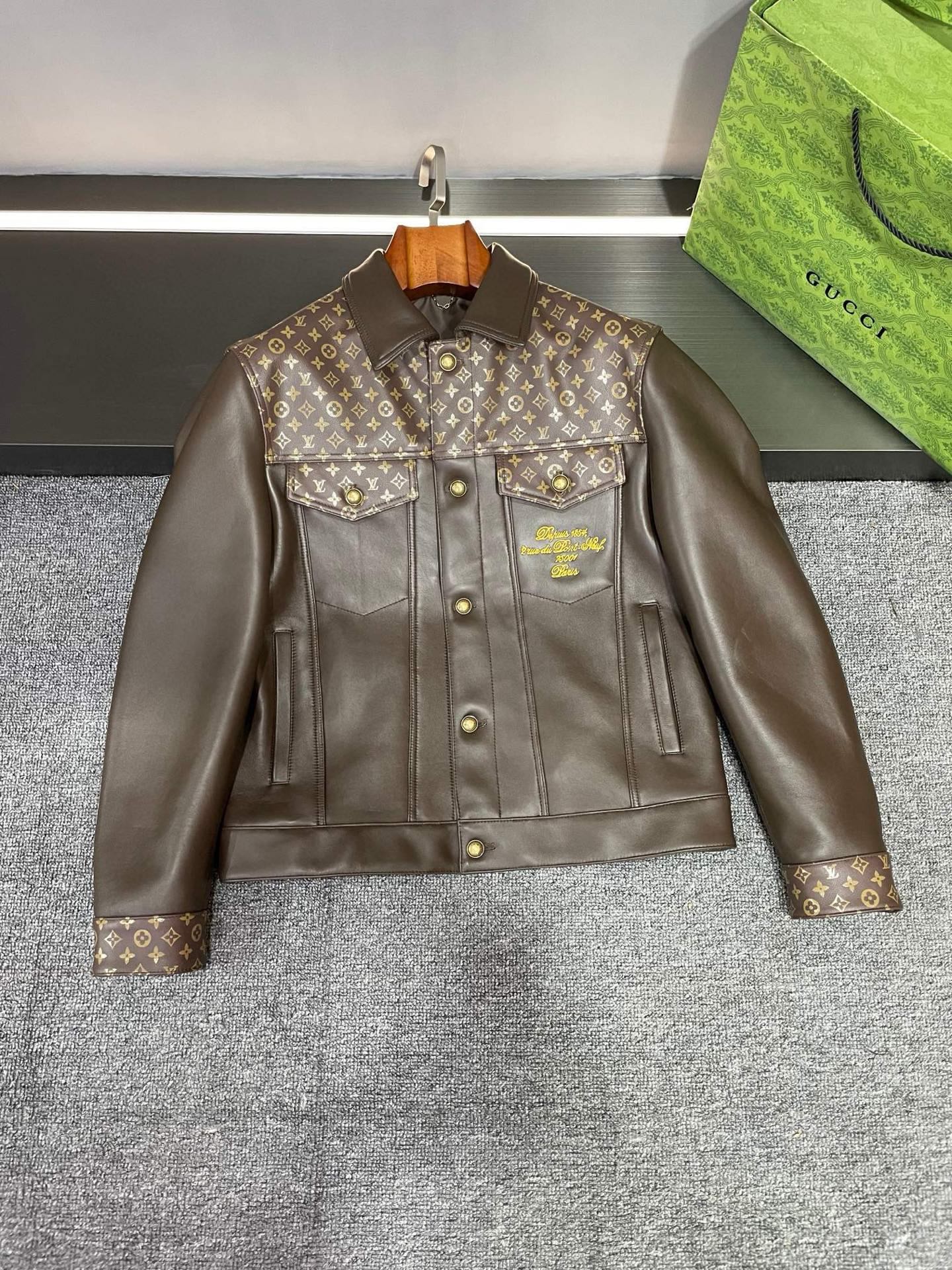 NO:772744,P LV Louis Vuitton's 26th Spring and Summer New Men's Sheepskin Leather Jacket In the bright starry sky of fashion, LV always shines with a unique and dazzling light. In the spring and summer of 2026, the sheepskin jacket launched by Louis Vuitton has once again become the focus of the fashion industry. This LV sheepskin jacket is made of top-quality sheepskin material, with a soft and delicate touch, as if to tell the brand's persistent pursuit of quality. On the shoulders and cuffs, LV  The classic five-flower print blooms with charming charm. This iconic pattern is not only a symbol of the brand, but also a perfect fusion of fashion and classic, adding a sense of refinement and luxury to the whole. The leather embroidery on the back is matched with rivet technology, which is even more ingenious. The pattern of the leather embroidery is delicate and has smooth lines, as if it is an exquisite work of art; while the embellishment of rivets adds a toughness and personality, making the jacket reveal an uninhibited temperament in its elegance.  The embroidery on the breast pocket uses exquisite craftsmanship to show delicate beauty, injecting a smart element into the jacket. Each of the original copper engraved buttons is carefully carved and has clear engraving, highlighting the brand's beauty of details and strict control of quality. Louis Vuitton  The 2026 spring and summer sheepskin jacket is not only a piece of clothing, but also a fashion statement. It is the crystallization of quality and art. It will accompany you in autumn and winter, showing unparalleled style and confidence. It is the best choice for this winter. Size M-3XL.,,louis vuitton,louis vuitton,jackets & coats,jackets & coats,leather jacket,sheepskin,Top Customize119860909P LV 路易威登 26年春夏新款男士羊皮皮衣外套 在时尚的璀璨星空中,LV始终闪耀着独特而耀眼的光芒.2026春夏,路易威登推出的羊皮夹克再度成为时尚界瞩目的焦点.  LV这款羊皮夹克,选用了顶级的羊皮材质,触感柔软细腻,仿佛在诉说着品牌对品质的执着追求.肩部和袖口处,LV 经典的五花印花绽放着迷人的魅力,这一标志性的图案不仅是品牌的象征,更是时尚与经典的完美融合,为整体增添了一份精致与奢华.  后背的贴皮绣搭配铆钉工艺,更是巧夺天工.贴皮绣的图案细腻入微,线条流畅,仿佛是一件精美的艺术品；而铆钉的点缀,则增添了一份硬朗与个性,使夹克在优雅中透露出不羁的气质.  胸前口袋的绣花,以精湛的工艺展现出细腻的美感,为夹克注入了灵动的元素.而原版铜制刻字纽扣,每一颗都经过精心雕琢,刻字清晰,彰显着品牌的细节之美和对品质的严格把控.  路易威登 2026春夏羊皮外套,不仅是一件服装,更是时尚的宣言,是品质与艺术的结晶.它将陪伴您在秋冬的时光里,展现出无与伦比的风采与自信,今冬不二之选. 码数M-3XL.,,louis vuitton,louis vuitton,jackets & coats,jackets & coats,leather jacket,sheepskin,Top Customize1,Men's clothing