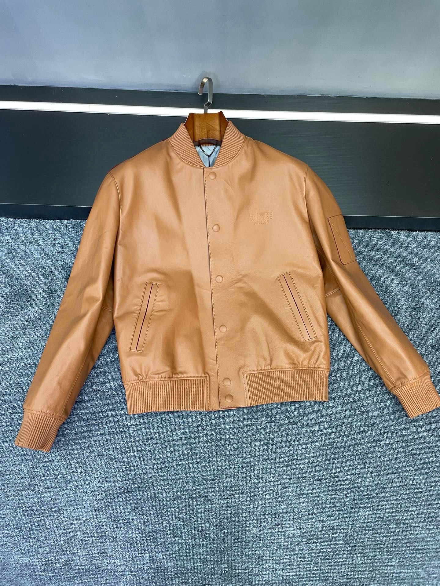 NO:772735,Fei Dong’s co-branded model is scheduled to become a god!  This yellow cowhide coat from Louis Vuitton knows the texture of autumn and winter so well. You can’t take your eyes away from Lujia’s 2026 spring and summer men’s coat when it debuts!  The series jointly created by Pharrell Williams and Nigo really contains surprises. This piece is definitely the texture of the fashionable men's autumn and winter wardrobe. The material directly adds a sense of high-end!  Selected Spanish yellow first-layer calfskin has a delicate and firm texture to the touch. The leather surface is smooth and has a natural luster. It is flexible and sinewy when held. It is a good leather that can stand up to a closer look. The thin cotton inside is so considerate that it keeps you warm in autumn and winter without being bulky. It will not make you sweat no matter how long you wear it. It is practical and practical. The design details are really thoughtful!  The LV Logo embossing on the chest and back is low-key and recognizable, not exaggerated but has its own brand aura. The most unique thing is the red oil edge treatment on the edges of the leather, which contrasts with the yellow cowhide, which not only echoes the color aesthetics of the series, but also gives every detail a sense of craftsmanship.  Pairing it with a white T-shirt and jeans is a casual street style. If you change it to a black turtleneck knit, you will instantly become an elegant gentleman, perfect for commuting and weekend dating scenes. Following LV's 'Remember the Future' theme, you can wear a coat to create a collision between retro and modern. Size 48-56,,louis vuitton,louis vuitton,louis vuitton,louis vuitton,jeans,jackets & coats,cowhide,Top  Customize119860909菲董联名款预定封神！路易威登这件黄牛皮外套太懂秋冬质感 驴家2026春夏男士外套一亮相就挪不开眼！Pharrell Williams和Nigo联手打造的系列果然藏着惊喜,这件绝对是潮男秋冬衣橱的质感担当. 材质直接拉满高级感！精选西班牙黄色头层小牛皮,上手就是细腻紧实的肉感,皮面光滑有自然光泽,捏握起来柔韧又有筋骨,完全是经得起细看的好皮质.内里加的薄棉太贴心,秋冬保暖不臃肿,穿再久也不会闷汗,实用性直接拉满. 设计细节才是真·心机！胸前和后背的LV Logo压花低调又有辨识度,没有浮夸感却自带品牌气场.最绝的是全身皮革边缘的红色油边处理,和黄色牛皮形成撞色反差,既呼应了系列的色彩美学,又让每一处细节都透着匠工质感. 搭配更是零难度内搭白T配牛仔裤是随性街头风,换件黑色高领针织就秒变优雅绅士,完美适配通勤和周末约会场景.跟着LV的“铭记未来”主题走,一件外套就能穿出复古与摩登的碰撞感. 码数48-56,,louis vuitton,louis vuitton,louis vuitton,louis vuitton,jeans,jackets & coats,cowhide,Top Customize1,Men's clothing