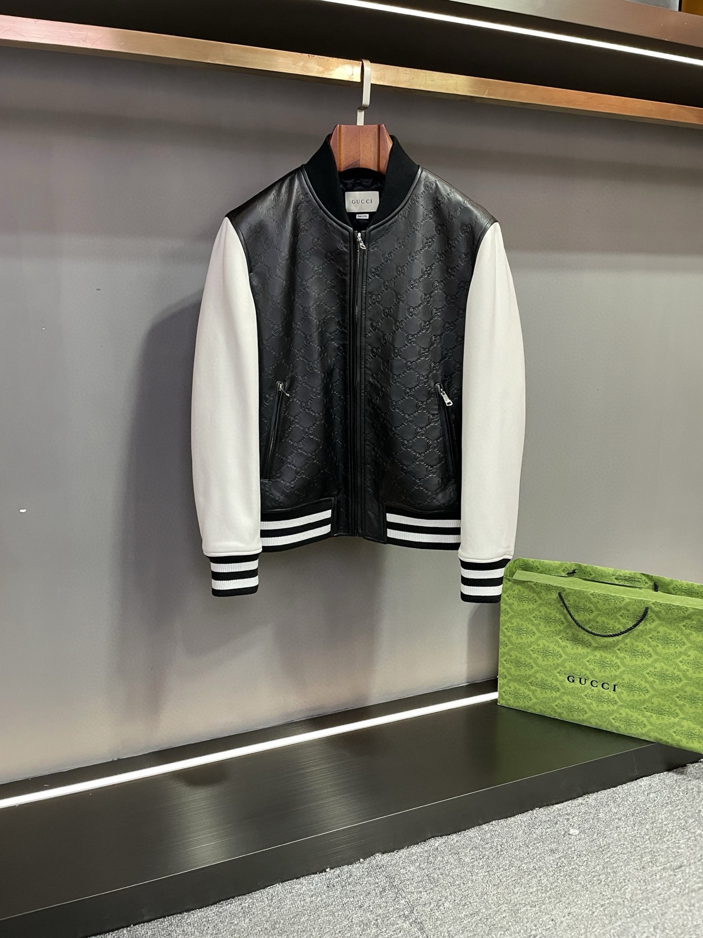 NO:772775,GUCCI's 2026 spring and summer new men's sheepskin leather jacket makes a shocking debut!   With exquisite craftsmanship and luxurious quality, Gucci once again leads the fashion trend. This men's sheepskin leather jacket is carefully made of sheepskin imported from Australia, and every detail demonstrates the brand's pursuit of excellence. The body is made of black sheepskin, with GUCCI's classic LOGO double G embossed, revealing luxury and elegance in a low-key manner. The sleeves are made of white sheepskin, with a unique contrasting design, which adds a touch of fashionable vitality to the overall look.  Whether it is a business occasion or leisure time, this Gucci men's sheepskin leather jacket can allow you to show your extraordinary temperament and taste. It is not only a piece of clothing, but also a reflection of your attitude towards life. Choose the perfect fusion of quality and fashion. Gucci's new 2026 spring and summer sheepskin jacket, let us appreciate the unique charm of Gucci men's sheepskin leather jacket. Size 48-56,,gucci,gucci,jackets & coats,leather jacket,sheepskin,Top Customize119860909古驰 GUCCI 2026春夏新款男士羊皮皮衣外套震撼登场！  精湛工艺,奢华品质,古驰再次引领时尚潮流.这款男士羊皮皮衣,采用澳洲进口羊皮精心打造,每一处细节都彰显着品牌的卓越追求.  身子部分为黑色羊皮,GUCCI 经典的LOGO 双 G 压花,低调中透露着奢华与优雅.袖子则采用白色羊皮,独特的撞色设计,为整体造型增添了一抹时尚的活力.  无论是商务场合还是休闲时光,这款古驰男士羊皮皮衣都能让你展现出非凡的气质与品味.它不仅是一件衣物,更是一种生活态度的体现.  选择品质与时尚的完美融合.古驰2026春夏新款羊皮外套,让我们一同领略古驰男士羊皮皮衣的独特魅力.  码数48-56,,gucci,gucci,jackets & coats,leather jacket,sheepskin,Top Customize1,Men's clothing