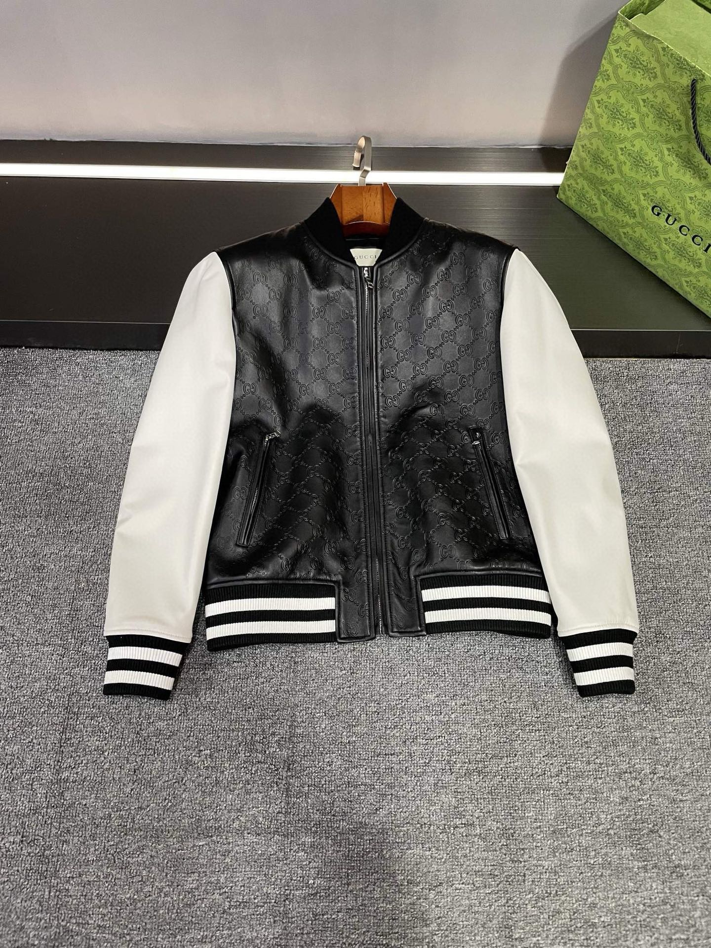 NO:772736,Gucci GUCCI 2026 spring and summer new men's sheepskin leather jacket, tile details!   When you see the tile details of this leather jacket, I believe you will be as deeply shocked as I am. It is carefully made of sheepskin imported from Australia, with excellent quality, delicate and soft touch, and perfect upper body comfort. The body part is made of classic black sheepskin, with GUCCI LOGO double G embossed, showing luxury taste in a low-key manner and fully displaying the brand's charm.  The sleeves are made of white sheepskin, with a unique contrasting color design, which is very fashionable. The combination of black and white, timeless classic, makes you stand out from the crowd. This Gucci leather jacket is not only a piece of clothing, but also a work of art. Every detail has been carefully crafted, from material selection to production, all reflecting GUCCI's exquisite craftsmanship and persistent pursuit of quality. Whether it is paired with casual pants or formal wear, it can be easily worn to show your unique personality and fashion taste. Come and get this piece  Gucci's new 2026 spring and summer men's sheepskin leather jacket, let yourself become the fashion focus of this season!   Size M-3XL,,gucci,gucci,leather jacket,sheepskin,Top Customize119860909古驰 GUCCI 2026春夏新款男士羊皮皮衣,平铺细节图！  当你看到这件皮衣的平铺细节图,相信你也会和我一样被深深震撼.  采用澳洲进口羊皮精心打造,品质卓越,触感细腻柔软,上身舒适度满分.  身子部分为经典的黑色羊皮,GUCCI LOGO 双 G 压花,低调中彰显奢华品味,尽显品牌魅力.  而袖子则采用白色羊皮,独特的撞色设计,时尚感爆棚.黑白搭配,永恒的经典,让你在人群中脱颖而出.  古驰这件皮衣不仅仅是一件衣服,更是一件艺术品.每一个细节都经过精心雕琢,从选材到制作,无不体现着 GUCCI 的精湛工艺和对品质的执着追求.  无论是搭配休闲裤还是正装,都能轻松驾驭,展现出你的独特个性和时尚品味.  快来入手这件 Gucci2026春夏新款男士羊皮皮衣吧,让自己成为这个季节的时尚焦点！  码数 M-3XL,,gucci,gucci,leather jacket,sheepskin,Top Customize1,Men's clothing