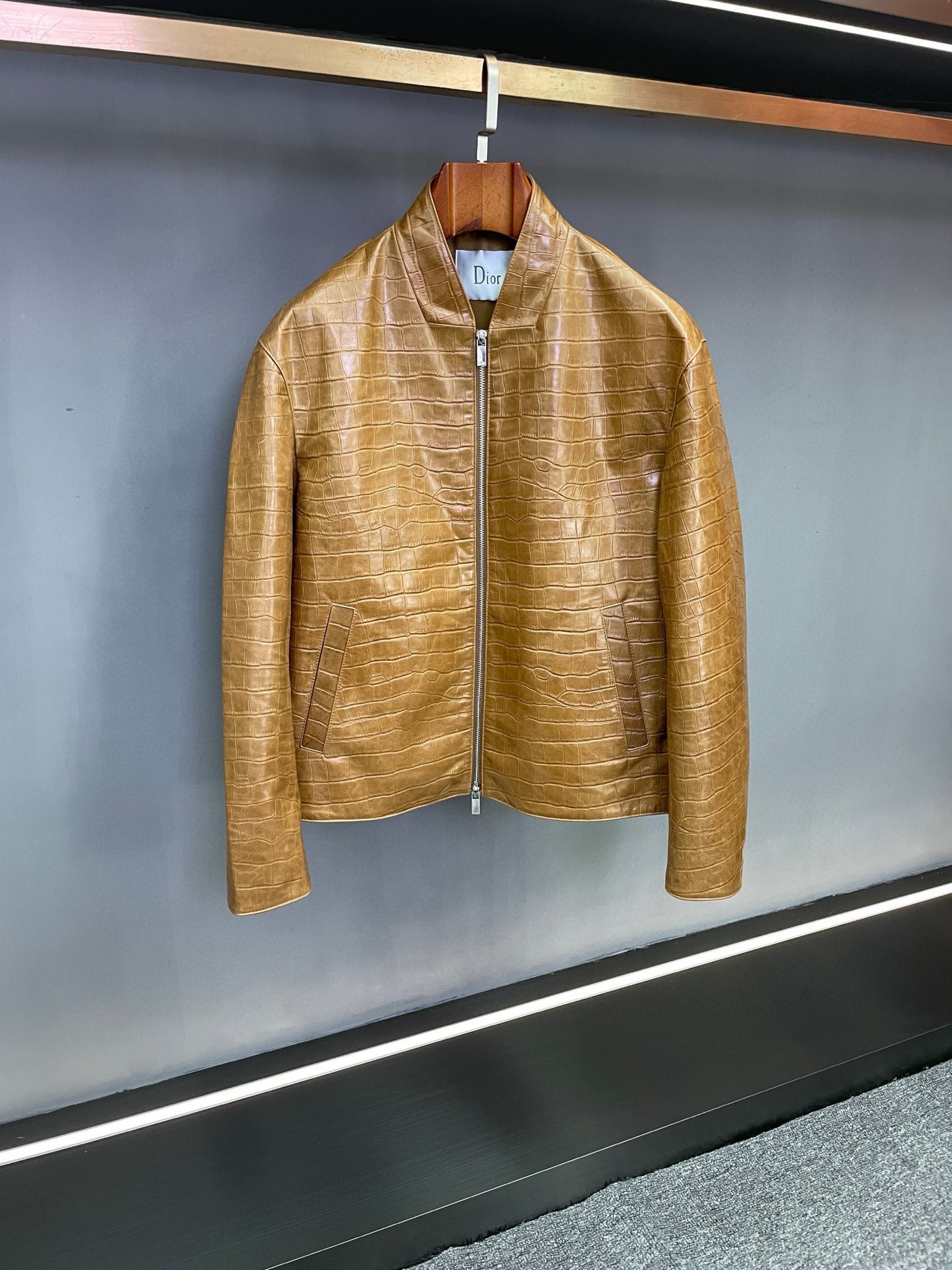 NO:772746,DIOR Dior's new men's sheepskin jacket for spring and summer 2026 reshapes autumn and winter style. On the fashion stage, DIOR has always been the trend leader. In spring and summer 2026, Dior's new men's sheepskin jacket makes a shocking debut, bringing the ultimate experience to men who pursue quality and style.  The leather jacket is made of imported brown sheepskin. Its unique color is deep and full of charm, like an elegant poem that has accumulated over time, highlighting the mature and stable temperament of men. This high-quality sheepskin not only looks charming, but also feels soft and delicate. Every time you touch it, you can feel the luxurious texture brought by the top material, and it has good breathability and wear resistance, ensuring that it is comfortable to wear in various occasions.  The design of embossed crocodile pattern all over the body is the finishing touch. The crocodile pattern symbolizes strength and wildness, injecting unique fashion tension into the jacket, making the wearer stand out from the crowd. Every texture is carefully pressed, delicate and clear, showing a lifelike three-dimensional effect, interpreting Dior's persistent pursuit of craftsmanship.  The short version is a precise grasp of modern fashion. It breaks the traditional constraints and cleverly optimizes body proportions. Even men with an average figure can instantly have a tall and straight figure when wearing it, showing a neat and capable temperament. Whether it is paired with a simple white T and jeans for casual daily life, or worn with a shirt and trousers to attend a business event, it can be perfectly adapted and can easily handle various occasions.  The new spring and summer products have arrived in the store. We sincerely invite you to come to the store to try them on and experience the unique charm of Dior's new spring and summer 2026 men's sheepskin jackets. Size 48-58.,,dior,dior,jeans,jackets & coats,shirts,leather jacket,sheepskin,Top Customize119860909DIOR 迪奥 2026春夏新款男士羊皮夹克,重塑秋冬型格  在时尚的舞台上,DIOR始终是潮流的引领者.2026春夏,迪奥全新男士羊皮夹克震撼登场,为追求品质与风格的男士们带来极致体验.  皮衣精选进口咖啡色羊皮,其独特的色泽深沉而富有韵味,如同沉淀岁月的优雅诗篇,彰显男士成熟稳重的气质.这种优质羊皮不仅外观迷人,触感更是柔软细腻,每一次触摸都能感受到顶级材质带来的奢华质感,且具备良好的透气性与耐磨性,确保在各种场合穿着都舒适自在.  全身压鳄鱼纹的设计,堪称点睛之笔.鳄鱼纹象征着力量与野性,为夹克注入独特的时尚张力,让穿着者在人群中脱颖而出.每一处纹理都经过精心压制,细腻而清晰,呈现出栩栩如生的立体效果,诠释着迪奥对工艺的执着追求.  短装版型则是对现代时尚的精准把握.它打破传统束缚,巧妙地优化身材比例,即使身材普通的男士,穿上也能瞬间拥有挺拔身姿,彰显利落干练的气质.无论是搭配简约白T与牛仔裤的休闲日常,还是内搭衬衫搭配西裤出席商务活动,都能完美适配,轻松驾驭各种场合.  春夏新品已经到店,诚邀各位到店试穿体验,感受迪奥2026春夏新款男士羊皮夹克的独特魅力. 码数48-58.,,dior,dior,jeans,jackets & coats,shirts,leather jacket,sheepskin,Top Customize1,Men's clothing
