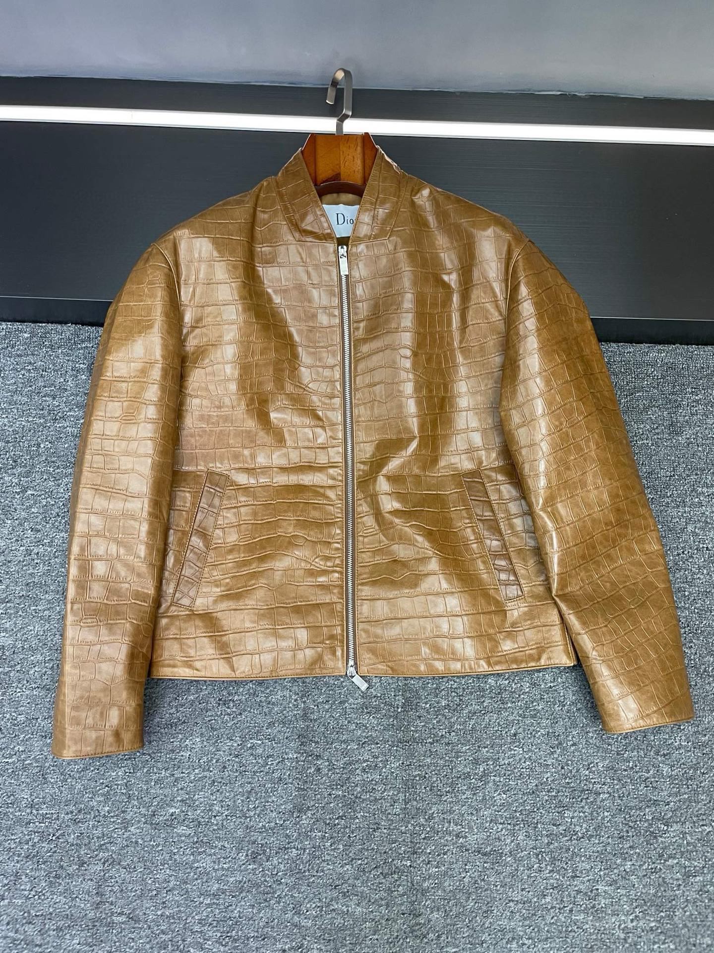 NO:772751,DIOR Dior’s new products directly weld the sense of luxury to the body. DIOR’s 2026 spring and summer new products are really crazy!  Whoever wears this men's sheepskin jacket will be the focus of the street, and he will definitely have a say in autumn and winter fashion!   Selected imported brown sheepskin, you will be conquered by the texture the moment you buy it. The leather is delicate and silky, like applying a luxurious mask to the body. It not only feels good to the touch, but also exudes a unique natural luster, showing a luxurious taste in a low-key manner. The whole body embossed crocodile pattern design is simply a stroke of genius!  The domineering crocodile texture has an inherent wildness and unruliness. Every texture tells the aura of 'keep away from strangers'. Wear it and instantly become a fashionable ICON among the crowd. Moreover, crocodile embossing has always been a symbol of nobility in the fashion industry. You don't have to worry about environmental issues, and you can easily have top quality.  The short version is the finishing touch, perfectly optimizing the body proportions. After putting it on, it instantly lengthens the leg lines, creating a nine-headed figure. Small boys can easily control it and transform into a tall man in seconds. Whether it is paired with casual jeans to create a casual street style, or put on formal trousers to attend important occasions, it can be perfectly adapted without any sense of disobedience. Owning it means you have the fashion confidence for the entire autumn and winter!  What are you waiting for? Hurry up and add it to your fashion list~ Size M-4XL,,dior,dior,jeans,jackets & coats,sheepskin,Top Customize119860909DIOR 迪奥这波新品,直接把高级感焊在身上 DIOR 2026春夏新品真是杀疯了！这件男士羊皮夹克,谁穿谁是街头焦点,狠狠拿捏秋冬时髦话语权！  精选进口咖啡色羊皮,入手的瞬间就被质感征服.皮质细腻丝滑,像给身体敷上一层奢护面膜,不仅触感好,还散发着独特的自然光泽,低调中尽显奢华品味  全身压鳄鱼纹设计,简直是神来之笔！霸气张扬的鳄鱼纹理,带着与生俱来的野性与不羁,每一道纹路都在诉说着“生人勿近”的气场,穿上它,秒变人群中的时髦ICON.而且鳄鱼压纹在时尚界一直是贵气的象征,既不用担心环保问题,又能轻松拥有顶级质感.  短装版型更是点睛之笔,完美优化身材比例.穿上后,瞬间拉长腿部线条,营造出九头身既视感,小个子男生也能轻松驾驭,秒变高挑型男不管是搭配休闲牛仔裤打造随性街头风,还是换上正式西裤出席重要场合,它都能完美适配,毫无违和感.  拥有它,就是拥有了整个秋冬的时尚底气！还等什么,赶紧加入你的时尚清单吧~  码数 M-4XL,,dior,dior,jeans,jackets & coats,sheepskin,Top Customize1,Men's clothing