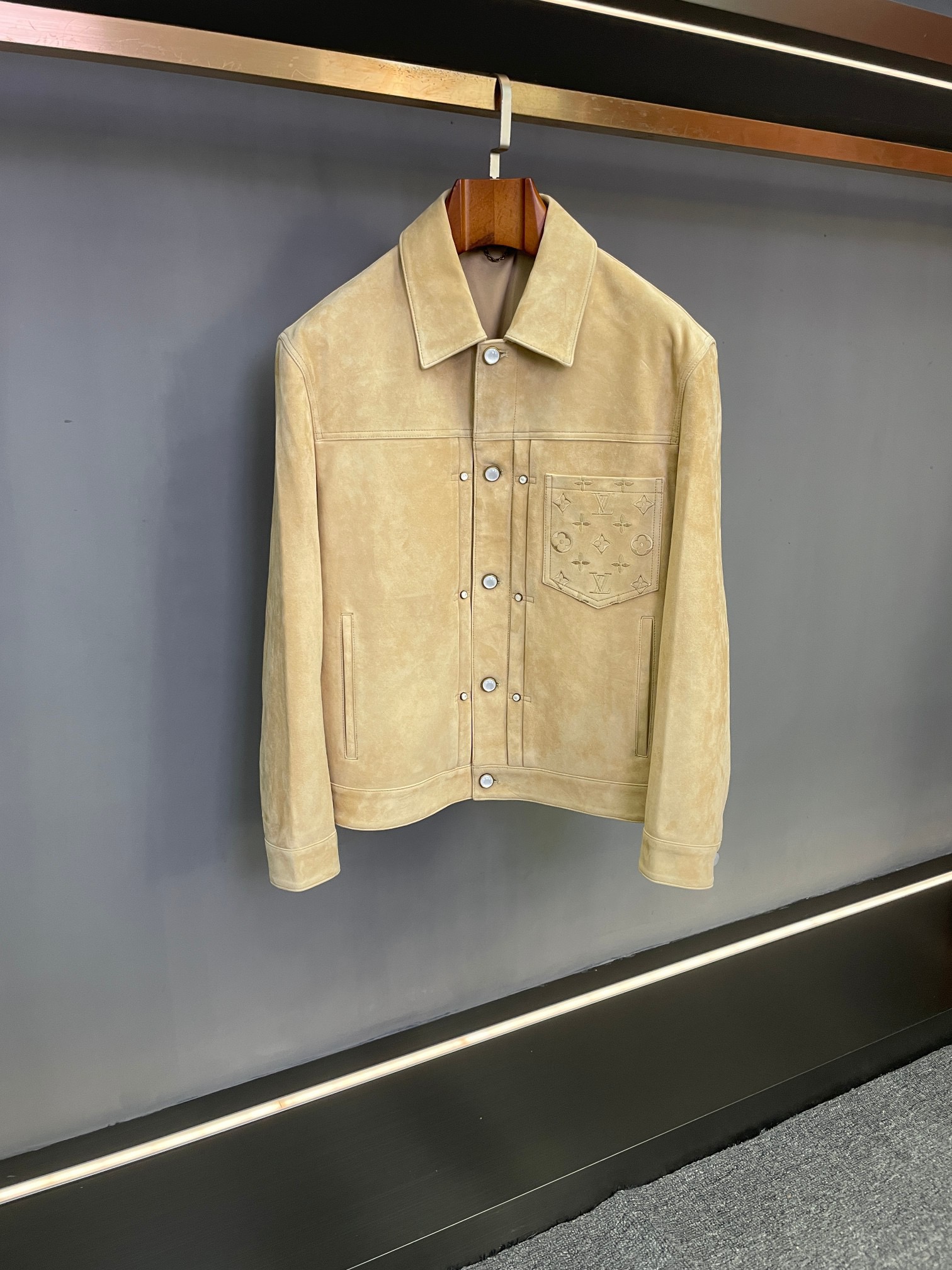 NO:772755,LV Louis Vuitton's 2026 spring and summer new men's suede sheepskin jacket is a fusion of classics and ingenuity. Louis Vuitton's leather jacket series presents another masterpiece, launching a new men's sheepskin jacket, which interprets the elegant style of contemporary men with exquisite craftsmanship and iconic design.  Louis Vuitton's leather jacket is carefully crafted from suede sheepskin imported from Australia. The leather is delicate and warm, with a rich touch, soft texture and crisp silhouette, highlighting high-end quality in every detail. It is specially available in two color options, yellow and blue. Yellow is bright yet calm, injecting vitality into autumn and winter looks; blue is deep and restrained, with a calm aura, suitable for various occasions.  In terms of design, the jacket continues the brand's classic aesthetics. The left breast pocket is embellished with LV's iconic five-flower LOGO embroidery. The stitching is fine and exquisite, highlighting the brand recognition in a low-key manner. It is paired with pearl-engraved buttons, whose luster and leather texture complement each other. The details are full of ingenuity. The LV LOGO embossed leather under the back collar outlines the brand mark with simple lines, further strengthening the integrity and exclusiveness of the design.  Whether it is a casual match for daily commuting or an elegant appearance in social occasions, this sheepskin jacket can become a classic item in men's wardrobe with both practicality and collectible value due to its high-quality material and decent design, perfectly interpreting Louis Vuitton's unremitting pursuit of quality and style. Size 48-56,,louis vuitton,louis vuitton,jackets & coats,leather jacket,sheepskin,chamois leather,Top Customize119860909LV 路易威登2026春夏新款男士反绒麂皮羊皮外套经典与匠心的融合之作  路易威登皮衣系列再献佳作,推出新款男士羊皮外套,以精湛工艺与标志性设计,诠释当代男士的优雅型格.  路易威登这款皮衣外套甄选澳洲进口反绒羊皮精心打造,皮质细腻温润,触感丰盈,兼具柔软质感与挺括廓形,于细节处彰显高端品质.特别提供黄色与蓝色两种配色选择黄色明媚而不失沉稳,为秋冬造型注入活力；蓝色深邃内敛,自带沉稳气场,适配多元场合穿搭需求.  设计上,外套延续品牌经典美学,左胸口袋处点缀LV标志性五花LOGO刺绣,针脚细密精致,于低调中凸显品牌辨识度；搭配珍珠刻字纽扣,莹润光泽与皮质纹理相映成趣,细节处尽显匠心巧今年思.后衣领下方的LV LOGO压花贴皮,以简约线条勾勒品牌印记,进一步强化设计的完整性与专属感.  无论是日常通勤的从容搭配,还是社交场合的优雅亮相,这款羊皮外套都能凭借其优质材质与得体设计,成为男士衣橱中兼具实用性与收藏价值的经典单品,完美诠释路易威登对品质与风格的不懈追求. 码数48-56,,louis vuitton,louis vuitton,jackets & coats,leather jacket,sheepskin,chamois leather,Top Customize1,Men's clothing