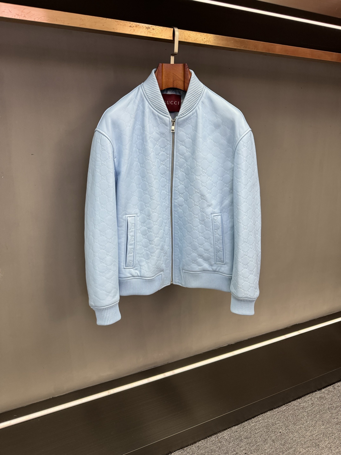 NO:772773,Gucci 2026 spring and summer new men's sheepskin jacket officially released  As the benchmark of Italian luxury fashion, GUCCI launches the men's sheepskin jacket in the 2026 spring and summer series. It reinterprets the luxurious style of contemporary gentlemen with the collision of rare materials and classic logos. This single product is selected from New Zealand blue.  Crafted from sheepskin, it is sourced from the top layer of leather on the back of local high-quality lambs. The leather is fine, flexible and has a warm luster. It feels light and soft to the touch. It also has excellent ductility and durability, and can still maintain its excellent texture over time.  The jacket continues the brand’s classic design genes, with the iconic double G’s all over the body.  Logo embossing, which is derived from the initials of the brand founder, uses precise embossing technology to present a three-dimensional texture, which not only echoes the traditional heritage of Gucci's early equestrian products, but also implies the brand's dual commitment to craftsmanship and luxury. The neat baseball collar style breaks the dullness of traditional leather jackets, and the lines are cut to fit the shoulder and neck curves. It can not only modify the body shape, but also takes into account the decency of business occasions and the casualness of daily wear, perfectly adapting to the diverse life scenes of urban men.  From the rigorous selection of rare leather materials to the excellence of detailed craftsmanship, this sheepskin jacket integrates Gucci's century-old clothing heritage and contemporary design aesthetics. Every detail demonstrates the wearer's extraordinary taste. Size 48-56.,,gucci,gucci,jackets & coats,leather jacket,sheepskin,Top Customize119860909古驰 Gucci 2026春夏新款男士羊皮外套 官方发布 作为意大利奢侈时尚的标杆,GUCCI于2026春夏系列重磅推出男士羊皮外套,以珍稀材质与经典标识的碰撞,重新诠释当代绅士的奢华格调.该单品甄选新西兰蓝色绵羊皮匠心打造,取材自当地优质羔羊脊背部位的头层皮料,皮质细腻柔韧且自带温润光泽,触感轻盈软糯,同时具备出色的延展性与耐用性,历经岁月仍能保持优良质感. 外套延续品牌经典设计基因,全身遍布标志性双G Logo压花,这一源自品牌创始人姓名缩写的标识,以精准的压印工艺呈现立体肌理,既呼应了Gucci早期马术用品的传统底蕴,又暗含品牌对工艺与奢华的双重承诺.利落的棒球领版型打破传统皮衣的沉闷感,线条剪裁贴合肩颈曲线,既能修饰身形,又兼顾了商务场合的得体与日常穿搭的随性,完美适配都市男性多元生活场景. 从珍稀皮料的严苛甄选到细节工艺的精益求精,这件羊皮外套将Gucci百年的制衣传承与当代设计美学融为一体,每一处细节都彰显着佩戴者的不凡品味. 码数 48-56.,,gucci,gucci,jackets & coats,leather jacket,sheepskin,Top Customize1,Men's clothing