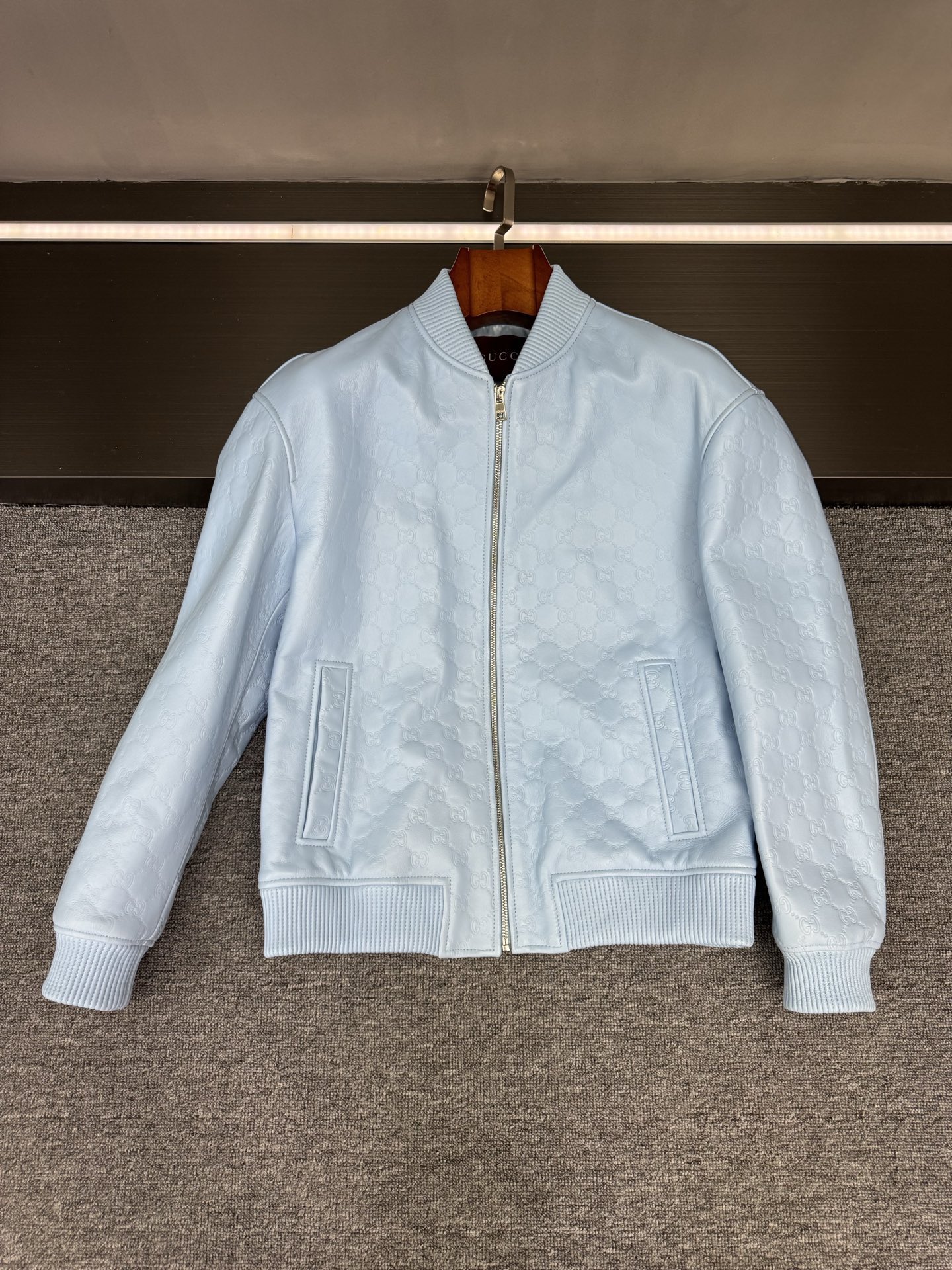 NO:772777,Gucci 2026 Spring and Summer Men's Sheepskin Jacket | Wearing high-luxury texture into daily gentle armor. In the autumn and winter wardrobe, there is always a lack of a jacket that can not only support the aura but also conceal the temperature - Gucci's new men's sheepskin jacket just meets all expectations.  Made of selected New Zealand blue sheep leather, it is delicate and soft to the touch, with a warm and lustrous feel. The upper body is light and does not weigh down the body. It has the stiffness of leather but is soft and comfortable next to the skin. The iconic double G logo embossed all over the body is very high-end. It is not exaggerated and public, but is low-key imprinted in the leather texture. The classic charm of the brand is revealed every time you raise your hand and turn around.  The finishing touch is the baseball collar style, which breaks the rigidity of traditional leather jackets and adds a casual and neat youthful style. It can be easily controlled whether it has broad or narrow shoulders, and it modifies the body shape without being particular about the occasion. When commuting, wear it with a turtleneck sweater to give it an elite look. On weekends, wear it with white T jeans and it has a relaxed and trendy style. One piece can cover all autumn and winter looks.  True luxury has always been the perfect combination of materials and design, and it is also the taste and attitude that cannot be hidden in daily wear. This Gucci sheepskin jacket makes every autumn and winter moment full of texture memories. Size M-3XL,,gucci,gucci,jeans,jackets & coats,leather jacket,sheepskin,Top Customize119860909古驰 Gucci 2026春夏男士羊皮外套｜把高奢质感穿进日常的温柔铠甲 秋冬的衣橱里,总缺一件既撑得起气场又藏得住温度的外套——Gucci 这件新款男士羊皮外套,恰好戳中所有期待 精选新西兰蓝色绵羊皮打造,是触摸得到的细腻软糯,自带温润光泽感,上身轻盈不压身,既有皮革的挺括筋骨,又不失贴肤的柔软舒适.全身遍布的标志性双G Logo压花太懂高级感,不是浮夸的张扬,而是低调印刻在皮质肌理中,抬手转身间都透着品牌沉淀的经典韵味. 点睛之笔是棒球领版型,打破传统皮衣的硬感,多了份随性利落的少年气,不管是宽肩还是窄肩都能轻松驾驭,修饰身形的同时又不挑场合.通勤时内搭高领针织衫显精英感,周末配白T牛仔裤又自带松弛潮范,一件就能承包秋冬所有造型. 真正的奢侈,从来都是材质与设计的完美契合,更是日常穿搭里藏不住的品味与态度.这件古驰羊皮外套,让每个秋冬瞬间都充满质感记忆. 码数M-3XL,,gucci,gucci,jeans,jackets & coats,leather jacket,sheepskin,Top Customize1,Men's clothing