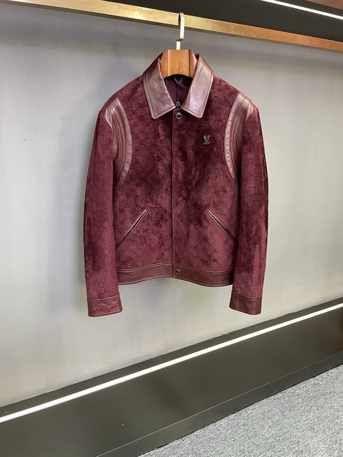 NO:772822,LV Louis Vuitton's 2026 new spring and summer men's sheepskin jacket represents a new realm of fashion. Louis Vuitton has never stopped on the road to pursuing excellent quality and fashion cutting-edge. This season, we are honored to present to you the LV 2026 new men's sheepskin jacket. This is not only a piece of clothing, but also a perfect fusion of fashion and craftsmanship, highlighting your unique taste and extraordinary style.  Louis Vuitton's jacket is made of rose red suede sheepskin imported from New Zealand. Its texture is fine and soft, bringing an unparalleled wearing experience. LV's classic checkerboard pattern is embossed on the whole body, cleverly combining the brand's historical heritage with modern fashion, and exuding a luxurious atmosphere in a low-key manner. The shoulders, collar and hem are spliced with rose red glossy sheepskin. Through the collision of different textures of leather, it creates a unique sense of layering and three-dimensionality, showing personality and confidence in every gesture.  Whether you wear it with a simple white shirt and black trousers for business occasions, showing your professionalism and stability; or with a casual T-shirt and jeans for daily outings, you can easily become the center of attention. Size M-3XL,,louis vuitton,louis vuitton,jeans,jackets & coats,shirts,tees,t-shirt,sheepskin,Top Customize119860909LV 路易威登2026春夏新款男士羊皮夹克,演绎时尚新境界 在追求卓越品质与时尚前沿的道路上,路易威登从未止步.今季,我们荣幸为您呈献LV 2026新款男士羊皮夹克,这不仅是一件衣物,更是时尚与工艺的完美融合,彰显您独特品味与非凡格调.  路易威登这款夹克精选新西兰进口玫红色反绒羊皮,其质地细腻柔软,带来无与伦比的穿着体验.全身压印LV经典的棋盘格图案,巧妙地将品牌的历史底蕴与现代时尚相结合,低调中散发着奢华气息.肩膀、领子和下摆部分,采用玫红色亮面羊皮拼接,通过不同质感皮革的碰撞,塑造出独特的层次感与立体感,举手投足间尽显个性与自信.  无论是搭配简约的白色衬衫和黑色西裤出席商务场合,展现您的专业与稳重；还是内衬休闲T恤和牛仔裤,用于日常出街,都能轻松成为众人焦点.  码数 M-3XL,,louis vuitton,louis vuitton,jeans,jackets & coats,shirts,tees，t-shirt,sheepskin,Top Customize1,Men's clothing